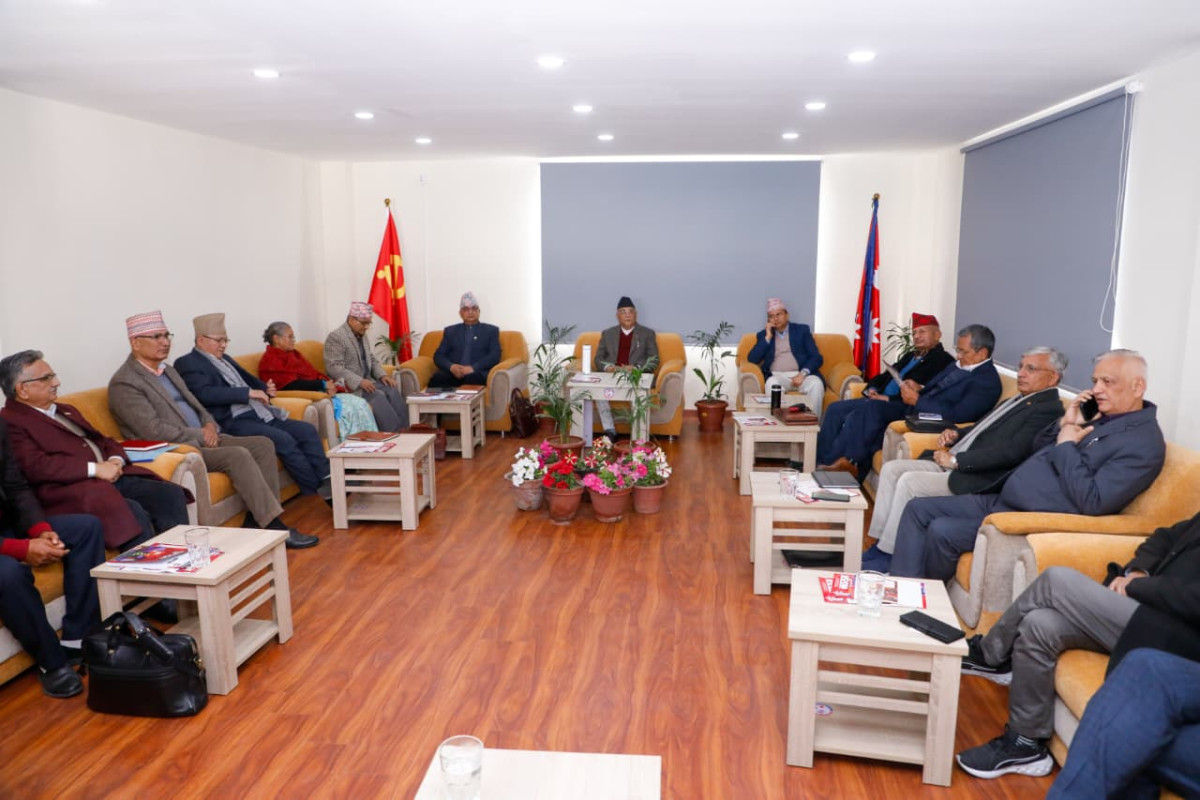 काठमाडौँ। नेकपा (एमाले)ले गत भदौ अन्तिम साता सम्पन्न विधान महाधिवेशनबाट पारित निर्णयअनुसार नै नेतृत्व निर्माण गर्ने भएको छ । शुक्रवार केन्द्रीय कार्यालय च्यासलमा बसेको पार्टी सचिवालय बैठकले यस्तो निर्णय गरेको उपमहासचिव प्रदीप ज्ञवालीले जानकारी दिएका छन् । उनकाअनुसार यो महाधिवेशनले २ सय ५१ सदस्यीय केन्द्रिय कमिटी र १५ सदस्यीय पदाधिकारी चयन गर्ने छ । उहाँले ज्ञवालीले १०८ जना मनोनितको नामवाली पनि पारित भएको बताए । उक्त सूचि शनिवार सार्वजनिक गरिने उनको भनाइ छ । उनले महाधिवेशनमा नयाँ नेतृत्वको निर्वाचनका लागि विद्युतीय मेसिन प्रयोग गरिने समेत जानकारी दिएका छन् । उनले महाधिवेशनको उद्घाटन सत्रमा राजनीतिक दलहरुका शुभकामना मन्तव्यका साथै अध्यक्ष ओलीले सम्बोधन गर्ने जानकारी दिएका छन् । उनले भने, ‘हाम्रो महाधिवेशनको उद्घाटन भोलि बिहान ११ बजे भक्तपुरस्थित सल्लाघारीमा हुनेछ । त्यो कार्यक्रममा हामीले विभिन्न मित्रराष्ट्रहरुका राजनीति पार्टीहरुबाट हामीले शुभकामना सन्देशहरु प्राप्त गरेका छौँ । त्यसबाहेक संसदमा प्रतिनिधित्व गर्ने राष्ट्रिय मान्यताप्राप्त दलका नेताहरुलाई पनि हामीले आमन्त्रण गरेका छौँ । ती दलका प्रमुखहरुबाट हामी शुभकामनाहरु प्राप्त गर्नेछौँ । अध्यक्षले महाधिवेशनको उद्घाटन समारोहलाई सम्बोधन गर्नुहुनेछ । हामीले यसरी उद्घाटन सत्रको कार्यतालिका तर्जुमा गरेका छौँ । पर्सीदेखि हाम्रो बन्दसत्र भृकुटिमण्डपमा सुरु हुनेछ । विगतका अभ्यासहरुभन्दा फरक यो पटक हामीले सिंगो सचिवालयले अध्यक्ष मण्डलको काम गर्ने प्रश्ताव गरेका छौँ । बन्दसत्रलाई व्यवस्थित ढंगले सञ्चालन गर्नका लागि सचिवालयले नै आवश्यक कार्यक्रमहरु तर्जुमा गर्नेछ । महाधिवेशनबाट पारित गर्नुपर्ने विशेष प्रश्तावहरु तयारीका लागि प्रदीप ज्ञवालीको संयोजकत्वमा एउटा समिति र त्यहाँ भएका निर्णयहरुलाई माईन्युनिटिङ गर्नको लागि उपमहासचिव पृथ्बीसुब्बा गुरुङको संयोजकत्वमा माइन्युनिटिङ गर्ने निर्णय भएको छ । हामीले महाधिवेशनको नेतृत्व चयनका लागि विद्युतिय मतदानको व्यवस्था गरेका छौं । यसपटक हामीले विधान महाधिवेशनको सर्वोच्चतालाई ध्यानमा राख्दै जुन विधान त्यहाँ पारित भएको छ त्यसकै आधारमा नेतृत्व चयन गर्ने निर्णय भएको छ । अर्थात २५१ सदस्यीय केन्द्रीय कमिटी र १५ सदस्यीय पदाधिकारीसहितको नेतृत्व निर्माण गर्ने निर्णय भएको छ ।’ बैठकले महाधिवेशनबाट पारित गर्नुपर्ने विशेष प्रश्तावहरु तयारीका लागि प्रदीप ज्ञवालीको संयोजकत्वमा एउटा समिति तथा महाधिवेशनले गर्ने निर्णयहरुलाई माईन्युनिटिङ गर्नको लागि उपमहासचिव पृथ्बीसुब्बा गुरुङको संयोजकत्वमा समिति गठन गर्ने निर्णय भएको समेत जानकारी गराएका छन्।