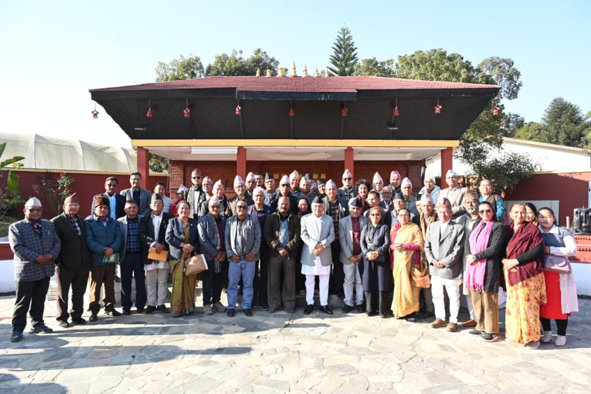 राष्ट्रपति रामचन्द्र पौडेलले प्रतिनिधि सभा सदस्य निर्वाचन निर्वाध सम्पन्न गरी अहिलेको अवस्थालाई सहज निकास दिन आवश्यक रहेको बताउनुभएको छ । नेपाल प्रजातन्त्र सेनानी सङ्घका पदाधिकारीहरूसँगको भेटमा राष्ट्रपति पौडेलले यस्तो बताउनुभएको हो । उहाँले राजनीतिका लागि पटकपटक सङ्घर्ष र दुष्चक्रबाट मुक्त भएर राजनीतिक परिवर्तनपछिको अबको समय आर्थिक विकास र समृद्धिमा केन्द्रित गर्नुपर्ने बताउनु भयो । आर्थिक विकास र समृद्धिमै केन्द्रित गर्न राजनीतिक स्थायित्व र सुशासन पहिलो शर्त भएको पनि बताउनु भयो । उहाँले भ्रष्टाचारको अन्त्य गरी सुशासनका माध्यमबाट मुलुकको विकास गर्ने तथा सङ्घीय लोकतान्त्रिक गणतन्त्रलाई सुदृढ गर्नुपर्ने आजको आवश्यकता भएको उल्लेख गर्नुभयो । उहाँले राजनीतिक परिवर्तनपछिको जनचाहना भनेको शान्ति, स्थायित्व र विकास भएको बताउँदै सामाजिक न्यायसहितको समयानुकुल आर्थिक नीति र कार्यक्रम बनाएर मुलुकको आर्थिक विकासको सपना साकार पार्नु मूल दायित्व भएको बताउनु भयो । राष्ट्रपति पौडेलले जनतालाई सार्वभौम बनाउन र उनीहका हक, अधिकार तथा स्वतन्त्रता सुनिश्चित गर्न प्रजातन्त्र सेनानीहरूले लोकतन्त्र स्थापना र पुनस्र्थापनाका सङघर्षहरूमा अविश्राम समर्पित भएको गर्विलो इतिहासको जगमा आज मुलुक उभिएको बताउनु भयो ।