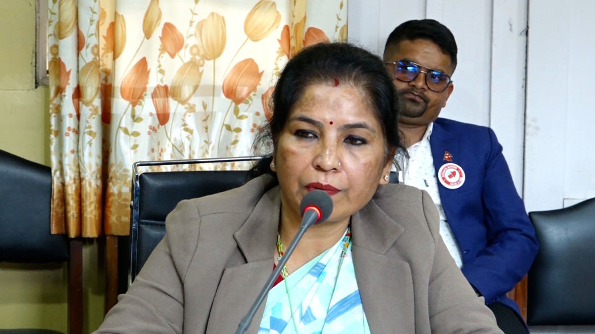 सरकारले महिलामाथि हुने सबै किसिमका लैङ्गिक हिंसाका मुद्दाहरुलाई सम्बोधन गर्न एकीकृत कानून निर्माणको तयारीमा जुटेको छ । राष्ट्रिय सभाको सार्वजनिक नीति तथा प्रत्यायोजित विधायन समितिको शुक्रवारको बैठकमा महिला, बालबालिका ज्येष्ठ नागरिक मन्त्रालयकी सचिव लक्ष्मीकुमारी बस्नेतले महिलामाथि हुने सबै किसिमका लैङ्गिक हिंसाका मुद्दाहरुलाई सम्बोधन गर्न एकीकृत कानून निर्माणको तयारीमा जुटेको बताउनुभएको हो । महिला समुदायले समाजमा भोग्दै आएका सबै प्रकारका विभेद र हिंसाको विषयलाई राज्यले सम्बोधन गर्नुपर्ने आवश्यकताको आधारमा एकीकृत कानून निर्माणको लागि अवधारणा तयार पारिएको उहाँको भनाइ छ । उहाँले मन्त्रिपरिषद्बाट सैद्धान्तिक स्वीकृति पाएपछि कानूनको मस्यौदा लेखन कार्य अगाडि बढ्ने बताउनु भयो । उहाँले महिलाविरुद्ध हुने सबै प्रकारका भेदभाव उन्मूलन गर्ने महासन्धी (सिड)को नेपाल पक्ष राष्ट्र भएको उल्लेख गर्दै उक्त कमिटीले गत माघमा दिएको सुझाव कार्यान्वयनका लागि रोडम्याप तयार गर्ने कार्य समेत भइरहेको बताउनु भयो । नेपालले वार्शिक रुपमा पेश गर्ने प्रतिवेदनको आधारमा सिडले प्रत्येक वर्ष सुझावहरु दिँदै आएको छ । उहाँले भन्नुभयो, ‘सबै विषय समेट्ने गरी लैंगिक हिंसासम्बन्धी एकीकृत कानून बनाउन सक्यौं भने त्यसैमा टेकेर अन्य मापदण्ड, नियमावली समेत बनाउन सकिन्छ । यसको लागि पनि मन्त्रालयले केही पहल गरेको छ । त्यसकारण एकीकृत कानून बनाउनको लागि हामीले एउटा अवधारणा पत्र बनाइसकेका छौं । कानून मन्त्रालयको सुझावमा क्याबिनेटबाट सैद्धान्तिक सहमति पाएपछि हामी कानून निर्माणको बाटोमा अघि बढ्छौं । महिलाविरुद्ध हुने सबै प्रकारका भेदभाव उन्मूलन गर्ने महासन्धी (सिड) कमिटीको समेत नेपाल पक्ष राष्ट्र भएको हुनाले त्यसमा हामी प्रतिवेदन पेस गर्छौं र उसले सुझावहरु दिने गर्दछ । सिडले गत माघमा दिएको सुझावहरु कार्यान्वयन कसरी गर्ने भनेर हामी एउटा रोडम्मयाप तयार गर्दैर्छौं । त्यसमा महिला मन्त्रालय मात्र नभई अन्य मन्त्रालयसँग समेत सरोकार राख्ने विषयहरु रहेका छन् । ती सुझावहरु कार्यान्वयनको लागि संघ, प्रदेश र स्थानीय सरकार समेत जिम्मेवार रहनुपर्ने अवस्था रहन्छ । महिलामाथि हुने सबै किसिमका हिंसाविरुद्धको जुन महासन्धि छ त्यसमा भएका विषयहरुलाई कार्यान्वयन गर्न कसरी वार्शिक कार्यक्रममा राखेर लैजाने भन्ने विषयलाई पनि यो रोडम्यापमा राखेका छौं ।’ उहाँले महिलामाथि हुने गरेका सबै प्रकारका हिंसाको रोकथामा र दोषिलाई आवश्यक कारबाही गर्न एकीकृत कानून बनाई त्यसको प्रभावकारी कार्यान्वयन गनुपर्ने आजको आवश्यकता रहेको पनि बताउनु भयो ।