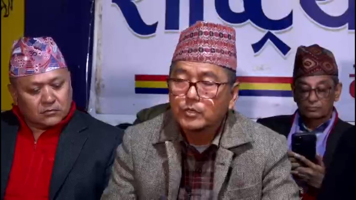 राष्ट्रिय प्रजातन्त्र पार्टीले राजसंस्था जनमत संग्रहबाट नभइ सबैको सहमतिबाटै पुनःस्थापित हुनुपर्ने बताएको छ । शुक्रवार सम्पन्न केन्द्रिय कार्यसमितिको बैठकका निर्णय सुनाउनुहुँदै अध्यक्ष राजेन्द्रप्रसाद लिङदेनले राप्रपा राजसंस्था जनमतसंग्रह वा कुनै रक्तपातको बाटोबाट हुनु नहुने बताउनुभएको हो । उहाँले राजसंस्था पुनःस्थापनका लागि यदाकदा जनमत संग्रहको कुरा उठ्ने गरेको भन्दै राप्रपाको परिकल्पनाको राजसंस्था पूर्ण संवैधानिक राजसंस्था भएको बताउनु भयो । राजसंस्थाको पुनःस्थापना जनमतसंग्रह वा कुनै रक्तपातको बाटोबाट हुनु नहुने बताउनु भयो । आफूहरुको परिकल्पनाको राजा राप्रपाको मात्र राजा नभइ देशको साझा संस्था हुने बताउनु भयो । राजसंस्था अल्पमत वा बहुमतबाट स्थापित हुने संस्था नभएको बताउनु भयो । यस प्रकारका साझा संस्थाहरुलाई अल्पमत र बहुमतबाट निर्णय गर्न थालियो भने त्यसले झन जटिलता पैदा गर्ने खतरा रहने बताउनु भयो । उहाँले भन्नुभयो, ‘राजसंस्था पुनःस्थापनका लागि यदाकदा उठ्ने गरेको जनमत संग्रहको सन्दर्भमा राप्रपा आफ्नो धारणा पुनः एक पटक स्पष्ट पार्न चाहन्छ । राप्रपाको परिकल्पनाको राजसंस्था पूर्ण संवैधानिक राजसंस्था हो र यो संस्थाको पुनःस्थापना जनमतसंग्रह वा कुनै रक्तपातको बाटोबाट होइन, राष्ट्रिय सहमतिको बाटोबाट हुनुपर्दछ । हाम्रो परिकल्पनाको राजा राप्रपाको मात्र राजा होइन, देशको साझा संस्था हुनेछ । यस्तो साझा संस्था अल्पमत वा बहुमतबाट स्थापित हुने होइन, सहमतिबाट हुनुपर्छ भन्ने राप्रपाको मान्यता छ । यस प्रकारका साझा संस्थाहरुलाई अल्पमत र बहुमतबाट निर्णय गर्न थालियो भने त्यसले झन जटिलता पैदा गर्ने खतरा रहन्छ र अल्पमतले सधैँ बहुमत पैदा गर्ने प्रयास गरिरहन्छ । अस्थिरता र द्वन्द्वलाई त्यसले झनै बल प्रदान गर्दछ । राजसंस्था जनमत संग्रहबाट होइन, सहमतिबाटै पुनःस्थापित हुनुपर्दछ ।’ बैठकमा प्रश्तुत सचिवालय सम्बन्धित प्रतिवेदन, आर्थिक प्रतिवेदन, सक्रिय सदस्यता सम्बन्धी निर्देशिका, महाधिवेशन कार्यतालिका लगायत सबै प्रतिवेदनहरु संशोधनसहित कार्यसमितिले पारित गरेको छ । आम निर्वाचन अगावै राजा, राजनीतिक दल र जेन–जीबीच नविन समझदारी कायम गरी मुलुकलाई निकास दिन जनदबाब सिर्जना गर्नका लागि पुस महिनामा देशभर जनसंवाद तथा जनप्रदर्शनका कार्यक्रम आयोजना गर्ने निर्णय गरेको अध्यक्ष लिङदेनले बताउनु भयो । राजनीतिक समस्याको समाधान र जेन–जी पुस्ताले उठाएका मागहरुको सम्बोधन नगरी यथास्थितिमा गरिने निर्वाचनले मुलुकलाई निकास नदिने बताउनु भयो । सरकार र जेन–जीबीच हस्ताक्षर भएको सहमतिमा परिवर्तन पक्षधरकैबीच साझा धारणा बन्न नसकेको बताउँदै सम्झौता अपूर्ण रहेको बताउनु भयो । कार्यान्वयनको समयसीमा निर्धारण नगरिएको र गणतन्त्र, धर्मनिरपेक्षता र संघीयतालाई संविधान संशोधनको सन्दर्भमा नछुनेगरी कार्यपत्र तयार गरिएको आरोप लगाउनु भयो । विदेशमा रहेका नेपालीलाई विदेशबाटै र अन्तरजिल्ला मतदान गर्ने व्यवस्था मिलाउन आग्रह गरेको बताउनु भयो । पार्टीको निर्देशन विपरित सरकारमा सहभागी हुनुभएकी मधेस प्रदेश समानुपातिक सांसद कञ्चन विच्छालाई प्रदेश सभा सदस्यबाट फिर्ता लिने निर्णय गरेको बताउनु भयो ।