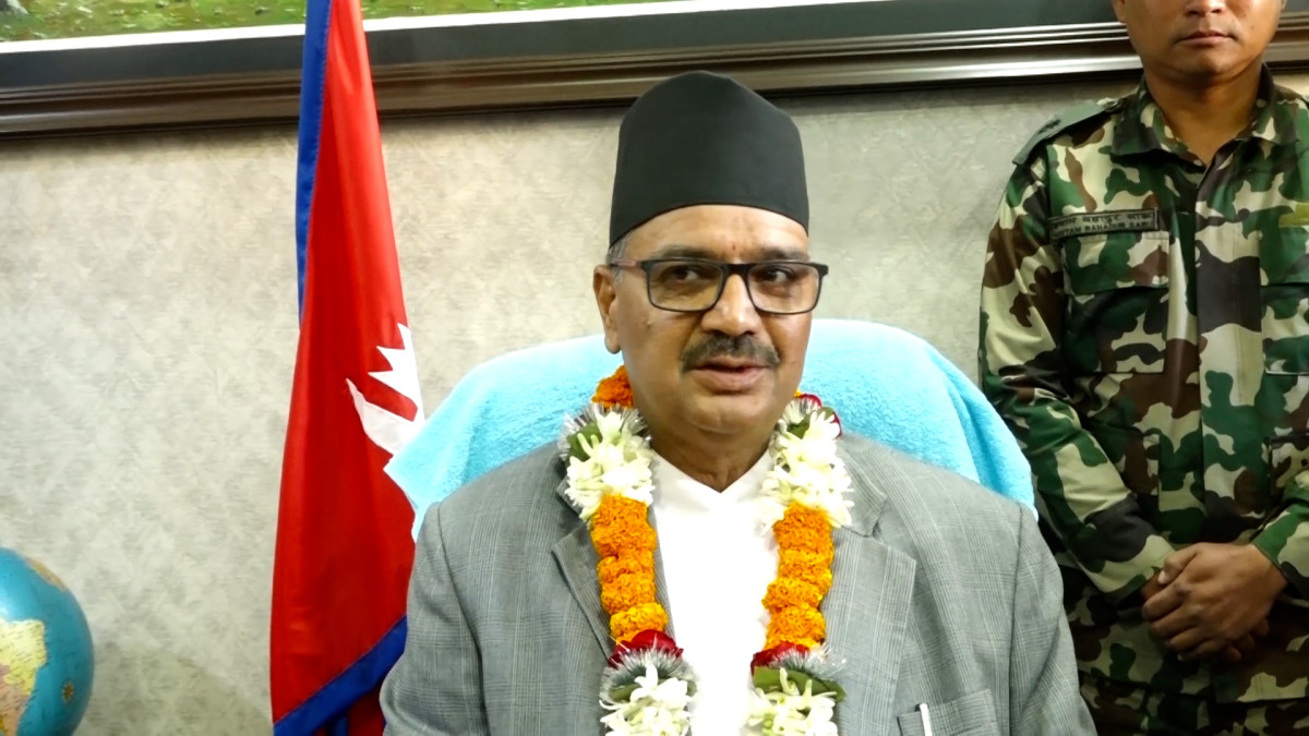 नवनियुक्त श्रम, रोजगार तथा सामाजिक सुरक्षामन्त्री राजेन्द्रसिंह भण्डारीले आम नागरिकलाई सुशासनको प्रत्याभुति हुनेगरी काम गर्ने प्रतिवद्धता व्यक्त गर्नुभएको छ । शुक्रवार अपरान्ह सिंहदरवारमा पुगेर पदभार ग्रहण गर्दै उहाँले सञ्चारकर्मीमाझ सो कुरा बताउनुभएको हो । नवनियुक्त मन्त्री भण्डारीले श्रम क्षेत्रमा देखिएको संगठित अपराधको जालो तोडन आफूले कठोर कदम चाल्ने घोषणा समेत गर्नुभयो । स्पेशल टाक्सफोर्स नै बनाएर सो काम आफूले गर्न चाहेको उहाँको भनाई थियो । नवनियुक्त मन्त्री भण्डारीले आफूले लामो भाषण नभई कामै गरेर देखाउने अठोट लिएको पनि बताउनु भयो । उहाँले भन्नुभयो,‘संगठित किसिमका जति पनि गिरोहहरु छन । तिनीहरुलाई पक्कै कठोर कारबाही गर्नुपर्छ । र, हामीेले जुन मिडियामा देखिराखेका छौ । यो जालो तोडनै पर्छृ । यसका लागि एकखाले मेरो अनुभवले काम गर्छ भन्ने मलाई लागिराखेको छ । यसका लागि सहकार्य गर्नका लागि सम्बन्धित गृह प्रशासन र प्रहरीका साथीहरुसँग पनि मैले सहकार्य गर्नुपर्ने हुन्छ । स्पेशल टास्कफोर्स बनाएर पनि जान सकिन्छ कि । अव हामीलाई धेरै लामो लामो भाषण गरेर भन्दा पनि एक्शन आम नागरिकलाई सुशासनको प्रत्याभूति कम्तिमा अनुभूत गरुन् भन्ने किसिमले काम गर्ने योजना छ । ताकि उनीहरुले सरकारले केही ग¥यो भन्ने अनुभुति गरुन् ।’ मन्त्री भण्डारीले गृह मन्त्रालयको समन्वयमा आफूले श्रम सम्बन्धि अपराध अनुसन्धानको कामलाई पनि प्राथमिकताका साथ अघि बढाउने बताउनु भयो ।