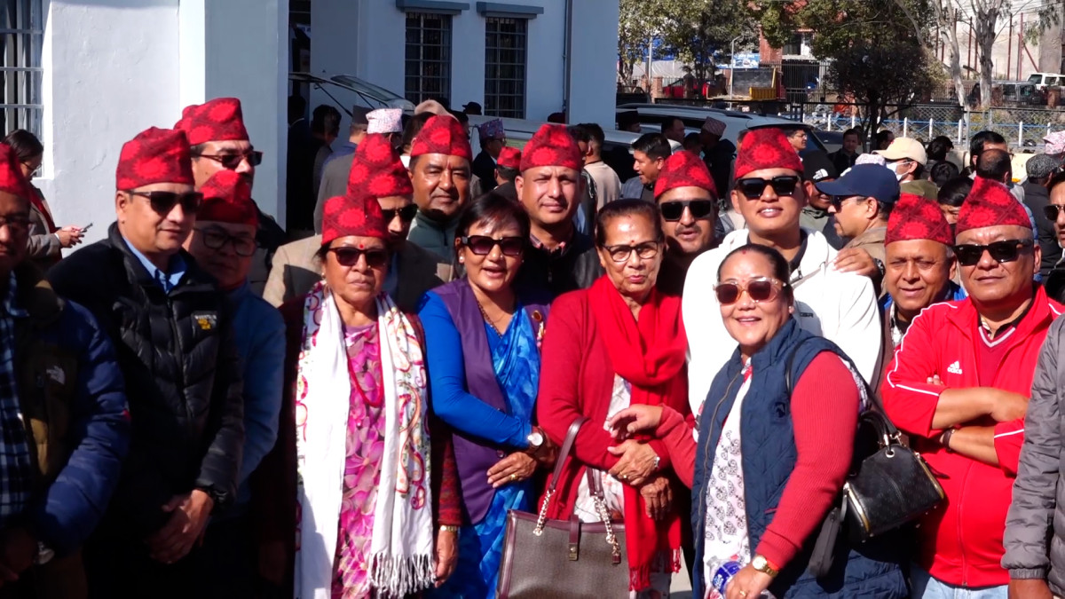 नेकपा (एमाले)का नेता, कार्यकर्ताहरु सूर्य अंकित रातो ढाका टोपीमा सजिएका छन् । पार्टीको एघाराँै महाधिवेशनको क्रममा शुक्रवार पार्टी मुख्यालय च्यासलमा भेला भएका अधिकांश महाधिवेशन प्रतिनिधिसहितका नेता, कार्यकर्ताहरु सो टोपीमा सजिएका हुन् । सो टोपी पार्टी सजिएका महाधिवेशन प्रतिनिधिहरुले आफूहरु उत्साहका साथ महाधिवेशनको तयारीमा जुटेको प्रतिक्रिया दिएका छन् । सो टोपी पार्टीको केन्द्रिय विज्ञान तथा प्रविधि विभागले व्यवस्थापन गरेको हो । सो टोपीबाट आएको मुनाफा विभागले आफ्नो वार्षिक रुपमा प्रकाशित हुँदै आएको पुस्तकमा खर्च गर्ने योजना बनाइएको विभागका सचिव एवं महाधिवेशन प्रतिनिधि सञ्जीव रोकाले बताउनु भयो । उहाँले आफू महाधिवेशनको तयारीमा उत्साहका साथ लागेको प्रतिक्रिया समेत दिनुभयो । उहाँले भन्नुभयो, ‘यो मैले लगाईराखेको सूर्य अंकित सुर्य टोपी यसलाई मेरो विभागले ब्रान्डिङ गरेको छ । अहिले नेकपा एमालेका सबै कार्यकर्ताको शीरमा सुर्य अंकित टोपी सबैको शीरशीरमा लगाउन खोजिराखेका छौ । आज तपाईले अधिकांशलाई देख्न सक्नु हुन्छ । उहाँहरुले यहाँ त्यो टोपी लगाउनु भएको छ । र, यो टोपीबाट आएको मुनाफाबाट हामीले विभागले वार्षिक हिसावले प्रकाशन गर्ने गरेको कितावमा खर्च गरिनेछ ।’ एमालेको एघारौ महाधिवेशनको उद्घाटन सत्र मंसिर १७ गते शनिवार भक्तपुरको सल्लाघारीस्थित तीनकुने मैदानमा हुनेछ । सो महाधिवेशनको उद्घाटन अध्यक्ष केपी शर्मा ओलीले गर्नुहुनेछ । सो उद्घाटन सत्रमा ३ लाख भन्दा जनताको सहभागिता गराउने एमालेले दाबी गर्दै आएको छ ।