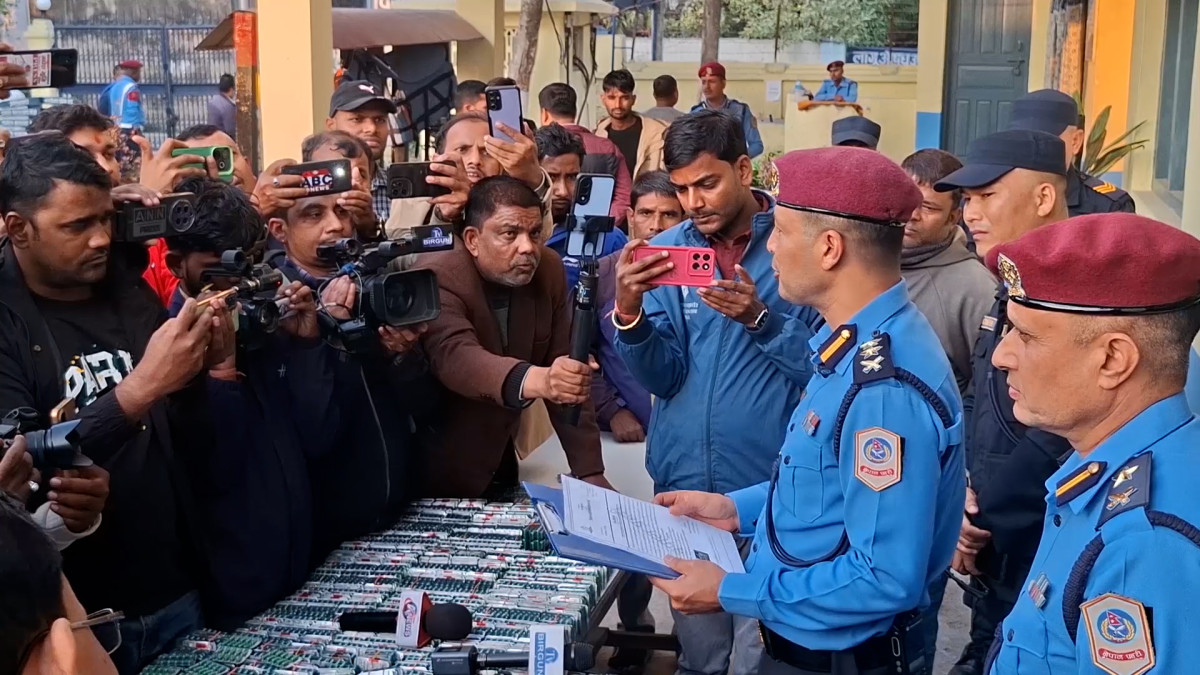 जिल्ला प्रहरी कार्यालय पर्साले ठूलो परिमाणको नियन्त्रित लागुऔषध ट्रामाडोल हाइड्रोक्लोराइड क्याप्सुल आईपीसहित चार जनालाई पक्राउ गरेको छ । पक्राउ पर्नेमा दुई जना वीरगञ्ज महानगरपालिका–२४, रामगढवाका स्थायी बासिन्दा रहेका छन् । प्रहरीकाअनुसार विशेष सूचनाको आधारमा वडा प्रहरी कार्यालय श्रीपुर पर्साबाट खटिएको टोलीले २०८२ साल मङ्सिर २३ गते साँझ करिव ६ बजेको समयमा वीरगञ्ज महानगरपालिका वडा नं. १५, प्रतिमाचोकस्थित टिकट काट्ने काउन्टर अगाडि रोकिएको बाग्मती प्रदेश ०८–००१ ज ०११७ नम्बरको सार्वजनिक इभि गाडीलाई कानूनी रित पु¥याई जाँच गरेको थियो । जाँचको क्रममा दुई जना व्यक्तिहरूले बोकेको रातो र गुलाबी रङ्गको सुटकेसभित्र लुकाइ छिपाइ राखिएको ६० हजार ५ सय ३० पिस लागुऔषध ट्रामाडोल हाइड्रोक्लोराइड क्याप्सुल आईपीसहित उनीहरूलाई नियन्त्रणमा लिइएको थियो ।थप अनुसन्धान पश्चात, जिल्ला पर्सा वीरगञ्ज महानगरपालिका वडा नं. २४, रामगढवामा डेराकोठा भाडामा लिइ बस्ने स्थानबाट सुनियोजित तरिकाले लुकाइ छिपाइ राखिएको अवस्थामा १ कार्टुनभित्र १५ हजार ६ सय ४० पिस ट्रामाडोल क्याप्सुल समेत बरामद भएको थियो । यसरी सो कार्यमा संलग्न चार जना व्यक्तिहरूलाई नियन्त्रणमा लिइएको प्रहरीले जनाएको छ । बरामद भएको लागुऔषधको कुल सङ्ख्या ७६ हजार १ सय ७० पिस ट्याब्लेट रहेको छ । पक्राउ पर्नेमा वीरगञ्ज महानगरपालिका वडा नं. २४, रामगढवा बस्ने वर्ष २० का युवराज पटेल र वर्ष २१ का अफजल देवान छन् । अन्य पक्राउ पर्नेहरूमा जिल्ला धादिङ बेनिघाट रोराङ गाउँपालिका वडा नं. ६ बस्ने वर्ष १९ का रामहरि मगर र सिदलेख गाउँपालिका वडा नं. ७ बस्ने वर्ष १९ का राजकुमार मगराती रहेका छन् । पक्राउ परेका निजहरू विरुद्ध लागूऔषध सम्बन्धि कसूरमा सम्मानित पर्सा जिल्ला अदालतबाट ७ (सात) दिनको म्याद थप अनुमति लिइ थप अनुसन्धान कार्य भइरहेको प्रहरी प्रहरी प्रमुख सुदिपराज पाठकले बताउनुभएको छ ।