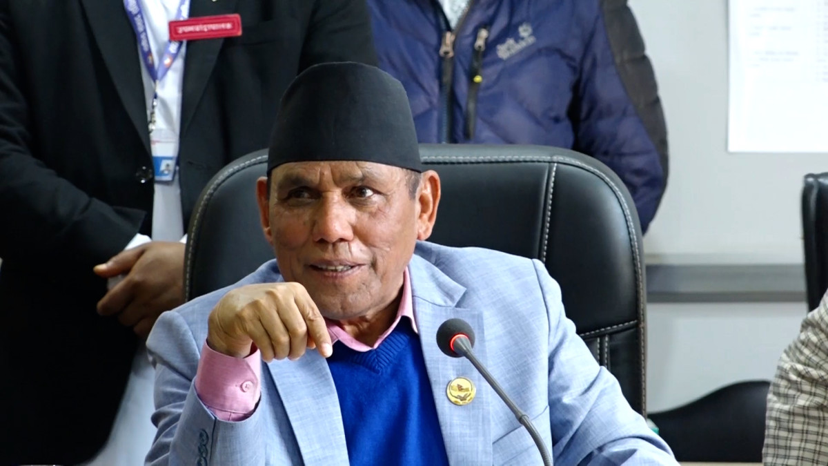 राष्ट्रिय सभाका अध्यक्ष नारायणप्रसाद दाहालले पुसको दोस्रो साता राष्ट्रिय सभा बैठक बोलाउने तयारी गरिएको बताउनुभएको छ । मंगलवार संघीय संसद राष्ट्रिय सभा अन्तर्गतको सार्वजनिक नीति तथा प्रत्यायोजित विधायन समितिको बैठकमा बोल्दै उहाँले यस्तो बताउनुभएको हो । संघीय संसद प्रतिनिधि सभा अन्तर्गतको कृषि समितिको हलको निर्माण कार्य सकिने बित्तिकै सो बैठक बोलाउने गरी आफूले केही दिनभित्र प्रधानमन्त्री सुशीला कार्कीसँग छलफल गर्ने तयारी गरेको समेत बताउनु भयो । अध्यक्ष दाहालले राष्ट्रिय सभा बैठक बोलाउने कुरामा सरकार असहमत नभएको पनि बताउनु भयो । उहाँले बैठक सञ्चालनका लागि बिजनेसको भने अभाव हुने देखिएको बताउनु भयो । करिव १० दिनसम्मका लागि विजनेस भएपनि अरु विजनेस नभएको अध्यक्ष दाहालको भनाई थियो । अध्यक्ष दाहालले भन्नुभयो,‘पुसको १२ गते बैठक बोलाउँछु म । जसरी पनि त्यो काम पूरा गर भनेर ठेकदारलाई भनिएको छ । मलाई लाग्छ–१०, १२ गतेसम्म हल तयार हुन्छ । अलिकति आकार आएपछि प्रधानमन्त्रीसँग गएर कुरा गरेर सदन बोलाउने कुरामा अहिलेसम्म विमति छैन । अव के होला त्यो कार्यान्वयनमा जाला ? तर बैठक चाँही हामी १०÷१२ गतेतिर बस्छौँ । तर अब सरकारसँग विजनेस केही पनि छैन । हामीसँग २÷३ वटा विधेयक छन् । कि अब हामीले चलाउने नाममा आयोगका प्रतिवेदनहरु छन् । मन्त्री बोलाउने, छलफल गर्ने, बस्ने एउटा कुरा हो । तर त्यति धैरै विजनेशहरु छैन । अब उता गएको विधेयकहरु निष्क्रिय भईहाले । हामीसँग ४ वटा छन् । हामीसँग विधेयक नै कम छन । एउटा विधेयक अध्यादेशमार्फत आएको छ । त्यो आर्थिक विधेयक हो भने राष्ट्रिय सभालाई छलफल गर्ने अधिकार छैन । त्यो प्रतिनिधि सभामा मात्रै छलफल हुने हो । त्यसकारण हामीसँग १० दिन भन्दा बढि छलफल गर्ने विजनेस छैन । सरकारलाई विजेनसको बारेमा सोच्नुस् भनेर भनेको छुु । जसोतसो चलाउनुपर्ला ।’ अध्यक्ष दाहालले राष्ट्रिय सभालाई चलाउनका लागि विजनेशको अभाव हुने अवस्था रहेको बताउनु भयो ।