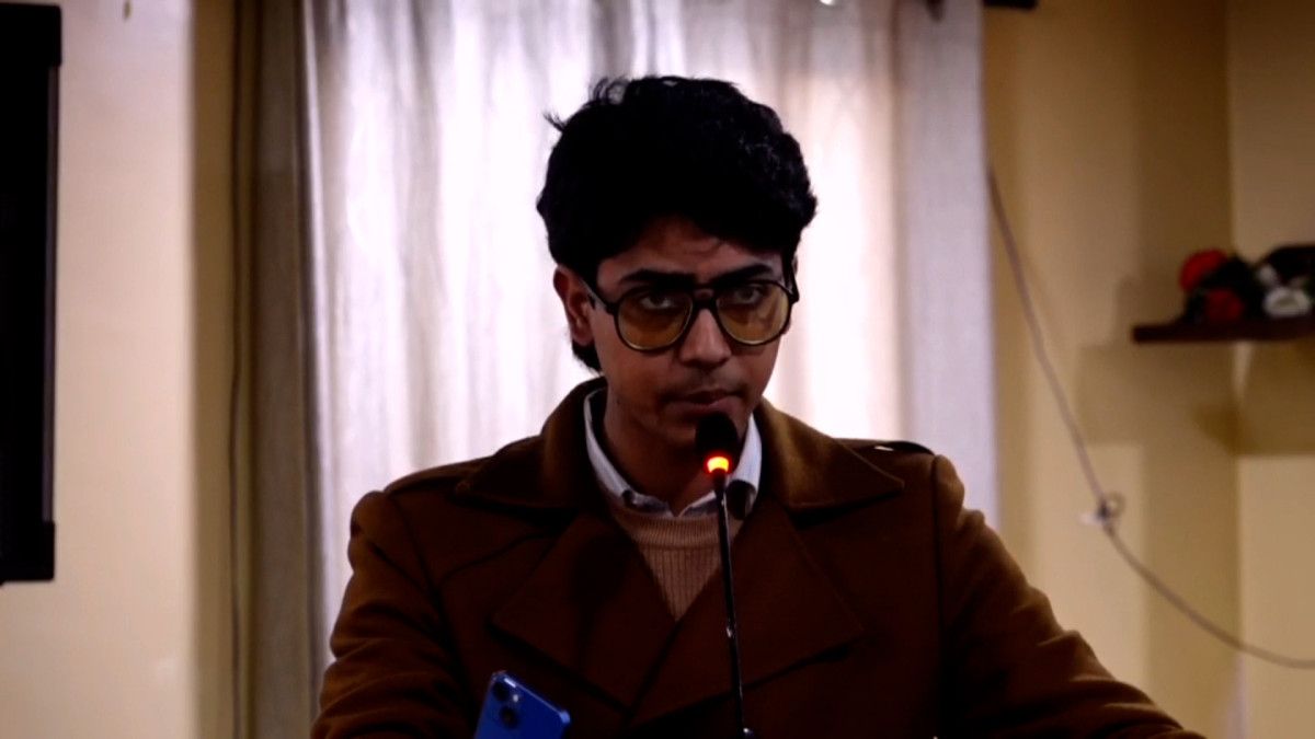 जेन–जी आन्दोलनका प्रतिनिधि मिराज ढुंगानाले विद्रोहपछि गठन भएको अन्तरिम सरकारले अपेक्षाकृत काम गर्न नसकेको टिप्पणी गर्नुभएको छ । बिहीवार ‘जेनजी आन्दोलनको एकसय दिनः उपलब्धि र भावी रणनीति’ विषयक अन्तरक्रिया कार्यक्रममा बोल्दै उहाँले सरकारले आन्दोलनकारीका मागअनुसार काम गर्न नसकेको टिप्पणी गर्नुभएको हो । उहाँले विगतका कुनैपनि सरकारले प्रभावकारी काम गर्न नसकेकै कारण मुलुक यस्तो अवस्थामा पुगेको उल्लेख गर्दै सरकारले केही नबिगार्दैमा राम्रो सरकार भन्न नसकिने धारणा राख्नुभयो । जेन–जी आन्दोलनमा सचेत वर्ग (कन्सियस क्राउड) र निराश वर्ग (फ्रस्टेड क्राउड) सहभागी भएको उल्लेख गर्दै उनीहरुको माग र आवश्यकताअनुसार सरकार अघि बढ्न नसेकेको उहाँको भनाइ छ । उहाँले भन्नुभयो, ‘विगतमा हामीले कुनैपनि राम्रो सरकार पाएनौँ । विगतका सरकारले राम्रो गरिदिएको भए आज यो अवस्था आउने थिएन । यो सरकारले केही बिगारेको छैन । अनैतिक नियुक्तिका कुराहरु पनि आएका छन् । राम्रो काम त हुँदै भएको छ । त्यसकारण बिगारेको छैन भन्दैमा यो सरकारलाई राम्रो भन्न मिल्दैन । जेनजी आन्दोलनमा दुई प्रकारका मान्छे आएका थिए । कन्सियस क्राउड र फ्रस्टेड क्राउड आन्दोलनमा आएका थिए । आन्दोलनपछिको सरकार पटि आन्दोलनकारीको मागअनुसार अघि बढिरहेको छैन । सुशीला कार्कीज्यु केही नगर्नको लागि प्रधानमन्त्री हुन आउनुभएको हो त ? यो सरकारले रोजगारी दिने काम गर्नुपर्ने थियो । शिक्षा र स्वास्थ्यको नागरिकलाई सहज उपलब्ध गराउनुपर्ने थियो । देशमा रोजगारीको सिर्जना गर्नु त कता हो कता जेनजी आन्दोलनका घाइतेहरुलाई वैदेशिक रोजगारीमा पठाउने रे । योभन्दा बेइज्जतीको कुरा केही हुन्छ ?’ उहाँले सरकारले जेन–जी समूहसँग गरेको सम्झौतालाई ललिपप सम्झौताको संज्ञा दिँदै उक्त सम्झौता सर्वमान्य नभएको टिप्पणी समेत गर्नुभयो ।