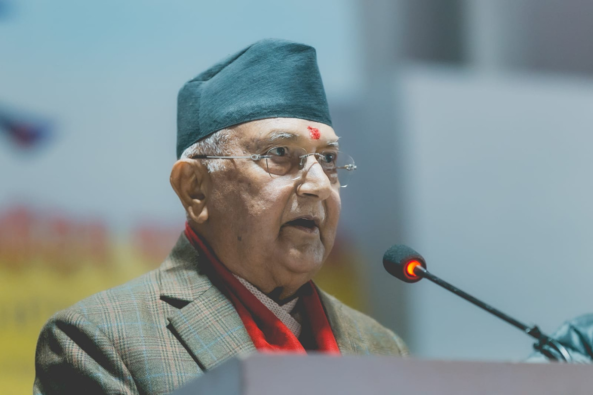 नेकपा (एमाले)का अध्यक्ष केपी शर्मा ओलीले पार्टी नेतृत्वमाथि हात हाले देश ठप्प पार्ने चेतावनी दिनुभएको छ । बिहीवार पार्टी शपथग्रहण लगत्तै पार्टी कार्यकर्तालाई काठमाडौंमा सम्बोधन गर्दै अध्यक्ष ओलीले यस्तो चेतावनी दिनुभएको हो । उहाँले पार्टी नेतृत्वमाथि भौतिक आक्रमण गर्ने पञ्चायतकालीन कूकर्मको थालनि गरिएको उल्लेख गर्दै आन्दोलनको लागि तयार रहन पार्टी कार्यकर्तालाई निर्देशन समेत दिनुभयो । उहाँले सुशीला कार्की नेतृत्वको सरकार ढाल्नुपर्ने भन्दै त्यसका लागि देशभरबाट तयारीमा रहन पार्टी कार्यकर्तालाई निर्देशन समेत दिनुभयो । उहाँले भन्नुभयो, ‘नेकपा (एमाले)को नेतृत्वमाथि प्रचारको हल्लाले भएन । अब भौतिक हमलाद्वारा आक्रमण गर्ने अथवा जाली मुद्दा लगाउने पञ्चायतकालीन कूकर्महरुको फेरी थालनी गर्ने हल्ला मच्चाइएको छ । यो मिडिया ट्रायल यथार्थ हल्ला हुनसक्दछ । म तपाईहरुलाई भन्न चाहान्छु एमाले नेतृत्वमाथि छोएका दिन देश ठप्प हुनुपर्दछ । यो सरकार ढल्नुपर्दछ । ढालिनेछ यो सरकार । यसका निम्ति नेकपा (एमाले)ले देशभरीबाट तयारी हालतमा बस्नुपर्दछ । संसारमा केही महंगो पथ्र्यो भने एमालेलाई छुनु महंगो पर्नेछ । यो कुराको लागि हामीले कुराले होइन कामले तयार हुनुपर्दछ । गरेर देखाउनुपर्दछ ।’ उहाँले एमाले नेतृत्वमाथि जाइलाग्नु संसारकै सबैभन्दा महंगो पर्ने चेतावनी समेत दिनुभयो ।