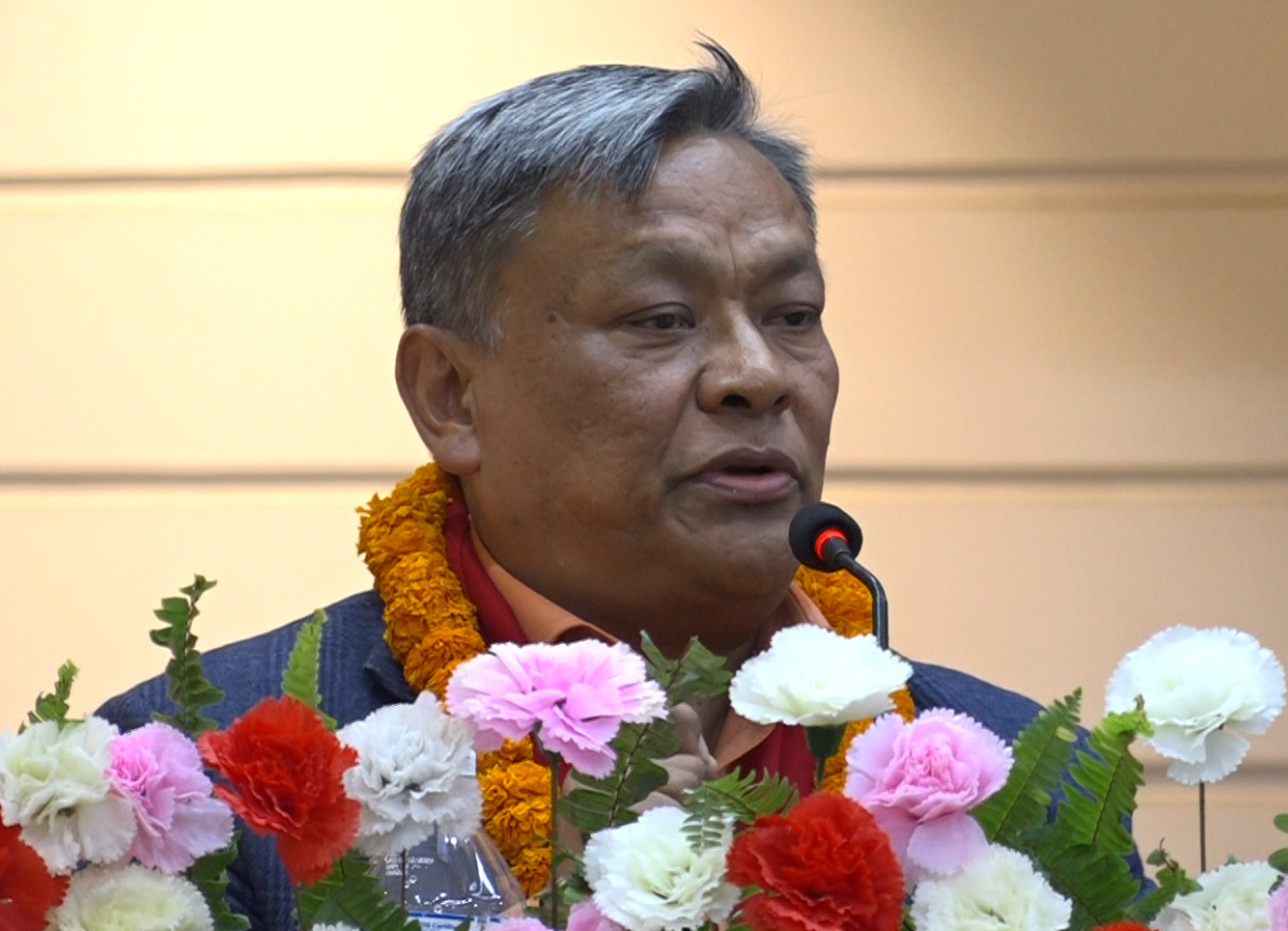 नेपाल निर्माण व्यवसायी महासंघका अध्यक्ष रवि सिंहले अन्तरिम सरकारका मन्त्री कुलमान घिसिङले निर्माण व्यवसायीहरुको मान मर्दन गर्नुभएको आरोप लगाउनुभएको छ । वागमती प्रदेश निर्माण व्यवसायी महासंघको साधारण सभालाई सम्बोधन गर्दै उहाँले यस्तो आरोप लगाउनुभएको हो । उहाँले जेन–जी विद्रोहबाट बनेको सरकारले निर्माण व्यवसाय र निर्माण उद्योगीहरुमा निर्मम प्रहार गरिरहेको बताउनु भयो । उर्जा, जलश्रोत, सिंचाई, भौतिक पूर्वाधार तथा यातायात, शहरी विकासमन्त्रीले असभ्य भाषाबाट निर्माण व्यवसायीहरुमाथि प्रहार गरिरहनुभएको बताउनु भयो । मन्त्री घिसिङको कदमले व्यवसायीहरु हतोत्साहीत भएको बताउनु भयो । मन्त्रीले निर्माण उद्योगलाई धराशायी बनाइरहनुभएको आरोप लगाउनु भयो । असन्तुष्टि र विद्रोहबाट बनेको सरकारले पछ्याएको बाटो पनि विगतको दिनको भन्दा पाउन नसकेको बताउनु भयो । उहाँले भन्नुभयो, ‘जेन–जी विद्रोहबाट बनेको सरकारले निर्माण व्यवसाय र निर्माण उद्योगीहरुमा जुन हिसावले प्रहार भइरहेको छ । त्यस विषयमा सरकारको गम्भीर ध्यानाकर्षण गराएका छौँ । देशभरका निर्माण व्यवसायी साथीहरुलाई अहिले जुन तदारुकताका साथ विकास निर्माणका जिम्मेवारी प्राप्त गर्नुभएको मन्त्रीज्यु जो उर्जा, जलश्रोत, सिंचाई, भौतिक पूर्वाधार तथा यातायात, शहरी विकासमन्त्री हुनुहुन्छ, उहाँले अहिले म्याराथन दौडको सिलसिलामा देशभरका निर्माण व्यवसायीहरुलाई अलिकति असभ्य भाषाहरु पनि प्रयोग गरेर र जुन तदारुकता उहाँले विकास निर्माणस्थलहरुमा भ्रमण गरेर त्यस्तो कमी कमजोरीलाई नियालेर त्यसअनुसार काम सम्पन्न गर्न उर्जा दिनुको सट्टा निर्माण व्यवसायीहरुको हतोत्साहीत गर्ने, मान मर्दन गर्ने गरेर अभिव्यक्तिहरु दिने काम गर्नुभएको छ । सुन्नै नसक्ने, यो धर्तीमा रहन्न, भन्नेसम्मको अभिव्यक्ति दिने र त्यसैअनुसारको प्रचारप्रसार गर्ने शैलीमा छ । असन्तुष्टिबाट निस्किएको विद्रोहबाट बनेको सरकारले पछ्याएको बाटो पनि विगतको दिनको भन्दा पाउन सकेको छैन ।’ अध्यक्ष सिंहले विगतमा सरकारी संयन्त्रको प्रयोग गरी राजनीतिक स्वार्थ पूरा गर्ने गरिएको र अन्तरिम सरकारले पनि त्यही क्रमले निरन्तरता पाएको दाबी गर्नुभयो । मन्त्री घिसिङ सरकारी संयन्त्रको प्रयोग गरेर पार्टीको प्रचारमा लागिरहेको आरोप लगाउनु भयो ।