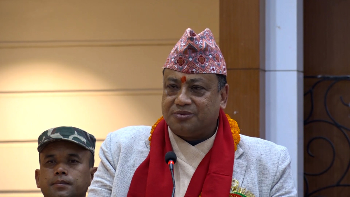 वागमती प्रदेशका मुख्यमन्त्री ईन्द्रबहादुर बानियाँले राज्यले निर्माण व्यवसायीमाथि आतंक बढाएको टिप्पणी गर्नुभएको छ । शुक्रवार काठमाडौंमा आयोजित वागमती प्रदेश निर्माण व्यवसायी महासंघको पाँचौ वार्षिक साधारण सभामा बोल्दै उहाँले सो कुरा बताउनुभएको हो । मुख्यमन्त्री बानियाँले विकास, निर्माणको कार्यलाई अघि बढाउने नाममा स्टन्टबाजी नगर्न पनि तीन वटै तहका सरकारले सचेत गराउनु भयो । उहाँले विधि र प्रक्रिया नपु¥याई टेन्डर आह्वान गर्ने कामले पनि विकास, निर्माणको कामले गति लिन नसकेको बताउनु भयो । मुख्यमन्त्री बानियाँले निर्माण व्यवसायीहरुलाई बैंकहरु पनि पछिल्लो समय दुःख दिने गरेको समेत बताउनु भयो । उहाँले भन्नुभयो,‘निर्माण व्यवसायीमाथि अहिले समय समयमा राज्यको आतंक बढेको छ । र एउटा मानवीय व्यवहार पनि नरहेको अवस्था छ । र कहीँ निर्माण व्यवसायीहरुको आफ्नो त्रुटी होला । कहीँ राज्यको त्रुटी होला । दुवै पक्षको त्रुटीलाई सुधार गरेर देश, प्रदेश र स्थानीय तहलाई तीन तहको सरकारले गर्ने कार्य र टेन्डर प्रक्रियालाई व्यवस्थित गरेर लैजानुपर्दछ । देश स्टन्टबाजीले चल्दैन । विधिको शासन र कानूनी राज्य छ देशमा । कानूनलाई परिमार्जन गरौ । तर स्टन्टबाजीलाई बन्द गरौँ । निर्माण व्यवसायीहरुले विभिन्न ठाउँमा दुःख पाएको अवस्था छ । कहीँ निर्माण व्यवसायीहरुको कमजोरी होला । देशको मन्त्री, प्रधानमन्त्री, प्रदेशका मुख्यमन्त्री, मन्त्री, चाहे गाउँपालिकाका अध्यक्ष जो कसैलाई पनि आफनो काम देखाउनुछ भनेर भटाभट टेण्डर निकाल्ने काम पनि गर्नु हुँदैन ।’ मुख्यमन्त्री बानियाँले प्रधानमन्त्री, मन्त्रीले समेत आफूले काम गरेको देखाउनका लागि गैरकानूनी ढंगले टेन्डर आह्वान गर्नेलगायतका कामहरु गरिरहेको भन्दै आपत्ति जनाउनु भयो ।