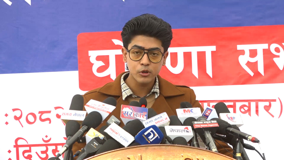 जेन–जी अभियन्ता मिराज ढुंगानाले वर्तमान सरकारले जेन–जी आन्दोलनको नेतृत्व गर्न नसक्ने बताउनुभएको छ । संयुक्त जेन–जी आन्दोलन घोषणा गर्दै उहाँले सर्वपक्षिय सरकार आजको आवश्यकता भएको बताउनुभएको हो । उहाँले जेन–जी आन्दोलन निर्वाचनको लागि मात्रै नभएको बताउनु भयो । तर सरकारले निर्वाचनको मात्रै रटान लगाइरहेको उहाँको आरोप छ । आन्दोलन व्यवस्था सुधार, सुशासन र राज्यको चरित्र रुपान्तरणको लागि भएको उहाँले बताउनु भयो । उहाँले वर्तमान अवस्थामा निर्वाचन भए अझै अस्थिर परिणाम आउने आंशका व्यक्त गर्नभयो । उहाँले निर्वाचन गराउनुलाई आन्दोलनको ठूलो उपलब्धि नठान्न सरकारलाई आग्रह गर्नुभयो । उहाँले नेपालमा भएको समस्याको सही समाधान गर्न नसके देश बंगलादेशको स्थितिमा पुग्ने बताउनु भयो । राज्यमा सुरक्षा, न्याय र भरोसा नभएको उहाँको भनाई छ । उहाँले सरकारले देशलाई राजनितिक निकास दिने काम गर्न नसकेको पनि आरोप लगाउनु भयो । उहाँले सुशासन जेन–जी आन्दोलनको मुख्य माग भएपनि भ्रष्टाचारको फाईल खोल्न नसकेको बताउनु भयो । उहाँले प्रधानमन्त्रीले नै सार्वजानिक जग्गा मिचेको, गृहमन्त्रीले काकालाई नियुक्ति दिलाउन प्रहरीमा दरबन्दी थपेको, महान्यायधिवक्ताले छोरीलाई डिम्ब तस्करीमा उन्मुक्ति दिएको, प्रधानमन्त्रीको सचिवालाय नातावाद र कृपावादमा चलेको पनि आरोप लगाउनु भयो । उहाँले भन्नुभयो, ‘यो आन्दोलन निर्वाचनको लागि मात्रै थिएन । आन्दोलन व्यवस्था सुधार, सुशासन र राज्यको चरित्र रुपान्तरणको लागि थियो । यही अवस्थामा निर्वाचन भए अझै अस्थिर परिणाम आउँछ की ? निर्वाचन गराउनु आन्दोलनको ठूलो उपलब्धि नमानियोस् । आज बंगलादेशको एउटा भिडियो सामाजिक सञ्जालमा भाईरल छ, जहाँ एउटा व्यक्तिलाई मारेर चोकैमा झुन्डाएर जलाईदिएको छ । यदी नेपालमा पनि समस्याको सही र समयमा समाधान भएन भने देश अराजकताको दिशातर्फ धकेलिने खतरा स्पष्ट छ । आज राज्य भएको अनुभुति छैन । भरोसा छैन, सुरक्षा छैन, अपन्वत्व छैन । असुरक्षा बढ्दो छ, त्यसैले आजको आवश्यकत्ता यस्तो राजनितिक नेतृत्वको हो, जसले सबै पक्षलाई विश्वासमा लिनसक्छ, संवाद गर्नसक्छ । न्याय दिन सकोस् र देशलाई शान्ति र स्थायित्व दिन सकोस् । यही माग आन्दोलनको सार हो । सर्वपक्षिय सरकार आजको आवश्यक्ता हो । हामीले १०० दिन देख्यौ सरकारको, यसले हाम्रो आन्दोलनको मर्म बोक्दैन, यसले हाम्रो नेतृत्व गर्न सक्दैन ।’ उहाँले सोमवार माईतीघरबाट आन्दोलन थाल्ने पनि जानकारी दिनुभयो । आफूहरुको आन्दोलन शान्तिपूर्ण हुने उहाँले जानकारी दिनुभयो । देशमा रोजगारीको व्यवस्था गर्नुपर्ने, शासकीय स्वरुपमा सुधार गर्नुपर्ने, विदेशमा रहेका नागरिकलाई मताधिकार दिनुपर्ने, शान्ति सुरक्षाको कायम गर्नुपर्ने, जेन–जी आन्दोलनमा संलग्नलाई धरपकट गर्न नहुने लगायतका माग राखेर आन्दोलन गर्न लागिएको उहाँले जानकारी दिनुभयो । उहाँले रोजगारी सिर्जना गर्न जेन–जी आन्दोलन भएको भएपनि वर्तमान सरकार जेन–जीहरुलाई विदेश पठाउन तल्लिन रहेको आरोप पनि लगाउनु भयो ।