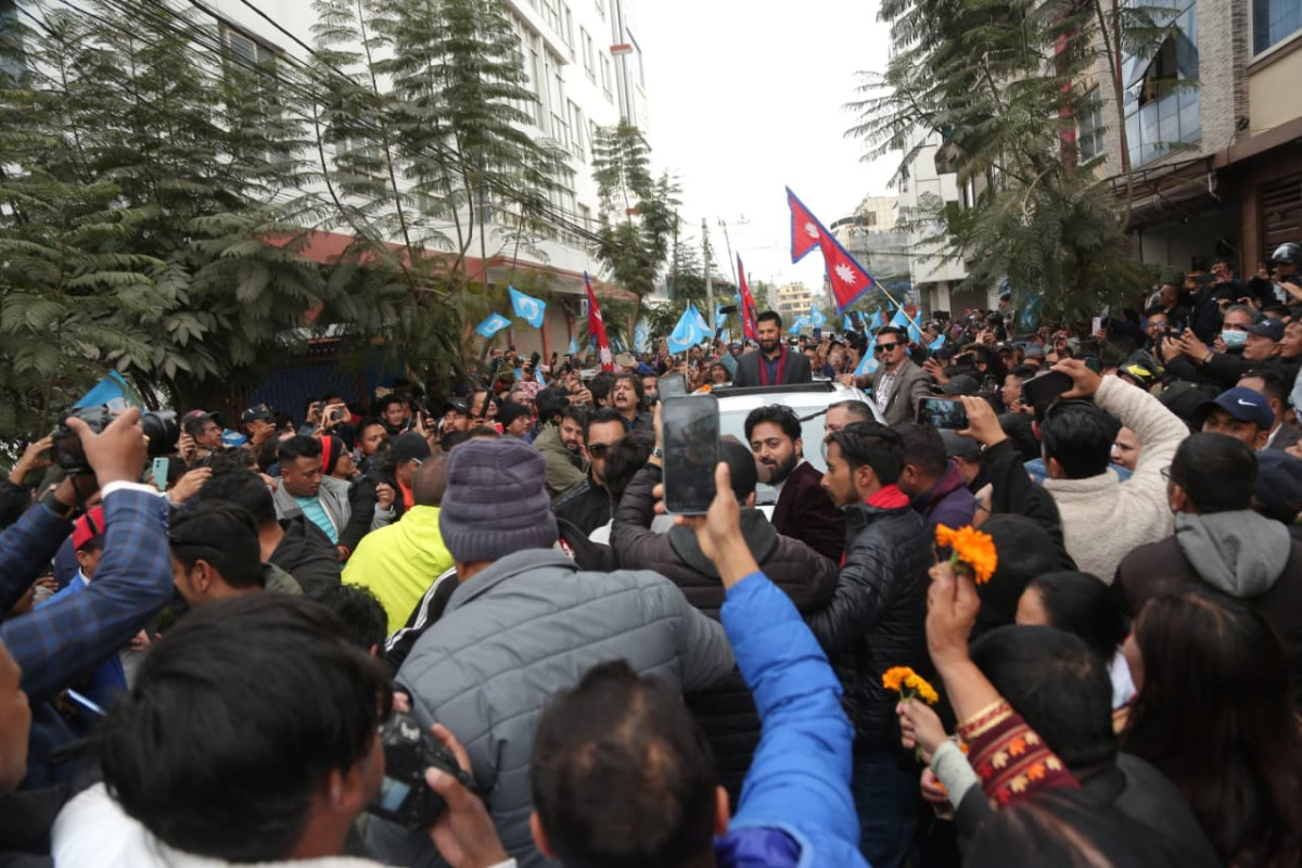 राष्ट्रिय स्वतन्त्र पार्टीका सभापति रवि लामिछानेले वर्तमान अवस्थामा निर्वाचनमा जानुको कुनै विकल्प नरहेको बताउनुभएको छ । आईतवार पार्टी केन्द्रिय समितिको बैठकअघि चःमतिस्थित कार्यालयमा नेता कार्यकर्तालाई सम्बोधन गर्दै उहाँले यस्तो बताउनुभएको हो । जेन–जी विद्रोहले उठाएका मागहरु पूरा गर्नु अपरिहार्य भएको समेत उहाँको भनाइ छ । उहाँले मुलुकमा सुशासन कायम गर्ने, जेन–जीका माग सम्बोधन गर्ने र निर्वाचन गराउने रास्वपा सरकारसँगै रहेको स्पष्ट पार्नुभयो । उहाँले जेन–जी विद्रोहका क्रममा ज्यान गुमाएका युवाहरूको बलिदान बिर्सन नहुने समेत बताउनु भयो । निर्वाचन विथोल्नका लागि केही शक्तिहरू सक्रिय रहेको दाबी उहाँले त्यस्तो प्रयास सफल हुन नदिने चेतावनी दिनुभयो । उहाँले भन्नुभयो, ‘यो बेलामा निर्वाचनमा जानुको विकल्प छैन । जेन–जी विद्रोहले गरेका अपेक्षा पुरा गर्नुको समेत विकल्प छैन । हामीले सरकारलाई भनेका छौँ जेनजीका माग पूरा गर्ने सन्दर्भमा, सुशासन कायम गर्ने सन्दर्भमा र निर्वाचन गराउने सन्दर्भमा सरकारले म एक्लै छु भन्नु पर्दैन । रास्वपा पनि सँगै छ । तर सरकारले यो पनि बुझ्नुपर्छ कि त्यो निःशर्त होइन । जेन–जी विद्रोहमा जुन हाम्रो दाजुभाईले ज्यान गुमाए त्यो बिर्सन पाइँदैन । त्योसँगै निर्वाचन सम्पन्न गर्नुपर्ने छ । निर्वाचन विथोल्नका निमित्त भागेका केही शक्तिहरु लागिपरेका छन् । त्यस्तो गर्न जरुरी छैन, पार्टीको चुनाव जितेसँगै आम चुनाव पनि जिते भैगो नि ।’ उहाँले मुलुक कमजोर अवस्थामा पुगेको मौका छोपेर केही शक्तिहरु आफ्नो रोटि सेक्ने प्रयास गरिरहेको भन्दै वैकल्पिक शक्तिहरु एकजुट भएर अघि बढ्नुपर्ने बताउनु भयो ।