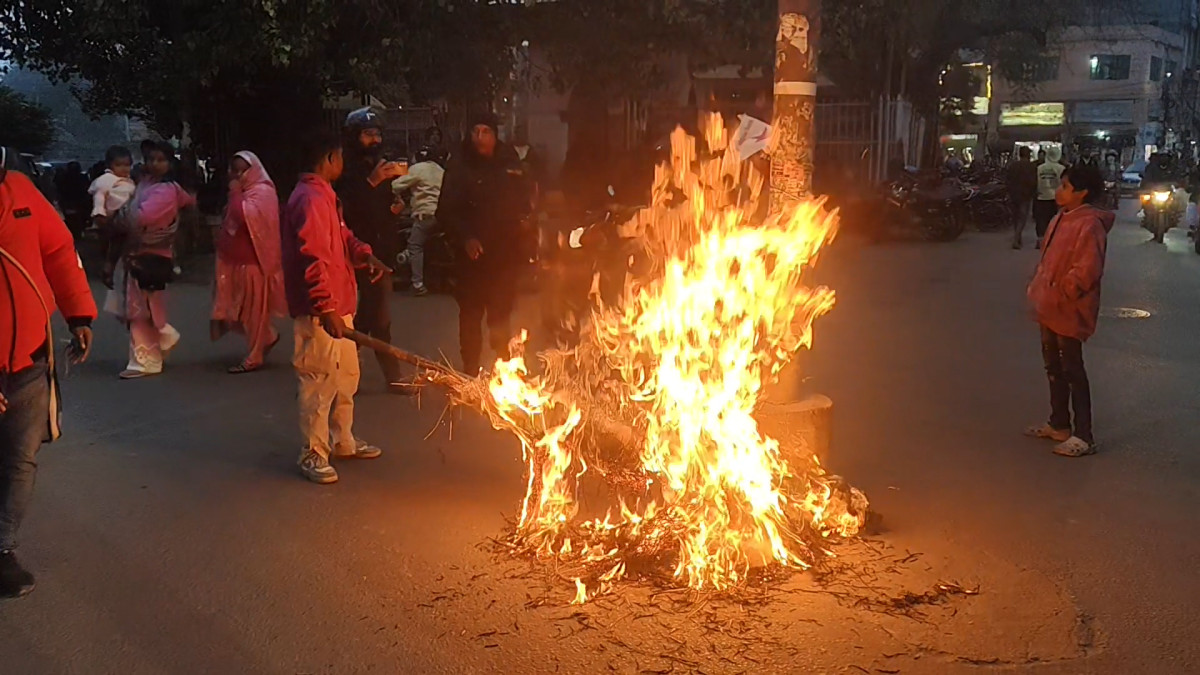 बङ्गलादेशको म्यामनसिंह जिल्लामा भ्रमपूर्ण आरोपमा एक हिन्दु युवकको कुटपिट गरी हत्या गरेर शव जलाएको घटनाविरुद्ध जनकपुरधाममा युवाहरूले विरोध प्रदर्शन गरेका छन् । प्रदर्शनकारीहरूले घटनामा संलग्नहरूलाई कडा कारबाहीको माग गर्दै बंगलादेश सरकारको प्रतिकात्मक पुत्ला जलाएको छ । प्रदर्शनमा सहभागी युवाहरुले बंगलादेश सरकारविरुद्ध नारावाजी गर्दै पुत्ला जलाएका थिए । युवाहरुले मुस्लिम आयोग नेपालमा खारेज गरिनुपर्ने माग समेत गरेका थिए । युवाहरूले बङ्गलादेशमा अल्पसङ्ख्यक हिन्दुहरू असुरक्षित रहेको र निर्मम हत्या हुँदा पनि सरकारले अपराधीहरूमाथि कारबाही नगरेको आरोप लगाएका छन् । कारबाही नभए ठूलो आन्दोलन गर्ने चेतावनी समेत दिएका छन् ।