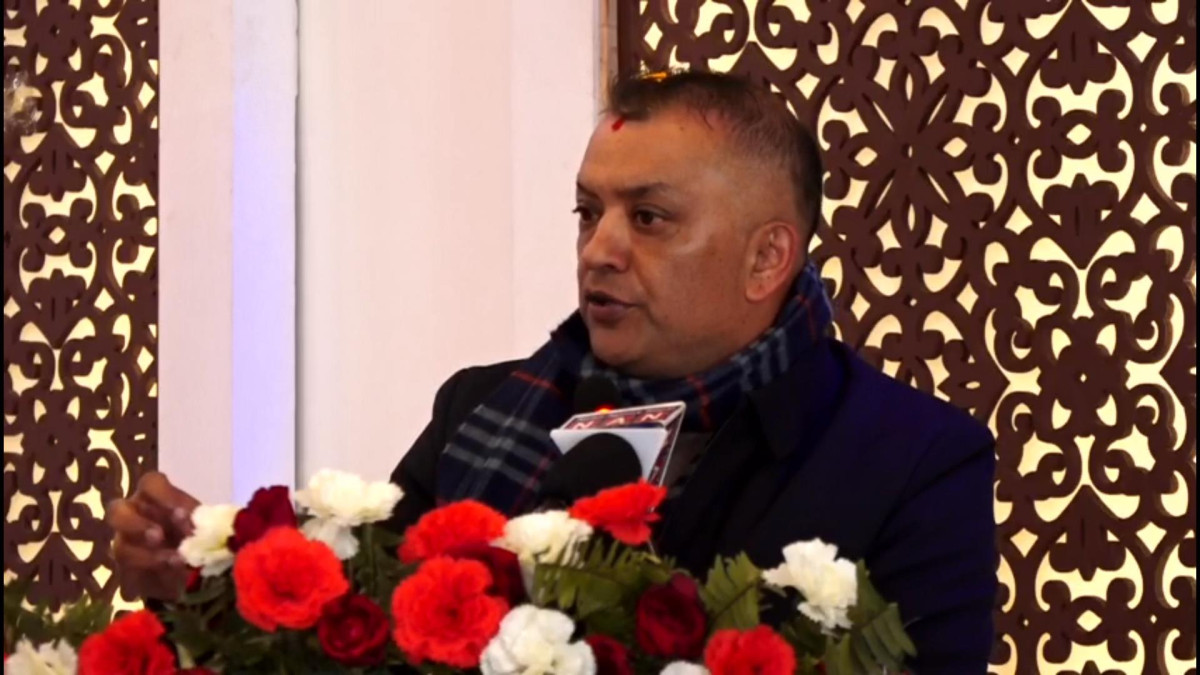 नेपाली काँग्रेसका महामन्त्री गगनकुमार थापाले १५ औं महाधिवेशनमा सभापतिमा प्रतिष्पर्धा गर्ने घोषणा गर्नुभएको छ । सोमवार काठमाडौंमा आयोजित एक कार्यक्रमलाई सम्बोधन गर्दै उहाँले यो घोषणा गर्नुभएको हो । आफू १५ औं महाधिवेशनमा सभापतिको उम्मेदवार रहेको र सभापति बन्ने दाबी गर्नुभयो । महाधिवेशन नेतृत्व परिवर्तन गर्ने मात्र नभइ पार्टीलाई नयाँ बनाउने समय भएको पनि बताउनु भयो । उहाँले अहिले क्रियाशिल सदस्यको कामहरु पठाउन ढिलाइ गरिरहेको बारे पनि आपत्ति जनाउनु भयो । उहाँले महाधिवेशन समयमै गर्ने विश्वास आफूमा रहेको बताउनु भयो । महामन्त्रीको हैसियतले आफूले पार्टी सभापति शेरबहादुर देउवालाई महाधिवेशन समयमै हुनुपर्ने भनिरहेको र यसबारेमा आफू स्पष्ट रहेको पनि बताउनु भयो । जुनसुकै मूल्य चुकाउन आफू तयार रहेको तर महाधिवेशन निर्वाचनअघि हुनैपर्ने उहाँको भनाइ छ । महामन्त्री थापाले भन्नुभयो, ‘अहिले तलबाट क्रियाशिल सदस्यको कामहरु हुँदै गर्दा ठाउँ ठाउँबाट क्रियाशिल सदस्य पठाइदिनुपर्ने कुराहरु जसरी भइराख्नुपर्ने हो आइरहेको छैन । तर म कसैलाई दोष दिन्न । किनभने अझै गर्नसक्छु भन्ने विश्वास छ । लागिरहेको छौँ । पत्रपत्रिकाहरु हेर्दा अब यो भ्याइँदैन, गर्न सकिँदैन, पहिला राम्रो बाटोमा पानी लगेर खन्याएर अब बाटो हिलो छ, हिँड्न सकिँदैन भनेको जस्तै हो । मजाले बाटो ठिक थियो । समयमै अधिवेशन सम्पन्न गर्न सकिन्थ्यो । तर कता कता कता अलि अलि त्यो स्मेल गरिरहेका छौँ । यो विषयमा पार्टीको लिडरसिपलाई स्पष्ट भनिरहेका छौँ । हामी जुनसुकै मूल्य चुकाउन पनि तयार छौँ । म अहिले पार्टीको सभापतिको १५ औं महाधिवेशनको सभापतिको उम्मेदवार हो । म पार्टीको सभापति बन्छु, बन्न चाहन्छु । अधिवेशन नेतृत्व नयाँ आउने कुरा मात्रै होइन, पार्टी नयाँ बनाउने समय पनि हो ।’ महामन्त्री थापाले नियमित अधिवेशन हुनुपर्ने वा विशेष महाधिवेशन हुनैपर्ने बताउनु भयो । महाधिवेशन बिना नेपाली काँग्रेस महाधिवेशनमा नजाने बताउनु भयो ।