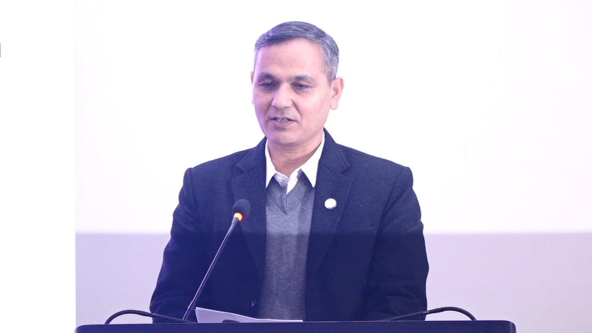 काठमाडौँ। गृहमन्त्री ओमप्रकाश अर्यालले विपद् पूर्वतयारी, पूर्वसूचना र पूर्वानुमानमा आधारित पूर्वकार्यलाई अझ मजबुत, संस्थागत र व्यापक बनाउन सरकार प्रतिवद्ध रहेको बताएका छन् । सोमवार पूर्वानुमानमा आधारित पूर्वकार्य सम्बन्धी चौथो राष्ट्रिय संवाद उद्घाटन सत्रलाई सम्बोधन गर्दै गृहमन्त्री अर्यालले यस्तो बताएका हुन् । नेपालले परम्परागत प्रतिकार्य केन्द्रित विपद् व्यवस्थापनको दृष्टिकोणलाई परिवर्तन गरी मुलुकको जोखिमको ज्ञान, पूर्वतयारी र पूर्वानुमानमा आधारित पूर्वकार्यतर्फ रुपान्तरणको यात्रा शुरु गरिसकेको गृहमन्त्री अर्यालको भनाइ छ । उनकाअनुसार पूर्वानुमानमा आधारित पूर्वकार्य प्रभावकारी हुन जोखिमको स्पष्ट जानकारी, विश्वसनीय पूर्वानुमान र प्रभावमा आधारित पूर्वसूचना प्रणाली हुनुपर्छ । पूर्वानुमानमा आधारित पूर्वकार्य प्रभावकारी हुन पूर्वसूचना जारी भएपछि तत्काल सक्रिय हुने स्पष्ट कार्ययोजना र पहिला नै व्यवस्थित गरिएको श्रोत साधन अनिवार्य रहेको उल्लेख गरेका छन् । गृहमन्त्री अर्यालले भने, ‘नेपालले परम्परागत प्रतिकार्य केन्द्रित विपद् व्यवस्थापनको दृष्टिकोणलाई परिवर्तन गरी मुलुकको जोखिमको ज्ञान, पूर्वतयारी र पूर्वानुमानमा आधारित पूर्वकार्यतर्फ रुपान्तरणको यात्रा शुरु गरिसकेको छ । पूर्वानुमानमा आधारित पूर्वकार्य प्रभावकारी हुन तीन कुराहरु महत्वपूर्ण छन् । जोखिमको स्पष्ट जानकारी, विश्वसनीय पूर्वानुमान र प्रभावमा आधारित पूर्वसूचना प्रणाली हो । पूर्वसूचना जारी भएपछि तत्काल सक्रिय हुने स्पष्ट कार्ययोजना हो भने तेस्रो पहिला नै व्यवस्थित गरिएको श्रोत साधन हो । जसले संकटको बेला ढिलाइ नगरी काम गर्न मद्दत गर्दछ । विपद् पूर्वतयारी, पूर्वसूचना र पूर्वानुमानमा आधारित पूर्वकार्यलाई अझ मजबुत, संस्थागत र व्यापक बनाउने विषयमा नेपाल सरकार पूर्ण रुपमा प्रतिवद्ध छ ।’ गृहमन्त्री अर्यालले नेपाल बहुप्रकोपिय विपद् जोखिमको हिसावले संवेदनशिल मुलुक भएको बताउनु हुँदै बाढी, पहिरो, खडेरी, आगलागी, चट्याङ, तातो हावाको लहर, अत्याधिक गर्मी, शितलहर, महामारी जस्ता जल तथा मौसमजन्य प्रकोपहरुले नेपालमा हुने कुल विपद्को ठूलो हिस्सा ओगटेको बताएका छन् । जलवायु परिवर्तनका कारण यस्ता जोखिमहरु अझ अनिश्चित, तिब्र र बारम्बार देखिन थालेको बताएका छन् । उनले विपद्जन्य घटनाको कारण मुलुकले वर्षेनी जनधनको ठूलो क्षति व्यहोरिरहेको पनि बताएका छन् ।