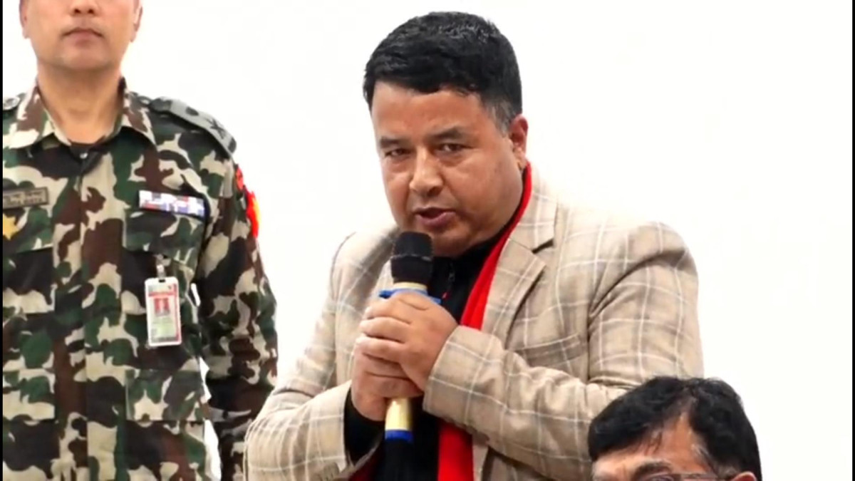 नेकपा (एमाले) ले आगामी फागुन २१ गते निर्वाचन हुन्छ भन्ने विश्वसनीय आधार सरकारले दिन नसकेको बताएको छ । सोमवार प्रधानमन्त्री सुशीला कार्कीले बोलाउनुभएको निर्वाचन सम्बन्धि सर्वपक्षीय बैठकमा बोल्दै एमालेका सचिव महेश बस्नेतले सो कुरा बताउनुभएको हो । उहाँले दलका नेतामाथि स्थानहद लगाउने कुराले तोकिएको मितिमा निर्वाचन हुने विश्वास गर्न सकिने अवस्था नरहेको बताउनु भयो । सचिव बस्नेतले निर्वाचनलाई निष्पक्ष, भयरहित वातावरणमा सम्पन्न गराउने काममा सरकार केन्द्रित नभएको आरोप समेत लगाउनु भयो । उहाँले भन्नुभयो,‘निर्वाचन भयरहित हुनुप¥यो । निष्पक्ष हुनुप¥यो, धाँधलीरहित हुनुप¥यो । दलका नेतामाथि अहिले पनि स्थानहद लगाइएको छ । म नै हुँ–५/७ जिल्ला जाँदा ढुंगा खाएर आएको मान्छे । हामीले ढुंगा खाएबापत खुशीयाली मनाएकै छ । त्यसकारण चुनाव २१ गते हुन्छ भन्ने कुरामा हामी विश्वस्त छैनौँ । र नो भोटको प्रावधान राखौ भन्ने पनि आएको छ । अब फागुन २१ मा चुनाव भएन र स¥योभने संसद पुनःस्थापना हुन्छ कि के हुन्छ ? ६ महिना भन्दा बढि ग्याप त हामीले देखेका छैनौँ । अहिले लोकतान्त्रिक पद्धति मिचेर भटाभट अध्यादेश ल्याइरहनुभएको छ ।’ सचिव बस्नेतले सरकारले लोकतान्त्रिक पद्धति समेत मिचेर अध्यादेश ल्याउने काम गरिरहेको भन्दै आपत्ति समेत जनाउनु भयो ।