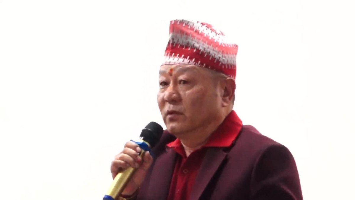 राष्ट्रिय प्रजातन्त्र पार्टी (राप्रपा)ले राजा, राजनीतिक दल र जेन–जी पुस्ताबीचको समझदारीबाट मात्रै मुलुकलाई निकास दिन सकिने बताएको छ । सोमवार प्रधानमन्त्री सुशीला कार्कीले बोलाउनुभएको सर्वपक्षीय बैठकमा बोल्दै सो पार्टीका नेता राजेन्द्र गुरुङले राजा, राजनीतिक दल र जेनजी पुस्ताबीचको नयाँ समझदारीबाट मात्रै हुने निर्वाचनले मुलुकलाई निकास दिने बताउनुभएको हो । उहाँले निषेधको राजनीतिले मुलुकलाई अघि बढाउनसक्ने अवस्था नभएकाले पनि आफ्नो पार्टीले मुख्य शक्तिहरुबीचको नयाँ समझदारीबाट मुलुकलाई अघि बढाउनेगरी सो मार्गचित्र प्रश्तुत गरेको समेत बताउनु भयो । नेता गुरुङले भन्नुभयो,‘मुलुकलाई नविन समझदारीमार्फत निकास दिनेतर्फ हामीहरु अगाडि बढौं । यो शंका, उपशंका सबैलाई समाप्त पारेर अघि केही साथीहरुले भनिसक्नु भयो । निषेधको राजनीतिलाई त्यागौं । राष्ट्रिय प्रजातन्त्र पार्टीले प्रस्तुत गरेको जुन मार्गचित्र छ । राजा, राजनीतिक दल र जेनजी पुस्ताका बीचमा एउटा नविन समझदारी गरेर अनि चुनावलाई सुनिश्चित गरौँ । यसो गरेर देशलाई निकास दिनुपर्छ भन्ने राष्ट्रिय प्रजातन्त्र पार्टीको आग्रह, अनुरोध हो ।’ नेता गुरुङले जेन–जी पुस्ताको मागलाई पूरा गराउन पनि राजा, राजनीतिक दल र उनीहरुबीच नयाँ समझदारी आवश्यक रहेको जिकिर समेत गर्नुभयो ।