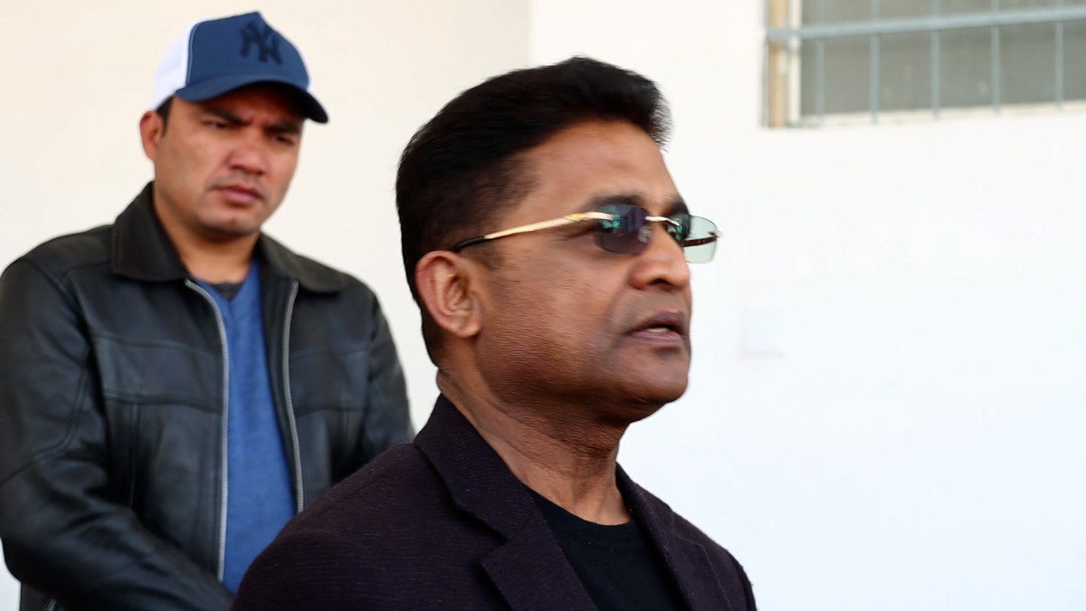 नेकपा एमालेका उपमहासचिव रघुवीर महासेठले सरकारले नै नेकपा एमालेलाई निर्वाचनमा सहभागी गराउन नचाहेको आरोप लगाउनुभएको छ । एमाले मुख्यालय च्यासलमा मंगलवार सञ्चारकर्मीहरुसँग कुरा गर्दै उहाँले यस्तो आरोप लगाउनुभएको हो । उहाँले एमाले कहिल्यै निर्वाचनको विपक्षमा नरहेको पनि बताउनु भयो । तर सरकार नै एमालेलाई निर्वाचनबाट वञ्चित गराउन लागेको दाबी गर्नुभयो । एमालेको अध्यक्षमाथी स्थानहद तोकेर एमाले निर्वाचनमा भाग लिन नसक्ने उहाँले बताउनु भयो । उहाँकाअनुसार सरकारले निर्वाचन चाहेको भए एमाले अध्यक्ष केपी ओलीलाई स्थानहद तोक्ने थिएन । सरकारले स्थान हद हटाएर निर्वाचनको वातावरण बनाउन पनि उहाँले आग्रह गर्नुभयो । उहाँले चुनावी वातावरण बनाउने काम एमालेको नभई सरकारको भएको बताउनु भयो । वर्तमान सरकारले निर्वाचन गर्नै नचाहेको र निवार्चन गर्न पनि नसक्ने उहाँको दाबी छ । हालसम्म बनेका अन्तरिम सरकार सफल भएपनि वर्तमान सरकार असफलताको बाटोमा हिँडेको उहाँले बताउनु भयो । अन्तरिम सरकारका मन्त्रीहरु नै दल खोलेर राजनितिक गतिविधि गरिरहको उहाँको भनाई छ । उहाँले मन्त्रीमण्डलमा रहेका सदस्यहरुलाई राजनितिक गतिविधिमा रोक लगाउन पनि सरकारको ध्यानाकर्षण गराउनु भयो । उहाँले भन्नुभयो, ‘हामी निर्वाचनको विरुद्धमा कहिले पनि थिएनौँ, न थियौँ, न छौँ । तर कुरा के भने नेकपा एमाले पार्टी निर्वाचनमा नआओस् भनेर यो चाहना त सरकारकै हो । यदी यो चाहना नभएको भए, साँच्चिकै नेकपा एमाले चुनावमा आओस् भन्ने सोच सरकारको भएको भए त नेकपा एमालेको अध्यक्षमाथी जुन प्रकारले एउटा स्थानहद तोकेको छ, त्यो स्थानहद त तोक्ने थिएन । पार्टी अध्यक्षलाई स्थानहद तोकेर नेकपा एमाले चुनावमा जानसक्छ र ? पहिले नेपाल सरकारले स्थानहदको बारेमा आफ्नो कमी कमजोरी स्वीकार गर्नुप¥यो । स्थानहद हटाउनुप¥यो । नेपालमा अहिलेसम्म जतिपनि अन्तरिम सरकार बन्यो, सबै सरकार सफल भएर गएको छ तर यो सरकारमाथी प्रश्न किन उठ्दैछ ? अहिलेको सरकारको गतिविधि चुनावमैत्री छैन । सरकारमा बस्ने अनि म निर्वाचनमा भाग लिन्छु, पार्टी बनाउँछ, सरकारमा बस्ने मन्त्रीमण्डलका साथीहरुले पहिला जुन राजनितिक क्रियाकलापहरु गरिरहनुभएको छ, सरकारले त त्यो बन्द गर्नु¥यो नी पहिला । मन्त्रीमण्डलमा बस्ने अनि आफ्नो पार्टी बनाउने सरकार विभिन्न संयन्त्रहरुलाई मिसयुज गर्ने ? त्यो हुनसक्छ ? त्यो कुरामा पनि सरकार सचेत होस् ।’ छानविन आयोगको गतिविधिले निर्वाचन गर्ने वातावरण नै बिगारेको उहाँको भनाई छ ।