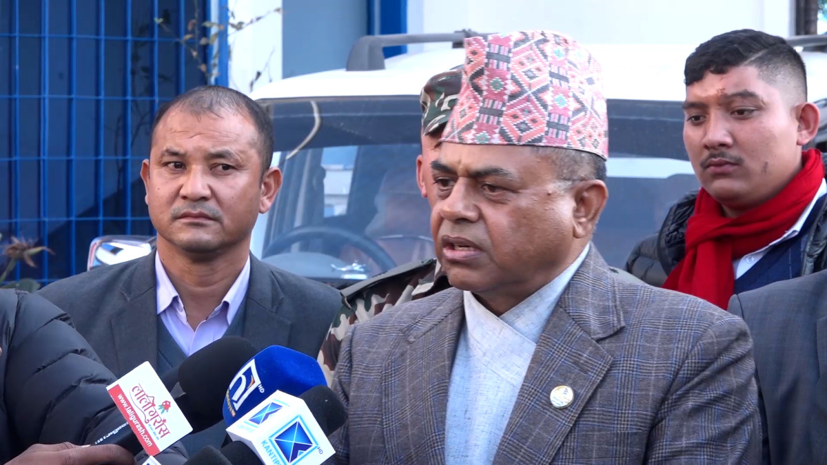 कानून, न्याय तथा संसदीय मामिलामन्त्री अनिलकुमार सिन्हाले राजनीतिक दलहरूको सञ्जाल तल्लो तहसम्म सक्रिय भएकाले उनीहरूमार्फत निर्वाचनको सन्देश प्रवाह गर्न सरकार सक्रिय भएको बताउनुभएको छ । मंगलवार नेपाली कम्युनिष्ट पार्टीको केन्द्रिय कार्यालयको अनुगमनका क्रममा सञ्चारकर्मीहरुसँग कुरा गर्दै मन्त्री सिन्हाले यस्तो बताउनुभएको हो । उहाँ निर्वाचनको वातावरण अझ सुदृढ बनाउन सरकार राजनीतिक दलहरुलाई निर्वाचनको सन्देश तल्लो तहसम्म प्रभावकारी रुपमा प्रवाह गर्न आग्रह गरिएको पनि बताउनु भयो । उहाँले दलहरूसँग प्रत्यक्ष संवाद गरी उनीहरूको जिज्ञासा संकलन गरी सरकारसमक्ष लैजाने जिम्मेवारी स्वरुप आफूहरु छलफल गरिरहेको समेत बताउनुभयो । उहाँले सरकार र जेनजी युवा पुस्ता समेत निर्वाचन गर्नुपर्ने मनसायका साथ अगाडि बढिरहेको बताउनु भयो । उहाँले जेन–जी अगुवाहरुको माध्यमबाट विभिन्न मागहरु आउनु स्वभाविक भएको पनि बताउनु भयो । उहाँले भन्नुभयो, ‘प्रत्येक दलहरुको सम्पर्क तल्लो तहसम्म पनि भएको कारण उहाँहरुले एकपटक निर्वाचनको बारेमा बोलिदिनुभयो भने त्यो इको समेत तल्लो तहसम्म पुग्छ । त्यसो भएको हुनाले दलहरुको माध्यमबाट चुनावको वातावरण अझै बन्नसक्छ भन्ने कुराहरु हामीले उहाँहरुलाई भनेका छौँ । निर्वाचन आयोग र सरकारले समेत निर्वाचनको तयारीका लागि आयोजना गरेका छलफलहरुमा समेत सबै राजनीतिक दलहरुलाई बोलाउने गरेका थियौँ । अब हामी मुख्य राजनीतिक दलहरुको कार्यालयमै गएर उहाँहरुसँग छलफल गर्ने र उहाँहरुको जिज्ञासाहरु छन् भने ति जिज्ञासाहरुलाई सरकारसमक्ष लिएर जाने जिम्मेवारी लिएर हामी हिँडिरहेको अवस्था छ । भदौ २३, २४ को जुन दुभाग्र्यपूर्ण अवस्था आउनुमा धेरै आयामहरु छन् । सबै वर्गको संयुक्त आवाज लिएर उहाँहरुले आन्दोलनमा आउनुभएको अवस्था थियो । कुनै एउटा मात्र राजनीतिक दल भएको भएपनि एउटै कुरामा अडिग भएर बस्न सक्नुहुन्छ । तर जेनजी समूहहरुसँग हामी जुन छलफल गरिरहेका छौँ त्यसमा उनीहरुको विभिन्न मागहरु आउनु स्वभाविक कुरा नै हो ।’ उहाँले सरकारले राजनीतिक दलहरूसँग संवाद गरी निर्वाचनको अनुकूल वातावरण निर्माण गर्न सक्रिय रहेको दोहो¥याउनु भयो ।