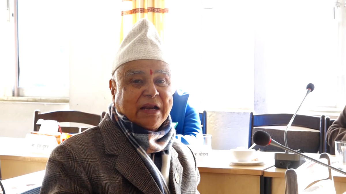 नेपाली काँग्रेसका सांसद नारायणदत्त मिश्रले वन्यजन्तु संरक्षणका नाममा राष्ट्रिय आवश्यकता र स्थानीय जनजीवनलाई बेवास्ता गर्न नहुने बताउनुभएको छ । मंगलवार सिंहदरबारमा बसेको राष्ट्रिय सभाको संघीयता सबलीकरण तथा राष्ट्रिय सरोकार समितिको बैठकमा बोलदै उहाँले यस्तो बताउनुभएको हो । उहाँले बाघ र हात्तीजस्ता वन्यजन्तुको संरक्षणमा स्पष्ट नीति र सीमा निर्धारण आवश्यक रहेको धारणा राख्नुभयो । उहाँले वन्यजन्तुका कारण मानव क्षति र आर्थिक नोक्शान बढिरहेको उल्लेख गर्दै बाघ तथा हात्तीबाट जनधनमा भइरहेको क्षतिलाई राज्यले प्रभावकारी रूपमा नियन्त्रण गर्न नसकेकोप्रति चिन्ता व्यक्त गर्नुभयो । उहाँले नेपालले संसारको लागि बाघ पाल्दा के फाइदा भइरहेको छ ? भन्दै प्रश्न समेत गर्नुभयो । उहाँले भन्नुभयो, ‘हामीलाई बाघ कति चाहिने हो ? नेपालले बाघ कति पालिदिनुपर्ने हो ? हामीले यदि संसारको लागि बाघ पाल्ने हो भने बाघ पालेवापत हामीलाई के पाइने हो ? होइन भने हामीले बाघ पाल्ने त्यो बाघले हाम्रै मान्छे खाइदिने तर हामीले त्यसको रोकथाम पनि गर्न नसक्ने ? हात्तिले हाम्रो यत्ति धेरै नोक्सान गरेको छ । कति हात्ती राख्दाखेरी हामीलाई फाइदा छ छ त । त्यसकारणले कुनै कुराको संरक्षण गर्ने भनेर लहैलहैमा त्यसैतिर गयो भने सलह संरक्षण गर्दा कुनै दिन त्यसले बस्ती नै साप गरिदिनसक्छ ।’ उहाँले वन्यजन्तु संरक्षण गर्दा त्यसको दीर्घकालीन असरको बारेमा समेत सचेत हुनुपर्ने आवश्यकंता औँल्याउनु भयो ।