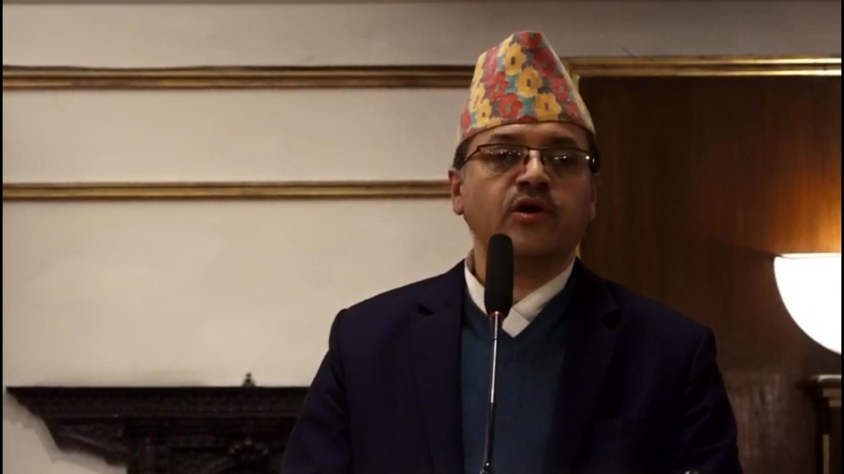 सर्वोच्च अदालतका न्यायाधीश टेकप्रसाद ढुंगानाले नेपालको न्यायपालिका विकास विरोधी नभएको स्पष्ट पार्नुभएको छ । संघीय इकाईहरुको विधायकी अधिकार सम्बन्धी विवाद निरुपणमा संवैधानिक इजलासले खेलेको भुमकिा विषयक अन्तरक्रिया कार्यक्रममा बोल्दै उहाँले यस्तो बताउनुभएको हो । उहाँले समय समयमा अदालत विका विरोधी भयो कि भन्ने प्रश्न उठ्ने गरेको उल्लेख गर्दै उहाँले न्यायालयले विकास निर्माणसम्बन्धी मुद्दामा विषेश ध्यान दिने गरेको जिकिर गर्नुभयो । उहाँले स्थानीय तह तथा प्रदेश सरकारमा सञ्चालित विकास निर्माणसम्बन्धी मुद्दाहरुलाई फास्ट ट्र्याकमा अघि बढाउने गरेको बताउँदै बढीमा एक वर्षभित्र अन्तरिम आदेश दिने गरेको बताउनु भयो । यस्ता मुद्दामा अदालतले विपक्षी निकायहरूको भनाइ नसुनी कुनै पनि अन्तरिम आदेश दिने नगरेको उहाँको भनाइ छ । उहाँले स्थानीय तह र प्रदेश तथा स्थानीय तहबीच देखिने राजनीतिक सहकार्य र समन्वयसम्बन्धी समस्या आपसी समझदारीमै टुंग्याउनुपर्ने बताउनु भयो । उहाँले भन्नुभयो, ‘अदालत कतै विकास विरोधी त भएन भन्ने प्रश्न संसदीय समितिमा उठेको थियो । त्यसपछि अदालतले निकै ध्यान दिएको छ । यस्ता मुद्दाहरु अहिले ६ महिनादेखि १ वर्षसम्म सुनुवाई गर्ने गरेका छौँ । सर्वोच्च अदालतमा पनि हामी हरेक दिन विशेष कोर्टमार्फत यस्ता कामकारबाही गरिरहेका छौं । हामीले विपक्षी निकायहरुको कुरा नसुनिकन हामी कुनै पनि अन्तरिम आदेश दिने गरेका छैनौँ । स्थानीय तह विपक्षी भएका निवेदनमा कानूनी प्रतिरक्षा कमजोर भएको मैले महसुश गरेको छु ।’ उहाँले स्थानीय तहमा गठित न्यायिक समिति अदालतका लागि महत्वपूर्ण सरोकारको विषय भएको भन्दै आवश्यक सहकार्य गरेर अघि बढ्न न्यायपालिका तयार रहेको पनि बताउनु भयो ।