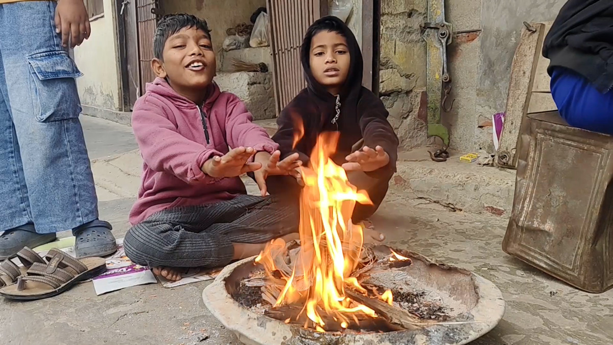 कुहिरो र हुस्सुले जनकपुरको जनजीवन प्रभावितः चिसोबाट बच्न स्थानीय सरकारले चासो नदिएको गुनासो