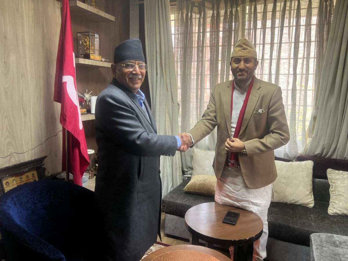 नेपाली कम्युनिष्ट पार्टीका संयोजक एवं पूर्वप्रधानमन्त्री पुष्पकमल दाहालले तोकिएको मितिमा निर्वाचनमा सम्पन्न गर्नुको विकल्प नरहेको बताउनुभएको छ । शुक्रवार हात्तिवनस्थित निवासमा पुग्नुभएका सञ्चार तथा सूचना प्रविधिमन्त्री जगदीश खरेलसँगको भेटमा उहाँले फागुन २१ गते जसरी पनि निर्वाचन सम्पन्न गर्नुपर्ने बताउनुभएको हो । उहाँले सो निर्वाचन सम्पन्न गराउनका लागि आफ्नो पार्टीले सरकारलाई सक्दो सहयोग गर्ने प्रतिवद्धता समेत व्यक्त गर्नुभएको सञ्चारमन्त्री खरेलले जानकारी दिनुभयो । त्यस अवसरमा दाहालले निर्वाचनका लागि आवश्यक तयारीको कामलाई तीव्रता दिन पनि सरकारलाई आग्रह गर्नुभएको थियो । मन्त्री खरेलले भन्नुभयो,‘दाहालले नेपाली कम्युनिष्ट पार्टीको तर्फबाट निर्वाचनको विकल्प नभएकाले जसरी पनि निर्वाचनमा जानुपर्छ । र फागुन २१ मा नै निर्वाचन हुनुपर्छ भन्ने नेपाली कम्युनिष्ट पार्टीको स्पष्ट धारणा दोहो¥याउनुभएको छ । र निर्वाचनको लागि सरकारलाई सरकारले गर्ने प्रतिवद्धता समेत प्रचण्डले हामीसँगको कुराकानीमा व्यक्त गर्नुभएको छ ।’ सरकारले निर्वाचनका लागि आवश्यक वातावरण बनाउन राजनीतिक संवाद समिति नै बनाएर प्रमुख तीन दलका शिर्ष नेताहरुसँगको भेटवार्तालाई निरन्तरता दिएको हो । यसैक्रममा (भोलि) शनिवार प्रधानमन्त्री सुशीला कार्कीले पनि देउवा, ओली र दाहालसँग भेटवार्ता गर्ने कार्यक्रम तय भएको छ ।