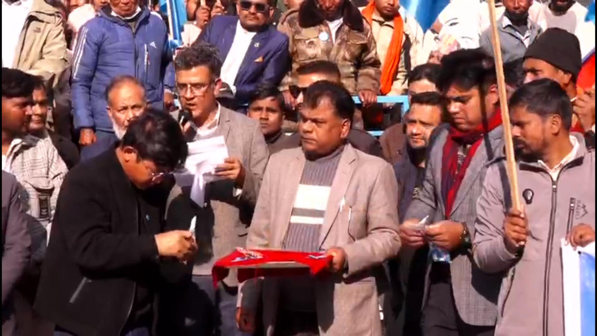 विभिन्न क्षेत्रमा स्थापित तीन सय बढी मधेसी युवाहरु तथा मुस्लिम समुदायका अगुवाहरु राष्ट्रिय स्वतन्त्र पार्टी रास्वपामा प्रवेश गरेका छन् । शुक्रवार पार्टी केन्द्रिय कार्यालयमा आयोजित पार्टी प्रवेश कार्यक्रममा उहाँहरुलाई पार्टीका कार्यवाहक सभापति डोलप्रसाद अर्याल एवं महामन्त्री कविन्द्र बुर्लाकोटीले स्वागत गर्नुभयो । केही समयअघि जेन–जी अगुवाहरु पनि पार्टी प्रवेश गर्नुभएको थियो । पछिल्लो समय नयाँ राजनीतिक दलहरुप्रति सबैको चासो बढ्दै गएको छ ।