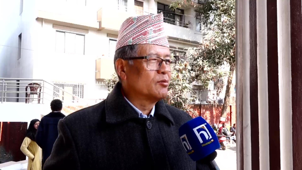 नेपाली काँग्रेसका उपसभापति धनराज गुरुङले राष्ट्रिय स्वतन्त्र पार्टी र काठमाडौं महानगरपालिकाका प्रमुख बालेन्द्र साहबीचको मिलन कुनै अनौठो नभएको बताउनुभएको छ । पार्टी केन्द्रिय कार्यालय सानेपामा सञ्चारकर्मीहरुसँगको कुराकानीमा उहाँले यस्तो टिप्पणी गर्नुभएको हो । उहाँले रास्वपा सभापति रवि लामिछाने र साहबीचको सहमति राजनीतिमा कुनै अनौठो नरहेको बताउनु भयो । उहाँले राजनीतिमा कोको जुट्छन् र कोको फुट्छन् भन्नेकुरा काँग्रेसलाई चासोको विषयको नभएको बताउनु भयो । उहाँले राजनीतिमा फुट्ने र जुट्ने भइरहने भएकाले अनौठो मान्न नहुने बताउनु भयो । राजनीतिमा सबैखाले चुनौति आउने भन्दै हरेक चुनौतिको सामना गरेर आएको काँग्रेसले यसलाई गम्भीर रुपमा लिन आवश्यक नरहेको बताउनु भयो । उहाँले भन्नुभयो, ‘बालेन र रविको सहमतिलाई मैले अनौठो मानेको छैन । कोको मिल्छन्, कोको जुट्छन्, कोको फुट्छन् । राजनीतिक यात्रामा यो भइरहने हो । त्यसकारण यो अनौठो मान्नुपर्दैन । राजनीतिमा सबै चुनौतिहरु हुन्छन् । राजनीति सरल ढंगबाट अघि बढ्दैन । राजनीति भनेको चुनौति हो । हरेक चुनौतिको सामना गर्न तयार भएको काँग्रेसले राणाकालीन चुनौति, पञ्चायती चुनौति फेस गरेको कारणले अब अहिले आएर कोको मिल्छन् त्यसलाई खासै गम्भीर ढंगले लिएको छैन ।’ रवि–बालेनको सहमतिलाई अनौठो मान्नु पर्दैनः धनराज गुरुङ