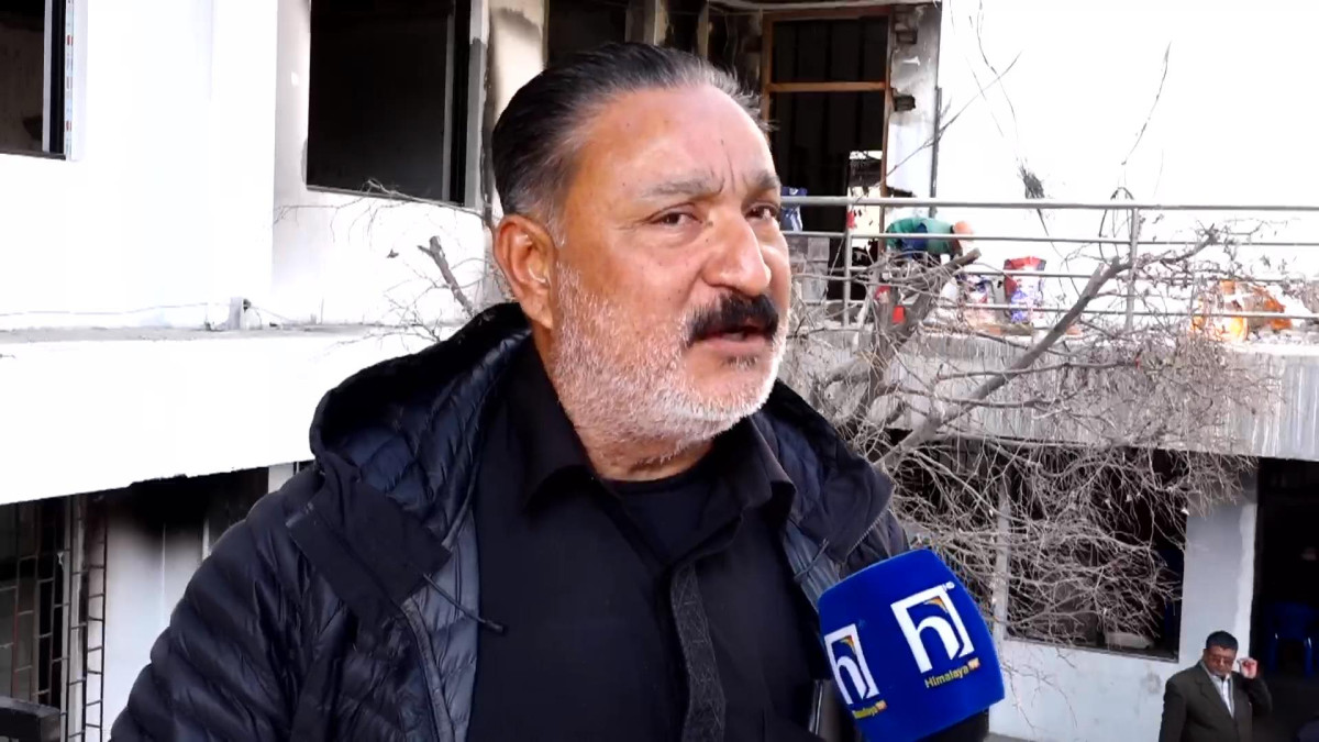 रवि–बालेनलाई काँग्रेस नेता राठौरको चुनौतिः सहकारी ठग र गँजेडीहरुले १० वर्ष पार्टी चलाएर देखाउन् आईतवार पार्टी केन्द्रिय कार्यालयमा सञ्चारकर्मीहरुसँगको कुराकानीमा उहाँले यस्तो चुनौति दिनुभएको हो । उहाँले केही वर्षअघि मात्रै खुलेका जनमत, राष्ट्रिय स्वतन्त्र पार्टी, नागरिक उन्मुक्ति पार्टीहरुको उदाहरण दिँदै १० वर्ष राम्रोसँग पार्टी चलाएर देखाउन चुनौति दिनुभयो । उहाँले नेपाली काँग्रेस, नेकपा एमाले लगायतका राजनीतिक दलहरुले जनताको अधिकार, विकास दिएको बताउनु हुँदै सहकारी ठग र गँजेडीहरुले देश चलाउन नसक्ने टिप्पणी गर्नुभयो । उहाँले भन्नुभयो, ‘यि नयाँ पार्टीहरु कुरा ठूला गर्छन्, चर्काचर्का कुरा गर्छन् । १० वर्ष पार्टी चलाएर देखाउन् । त्यसपछि कुरा गरौँला । ५ वर्ष चलाउन सकेका छैनन् । सबैले राजनीति गर्न पाउने अवस्था सिर्जना गर्न नै हामीले यति लामो संघर्ष गरेका हौँ । युक्रेनमा हिजो एउटा पपुलिस्ट कलाकारलाई राष्ट्रपति बनाउँदाको परिणाम आज जे भोगिरहेको छ, नेपालमा पनि यि गैरजिम्मेवार पार्टी, सहकारी ठग, दलाल, गँजेडीहरुले हामी ८० वर्ष लामो संघर्ष गरेको पार्टीले विकास, जनतालाई अधिकार दियौँ । भ्रष्टाचार नियन्त्रण मात्रै हामीले गर्न सकेका छैनौँ । भ्रष्टाचार नियन्त्रण अहिले पनि हुन सकेको छैन । भोलि आउने सरकारले पनि गर्न सक्दैन । ’ उहाँले पार्टीको १४ औं महाधिवेशनमा पराजय व्यहोरेकाहरुले चिच्याएर बोल्न जरुरी नरहेको बताउनु भयो । फागुन २१ गते निर्वाचन नभए देश गृहयुद्धमा फस्ने चेतावनी दिनुभयो ।