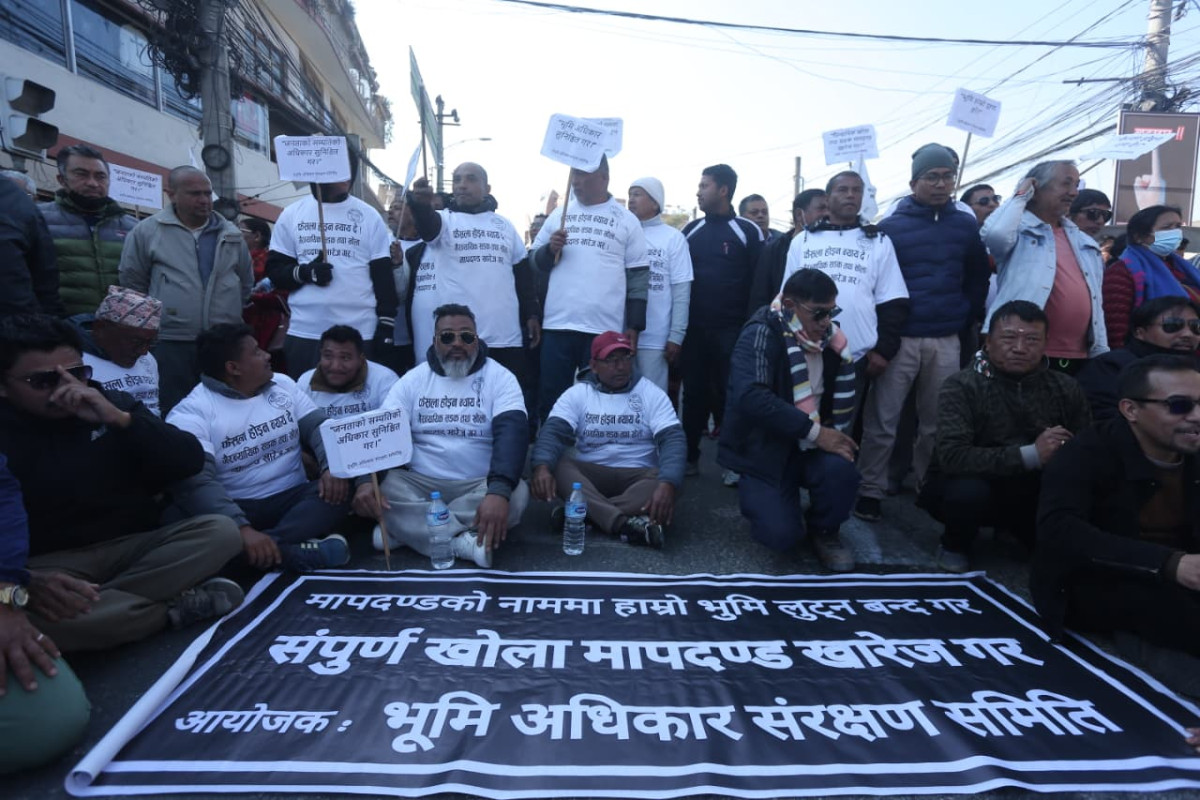 खोला मापदण्डको विरोध गर्दै सडकमा पीडितहरू (तस्बिरसहित)