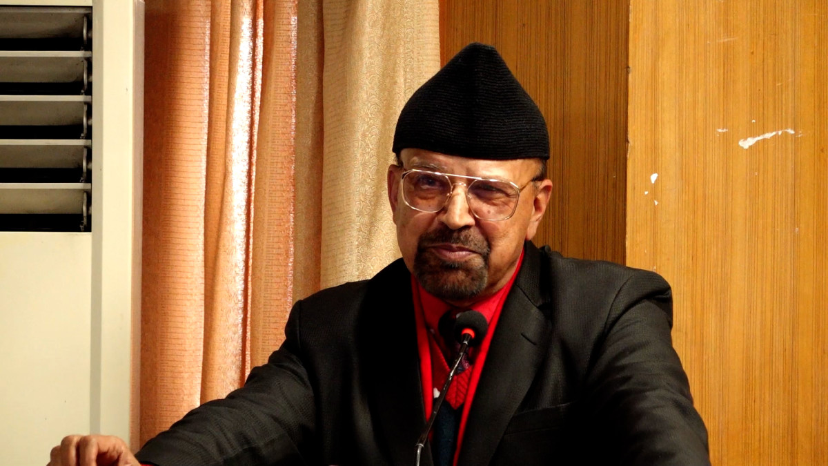 संविधान एवं प्रशासनविद् काशीराज दाहालले संविधानको पूर्ण कार्यान्वयन गर्न नसकेका राजनीतिक दलहरूले चुनावी घोषणा पत्र कार्यान्वयन गर्छन् भन्नेमा आंशका र प्रश्न रहेको बताउनुभएको छ । शुक्रवार काठमाडौंमा आयोजित ‘राजनीतिक दलका घोषणापत्रमा दलित, महिला र सिमान्तकृत समुदायका मुद्दा र प्रतिवद्धतासम्बन्धी संवाद’ कार्यक्रममा बोल्दै उहाँले यस्तो बताउनुभएको हो । संविधान निर्माणको एक दशक बित्दा समेत संविधान कार्यान्वयनका लागि आवश्यक कानून निर्माण हुन नसकेको उहाँको भनाइ छ । संविधान कार्यान्वयनका लागि आवश्यक कानून निर्माण राजनीतिक दल र निर्वाचनपवछि बन्ने सरकारको प्राथमिकता हुनुपर्ने बताउनु भयो । उहाँले संविधानमा उल्लेखित प्रावधानहरू नै प्रभावकारी रूपमा लागू हुन नसकेको अवस्थामा दलहरूले घोषणापत्रमा गरेका प्रतिवद्धता कार्यान्वयन हुनेमा जनताले प्रश्न उठाउनु स्वाभाविक भएको धारणा समेत राख्नुभयो । उहाँले संविधान कार्यान्वयनको पहिलो शर्त आवश्यक कानून निर्माण भएको उल्लेख गर्दै संविधान प्रवद्र्धन गर्नु समेत दलहरुको प्राथमिकतामा पर्नुपर्ने धारणा राख्नुभयो । उहाँले संविधान कार्यान्वयनमा देखिएका समस्याको गहिरो अध्ययन गर्नु जरुरी रहेको समेत बताउनु भयो । दाहालले राजनीतिक दलहरूले समयमै संविधान कार्यान्वयनको स्पष्ट योजना ल्याएको भए अहिले घोषणापत्रमार्फत पुनः प्रतिवद्धता दोर्होयाउनुपर्ने अवस्था नआउने जिकिर गर्नुभयो । उहाँले अधिकांश दलले चुनावी घोषणापत्रमा सुशासन कायम गर्ने उल्लेख गरेपनि लामो समयदेखि सत्तामा रहेका पुराना दलहरूले विगतमा किन सुशासन कायम गर्न नसके भन्ने विषयमा जनतालाई स्पष्ट जवाफ दिनुपर्ने धारणा राख्नुभयो । उहाँले भन्नुभयो, ‘राजनीतिक दलहरु र सरकारले संविधान कार्यान्वयनको लागि आवश्यक कानूनहरु समयमै बनाउनुपर्छ । हामीले संविधान निर्माणको दश वर्ष बितिसक्दा समेत संविधान कार्यान्वयनको लागि आवश्यक पर्ने कतिपय कानून अहिलेसम्म पनि बनाउन सकेका छैनौँ । भनेपछि दलहरुले संविधानमा लेखेका कुराहरु त लागू गर्न सकेनौँ भने घोषणा पत्रमा लेखेको कुरा कसरी र कति लागू होला ? जनतहरुले यस्तै प्रश्न गरिरहेका छन् । कतिपय कानूनहरु अहिले पनि बन्न सकेको अवस्था छैन । संविधान कार्यान्वयनका लागि आवश्यक कानून बन्नुपर्छ । दोस्रो कुरा, संविधानलाई प्रवद्र्धनत गर्नको लागि संविधानमा लेखेका कुरा जनताको माझमा पुर्याएर त्यो प्रतिफल दिनुपर्छ । अर्को कुरा, संविधानलाई कहाँ कहाँबाट समस्या छ भन्ने कुरामा समेत हामीले अध्ययन गर्न सकेनौँ । गरिवीको कारणले हो कि, विभेदको कारणले हो कि, सुशासनको कमीको कारणले हो कि भन्ने कुरामा कसले अध्ययन गर्यो ? यदि हामीले सुक्ष्म ढंगले अध्ययन गरेको भए अहिेलेको अवस्था सिर्जना हुँदैन थियो होला । यदि राजनीतिक दलहरुले संविधान कार्यान्वयनको योजना बनाइदिएको भए अहिले घोषणा पत्र लेखिरहनुपर्ने अवस्था थिएन । त्यसकार।ण अगामी दिनमा त्यो कुराहरु आउनुपर्यो । अहिले सबैको घोषणा पत्रमा सुशासन कायम गर्ने कुरा उल्लेख गरिएको छ । नयाँ राजनीतिक दलहरुले ठिकै पनि होला । तर पुराना राजनीतिक दलहरु जसले लामो समयदेखि सत्ता सञ्चालन गर्दै आएका छन् । उनीहरुले विगतमा किन सुशासन कायम गर्न सकेनन् ? यो कारण आम जनतालाई भन्न सक्नुपर्छ ।’ दाहाले संयुक्त राष्ट्र संघको दिगो विकासको लक्ष्य कार्यान्वयनमा समेत दलहरुले जोड दिनुपर्ने धारणा राख्नुभयो ।