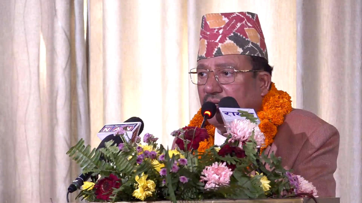 निर्वाचन आयोगका कार्यवाहक प्रमुख निर्वाचन आयुक्त रामप्रसाद भण्डारीले तोकिएकै समयमा निर्वाचन हुने भएकोले ढुक्क भएर तयारीमा लाग्न आग्रह गर्नुभएको छ । गोरखापत्र संस्थानले आईतवार आयोजना गरेको कार्यक्रममा उहाँले केही तत्वहरुले निर्वाचन बिथोल्ने प्रयास गरेपनि त्यो प्रयास सफल नहुने बताउनुभएको हो । उहाँले तोकिएकै मिति र समयमा निर्वाचन सम्पन्न हुने उल्लेख गर्नुभयो । अझै पनि केही उम्मेद्वारहरुले आफूलाई निर्वाचनको वारेमा संशय राखेर फोन गर्ने गरेको उल्लेख गर्नुहुँदै भ्रममा नपरि निर्वाचनको प्रचारप्रसारमा लाग्न सुझाव दिनुभयो । उहाँले केही कुण्ठित व्यक्तिहरूले निश्चित उद्देश्य पूरा गर्न अनावश्यक हल्ला फैलाउने प्रयास गर्नसक्ने उल्लेख गर्नुभयो । अब नेपाली जनता त्यस्ता प्रायोजित हल्लाका साक्षी बस्न नसक्ने उहाँको भनाई छ । निर्वाचनको विकल्प निर्वाचन नै भएको दोहो¥याउँदै उहाँले निर्वाचनको वातावरण विथोलिने अवस्था अब नबन्ने जिकिर गर्नुभयो । राजनीतिक दल, उम्मेदवार र तिनका कार्यकर्ताहरू निर्वाचन प्रचार–प्रसारमा सक्रिय रहेको र उनीहरूले पनि निर्वाचन बाहेक अर्को विकल्प नदेखेको उहाँको भनाइ छ । नयाँ पुराना सबै शक्तिहरुले समेत निर्वाचनलाई नै मार्गका रूपमा स्वीकार गरेको उहाँको दाबी छ । नेपालमा सुशासन प्रवाह गर्ने पवित्र उद्देश्य र आकांक्षा राखेर बसेका व्यक्तिहरूलाई भ्रममा पारेर, धमिलो पानीमा माछा मार्ने प्रयास सफल हुने उहाँले बताउनु भयो । निर्वाचन विथोल्ने वा अस्थिरता सिर्जना गर्ने कुनै पनि गतिविधि सरकारले निषेध गर्ने र निर्वाचन आयोगले समेत नजिकबाट अनुगमन गरिरहेको उहाँले स्पष्ट पार्नुभयो । साथै, वातावरण निर्माणमा देखिएका कमजोरी सुधार गर्न सरकारलाई आवश्यक सुझाव दिइरहेको जानकारी पनि उहाँले दिनुभयो । उहाँले भन्नुभयो, ‘केही कुण्ठित व्यक्तिहरुले निश्चित उद्देश्य पूरा गर्ने प्रायोजनका लागी नचाहिने हल्लाहरु गर्न सक्छन्, उनीहरुको निश्चित उद्देश्य पूरा गर्ने प्रायोजनका लागि अब नेपाली जनता साक्षी बस्न सक्दैनन् । अब निर्वाचनको वातावरण विथोलिने वातारण बन्दैन । जसरी पनि निर्वाचन सम्पन्न हुन्छ । कि निर्वाचनको विकल्प देखाएर नेपालमा सुशासनको प्रवाह यसरी हुन्छ, भनेर वैकल्पिक मार्ग देखाउनुस् । अनि त्यो बेलामा हामी के रहेछ भनेर सोच्न सकुँला तर निर्वाचन चाहीँ विथोल्न सक्दैनौ । तोकिएको मितिमा तोकिएको समयमा फागुन २१ गते विहान ७ बजेबाट बेलुका ५ बजेसम्म मतदान प्रक्रियाको समय छ, त्यो सम्पन्न हुन्छ । निर्वाचन हुन्छ, निर्वाचनको विकल्प निर्वाचन नै हो । निर्वाचनलाई विथोल्ने प्रयास कहीबाट पनि नगरियोस् । यो मैले भनिरहँदा निर्वाचन आयोगको कमजोरी पनि नसोचियोस् । निर्वाचन आयोजले निर्वाचन गर्छ । राजनितिक दल, उम्मेद्वार, राजनितिक दलका कार्यकर्ताहरु सबै आ–आफ्नो ठाउँमा निर्वाचन प्रचारप्रसारमा गईराख्नुभएको छ । उहाँहरुले पनि निर्वाचन बाहेक अर्को वैकल्पिक मार्ग देखिरहनुभएको छैन । भदौ २७ गतेभन्दा अगाडीको शक्ति र भदौ २३ र २४ को विद्रोहपछि उठेको अर्को नयाँ शक्ति यी दुबै शक्तिको संयोजन पनि निर्वाचन बाहेक अरु केही देख्नुभएको छैन । उहाँहरु निर्वाचनमा लागिराख्नु भएको छ । अब यसरी निर्वाचन गरेर नेपालमा सुशासन प्रवाह गर्ने पवित्र उद्देश्य राखेर, आकांक्षा लिएर बसिरहेका व्यक्ति र व्यक्तिहरुलाई कसैले निर्वाचन विथोलिन्छ, अलिकति धमिलो पानीमा माछा मार्न पाईयो भने यसो केही समय खेल्न पाइन्छ भन्ने होला, त्यो हुँदैन । त्यो गर्न पाइँदैन, त्यस्ता कार्यहरु सरकारले वर्जित गर्ला, निर्वाचन आयोगले पनि नजिकैबाट नियालीरहेका छौँ । यो यो कमजोरी भो सरकार यसलाई सच्याएर निर्वाचनको वातावरण बनाउन भन्छौँ ।’ उहाँले निर्वाचन आचारसंहिता पालना गर्न पनि सम्बन्धित सबैसंग आग्रह गर्नुभयो । केही सञ्चारमाध्यामहरुले मत सर्वेक्षण गरिरहेको उल्लेख गर्दै उहाँले मत सर्वेक्षण नगर्न पनि आग्रह गर्नुभयो । आफूले पटकपटक मत सर्वेक्षण नगर्न आग्रह गरेपनि केही सञ्चारमाध्यामहरुले नटेरेको उहाँको गुनासो छ । उहाँले आचारसंहिता विपरितको कार्य गरिरहे कारबाही गर्न बाध्य हुने चेतावनी समेत दिनुभयो ।