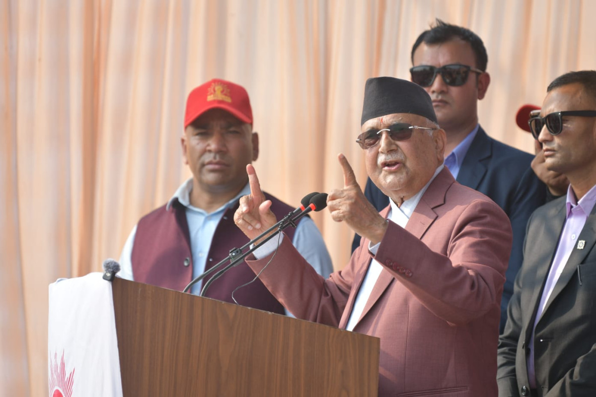 नेकपा (एमाले)का अध्यक्ष एवं पूर्वप्रधानमन्त्री केपी शर्मा ओलीले केहीले आफूलाई ख्यालख्यालैमा प्रधानमन्त्री घोषणा गरेको बताउनुभएको छ । बालेन्द्र साहप्रति लक्षित गर्दै ओलीले बच्चाबच्चीले भनिदिएजस्तो केहीले आफूहरुलाई प्रधानमन्त्री घोषणा गरिदिएको भन्दै कटाक्ष गर्नु भएको हो । सोमवार झापामा आयोजित चुनावी सभामा बोल्दै उहाँले प्रधानमन्त्री पदलाई ख्याल गर्ने जिम्मेवारीको रुपमा नलिन पनि सचेत गराउनु भयो । उहाँले आफूले सरकारको नेतृत्व लिँदा गरेका कामहरु पूरा गर्नका लागि निर्वाचनमा उम्मेदवारी दिएको पनि बताउनु भयो । अध्यक्ष ओलीले भन्नुभयो,‘मलाई सरकारबाट हटाएपछि ड्राईभरविनाको गाडीजस्तो हुन्छ देश । म सरकारमा आउने वित्तिकै फेरि देश कुद्छ । मैले सरकार छोडेपछि फेरी देश जहाँको त्यही बस्छ । यही हुने गरेको छ । म सुन्छु–प्रधानमन्त्रीको क्यान्डिडेट भन्ने मान्छेले तपाईहरुले बच्चाबच्चीलाई सोध्यो भने, तिमी के हुने भन्यो भने उसले प्रधानमन्त्री पनि भन्न सक्छ, राष्ट्रपति पनि भन्न सक्छ । तर त्यो बच्चा भईहाल्ने त होइन नि । उसले आफूलाई घोषणा गर्दियो । यस्तै मान्छेहरुलाई लाग्यो–ख्यालख्याल जस्तो । तर यस्तो होइन । ’ अध्यक्ष ओलीले आफूले सरकार छोडेपछि देशको हालत ड्राईभरले गाडी छोडेजस्तो हुने जिकिर समेत गर्नुभयो । उहाँले सरकारको नेतृत्वमा रहँदा मुलुकको समृद्धिका लागि अभियान नै सञ्चालन गरेको दाबी समेत गर्नुभयो । देशलाई समृद्ध बनाउनका लागि एमालेको विकल्प नभएकाले आसन्न निर्वाचनमा नेपाली जनताले एमालेलाई मतदान गर्नुपर्ने अध्यक्ष ओलीको भनाई थियो ।