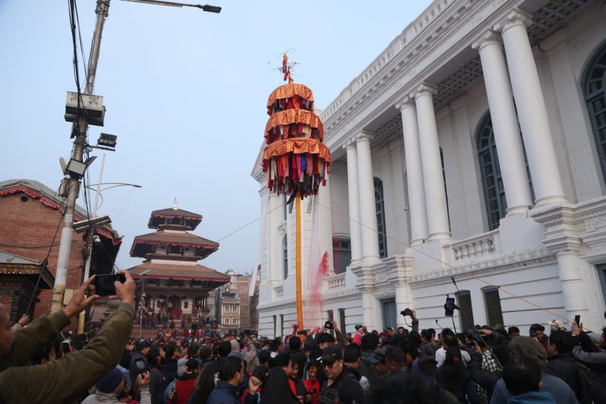 होली शुरुः हनुमानढोकामा तीनतले चीर ठड्याइयो