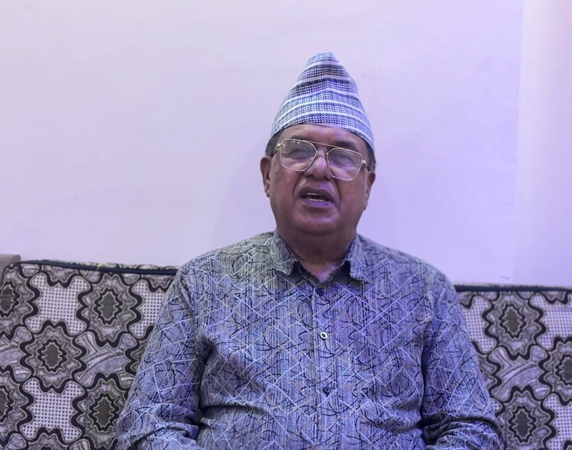 नेपाली राष्ट्रिय महिला फुटबल टोलीकी कप्तान सावित्रा भण्डारी (साम्बा) को घुँडाको उपचार काठमाडौं मेडिकल कलेज (केएमसी) ले निःशुल्क गर्ने भएको छ । महँगो उपचार खर्चका कारण समस्यामा परेको भन्दै साम्बाले सहयोगको अपिल गरे लगत्तै केएमसीले यस्तो घोषणा गरेको हो । कतारको अस्पेटार अस्पतालमा गरिएको अघिल्लो शल्यक्रियाको ग्राफ्ट र एमसिएलमा गम्भीर समस्या देखिएपछि साम्बालाई पुनः शल्यक्रिया गर्नुपर्ने भएको छ । सोमवार मात्रै उनले सामाजिक सञ्जालमार्फत आफ्नो उपचारका लागि करिव ८० हजार अमेरिकी डलर खर्च लाग्ने भन्दै सहयोगको याचना गरेकी थिइन् । साम्बाको उक्त अपिल सार्वजनिक भएपछि केएमसीका प्रशासन प्रमुख नारायणप्रसाद दाहालले यदि साम्बा नेपालमै उपचार गर्न तयार भए अस्पतालले सम्पूर्ण खर्च व्यहोर्ने प्रतिवद्धता जनाउनु भयो । दाहालले भन्नुभयो, ‘राष्ट्रकी गहना साम्बा नेपालमै उपचार गर्न तयार भए देशको एक अब्बल उपचार संस्थाका रूपमा रहेको काठमाडौं मेडिकल कलेज उनलाई निःशुल्क उपचार सेवा उपलब्ध गराउने प्रतिवद्धता व्यक्त गर्दछ ।’ पछिल्लो सात सातादेखि घुँडाको चोटका कारण मैदान बाहिर रहेकी साम्बाको उपचार प्रक्रियाको गाम्भीर्यतालाई बुझ्दै अस्पतालले आफ्नो सामाजिक उत्तरदायित्व अन्तर्गत यो निर्णय लिएको जनाएको छ । केएमसीले आफूसँग उत्कृष्ट र अत्याधुनिक उपकरण तथा दक्ष जनशक्ति रहेको भन्दै गुणस्तरीय उपचार सेवा प्रदान गर्न सक्षम रहेको दाबी समेत गरेको छ ।