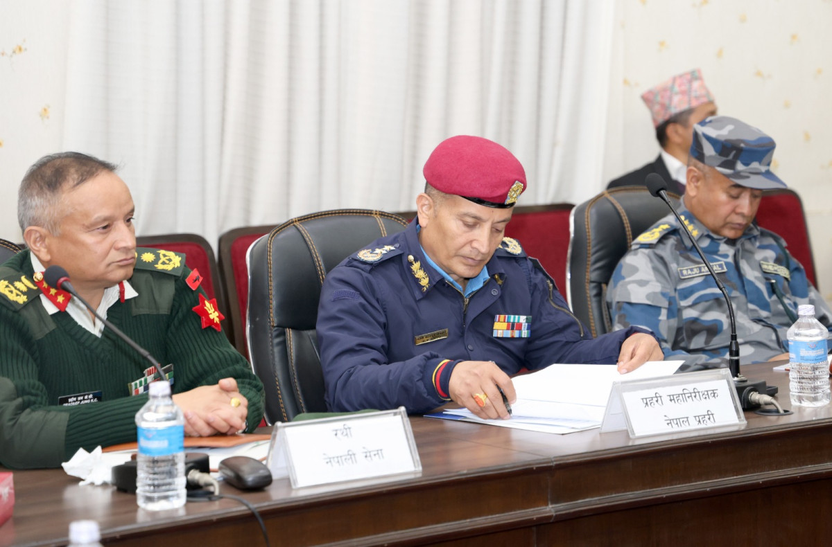 आगामी निर्वाचनको सुरक्षा तयारी र देशका विभिन्न भागमा देखिएका अशान्तिका घटनाहरूबारे सुक्ष्म विश्लेषण गर्न निर्वाचन आयोगमा उच्चस्तरीय निर्वाचन सुरक्षा समितिको बैठक बसिरहेको छ । निर्वाचन आयोगका कार्यवाहक प्रमुख आयुक्त रामप्रसाद भण्डारीको अध्यक्षतामा बसेको बैठकमा गृह सचिवका साथै चारवटै सुरक्षा निकायका प्रमुखहरूको सहभागिता रहेको छ । बैठकले देशभरिको समग्र सुरक्षा अवस्थाको समीक्षा गर्दै संवेदनशील मानिएका क्षेत्रमा थप सुरक्षा बन्दोबस्ती मिलाउने लगायतका महत्वपूर्ण निर्णयहरू गर्ने तयारी गरेको छ । विशेष गरी मधेस प्रदेशका रौतहट र वीरगञ्ज लगायतका स्थानमा पछिल्ला दिनमा भएका झगडा तथा झडपका घटनाहरूलाई आयोगले गम्भीरतापूर्वक लिएको छ । रौतहटमा विभिन्न समूहबीच उत्पन्न विवादले हिंसात्मक रूप लिएको र वीरगञ्जमा समेत ढुङ्गामुढा र प्रदर्शनका कारण स्थिति तनावपूर्ण बनेपछि निर्वाचन सुरक्षामा नयाँ चुनौती थपिएको विश्लेषण गरिएको छ । यी स्थानहरूमा उत्पन्न तनावले निर्वाचनको वातावरण बिथोल्न सक्ने जोखिमलाई मध्यनजर गर्दै सुरक्षा रणनीतिमा फेरबदल गर्ने विषयमा छलफल केन्द्रित भएको छ । बैठकले साम्प्रदायिक र राजनीतिक झडप भएका क्षेत्रहरूलाई अति संवेदनशील सूचिमा राखी अतिरिक्त सुरक्षा बल परिचालन गर्ने तयारी गरेको छ । स्थानीय स्तरमा हुने विवादलाई तत्काल नियन्त्रणमा लिन र निर्वाचन बिथोल्ने तत्वहरूलाई कानूनी दायरामा ल्याउन सुरक्षा निकायलाई उच्च शतर्कतामा रहन निर्देशन दिइने बुझिएको छ । जारी बैठकले विशेष गरी सीमावर्ती र झडप भएका जिल्लाहरूमा सुरक्षा फौजको उपस्थिति बढाउने र सामाजिक सञ्जालमार्फत फैलिने भ्रमपूर्ण सूचनामाथि कडा निगरानी राख्ने गरी ठोस योजना सार्वजनिक गर्ने अपेक्षा गरिएको छ ।