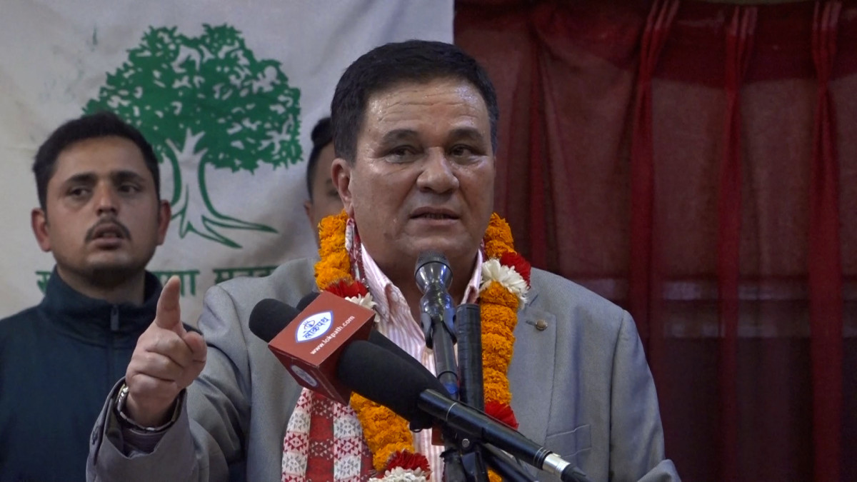 नेपाली काँग्रेस काठमाडौंका सभापति एवं काठमाडौं क्षेत्र नम्बर ६ का काँग्रेस उमेदवार कृष्ण सबुज बानियाँले सबुज कृष्ण बानियाँले आफू निर्वाचित भए काठमाडौंका खोला–नदीलाई र ढलमुक्त बनाउने प्रतिवद्धता व्यक्त गर्नुभएको छ । मंगलवार यहाँ आयोजित चुनावी सभालाई सम्बोधन गर्दै बानियाँले काठमाडौंलाई प्रदुषणमुक्त र ढलमुक्त बनाउने प्रतिज्ञा गर्नुभएको हो । उहाँले सिंगो काठमाडौंको वातावरणीय सुधार आफ्नो प्राथमिक एजेण्डा रहेको उल्लेख गर्नुभयो । उहाँले काठमाडौंका विभिन्न क्षेत्रबाट निर्वाचित हुने जुनसुकै दलका जनप्रतिनिधिसँग समन्वय गरेर खोलामा मिसिएको ढल व्यवस्थापन र प्रदुषण नियन्त्रणका लागि अग्रसर हुने दाबी गर्नुभयो । बानियाँले सांस्कृतिक सम्पदाको संरक्षणलाई पनि उत्तिकै महत्व दिएको उल्लेख गर्दै परापूर्वकालदेखि रहेका सम्पदाको यथोचित व्यवस्थापन र प्रवद्र्धन गरिने बताउनु भयो । काठमाडौं उपत्यकाको ऐतिहासिक तथा सांस्कृतिक पहिचान जोगाउन समन्वित पहल आवश्यक रहेको उहाँको भनाइ छ । उहाँले शिक्षा क्षेत्र सुधार आफ्नो अर्को प्रमुख प्राथमिकता रहेको उल्लेख गर्दै सामुदायिक विद्यालयको गुणस्तर उकास्न विशेष कार्यक्रम ल्याउने प्रतिवद्धता जनाउनु भयो । उहाँले भन्नुभयो, ‘म सिंगो काठमाडौं र काठमाडौंको खोलालाई प्रदुषण र ढलमुक्त गर्ने संकल्प गर्न चाहान्छु । काठमाडौंका अन्य क्षेत्रबाट निर्वाचित भएर जाने जुनसुकै दलका नेताहरुसँग समन्वय गरेर त्यसको अग्रपंक्तिमा रहेर काठमाडौंका खोलाहरुमा रहेको ढलको समस्या समाधान गर्छु । सम्पदाहरुको संरक्षण गर्ने कुरामा पनि सबै कुराको यथोचित व्यवस्थापन गरेर हाम्रा परापूर्व कालदेखि रहेका सांस्कृतिक सम्पदाहरुलाई अझै सशक्त रुपमा अगाडि बढाउने पनि प्रण गर्न चाहन्छु । शिक्षालाई गुणस्तर बनाउँदै सामुदायिक विद्यालयहरुको गुणस्तर उकास्ने गरी कार्यक्रम अगाडि बढाउँछु । मैले धेरै विद्यालयको व्यवस्थापन समितिको अध्यक्ष एवं विगतमा आफू पनि सोही पेसाबाट आएको हुनाले मलाई राम्रोसँग थाहा छ । अहिले यो क्षेत्र उच्च किसिमको शहरीकरण भइसकेको छ । यसको उच्च किसिमको व्यवस्थापन पनि गर्नुपर्छ । अहिलेको समयसन्दर्भअनुसार व्यवस्थित गर्न सबै पक्षसँग संवाद गर्न पनि चाहन्छु ।’ काठमाडौं–६ उच्चस्तरीय शहरीकरण भइसकेको उल्लेख गर्दै बानियाँले व्यवस्थित शहरी व्यवस्थापनका लागि समयसापेक्ष योजना आवश्यक रहेको धारणा पनि राख्नुभयो । उहाँले सबै वर्ग, उमेर र समुदायको हकहित र भावनाअनुसार काम गर्ने प्रतिज्ञा गर्दै आसन्न निर्वाचनमा आफूलाई निर्वाचित गराउन समेत अपिल गर्नुभयो ।