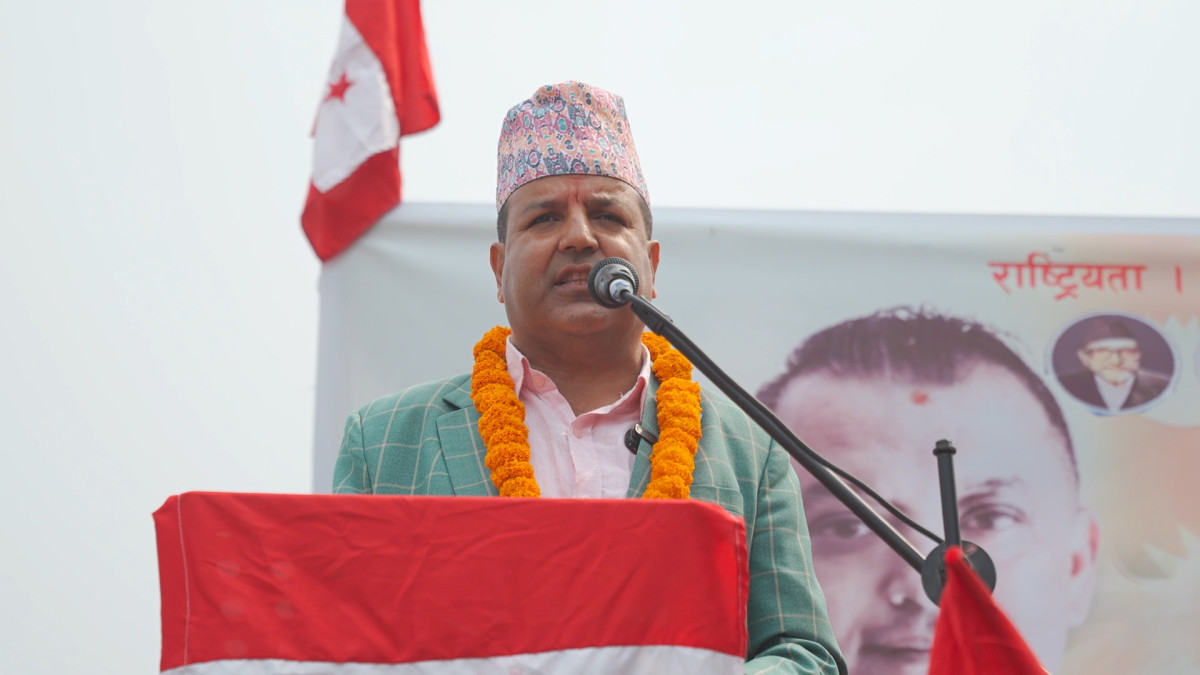 नेपाली काँग्रेसका नेता एवं मोरङ निर्वाचन क्षेत्र नम्बर ३ का प्रतिनिधि सभा सदस्य उम्मेदवार डा. सुनिल शर्माले आफ्नो निर्वाचन क्षेत्रमा भएका विकास निर्माणका कामहरू नै आफ्नो मुख्य चुनावी एजेण्डा भएको बताउनुभएको छ । पथरीमा आयोजित चुनावी सभालाई सम्बोधन गर्दै डा. शर्माले ‘काँग्रेस बोल्छ कम, काम बढी गर्छ’ भन्ने गिरिजाप्रसाद कोईरालाको मान्यतालाई आफूले व्यवहारमा उतारेको दाबी गर्नुभएको हो । उहाँले पथरीमा निर्माण भएको ३५ करोडको खानेपानी ट्याङ्की र ३० वर्षदेखि अलपत्र रहेको पथरी–डायनिया–सिक्टी व्यापारिक मार्गको निर्माण कार्यलाई आफ्नो प्रमुख उपलब्धिको रूपमा प्रश्तुत गर्नुभयो । डा. शर्माले गत ३५ वर्षदेखि सुकुम्वासीहरूले भोग्दै आएको धनीपुर्जा सम्बन्धी समस्या समाधानका लागि आफूले ठोस पहल गरेको बताउनु भयो । शिक्षा र स्वास्थ्य क्षेत्रमा आफ्नो विशेष रुचि रहेको बताउँदै डा. शर्माले २५ वर्षदेखि रोकिएको पूर्वाञ्चल विश्वविद्यालयको मेडिकल कलेज सञ्चालनको निर्णय गराउन सफल भएकोमा खुशी व्यक्त गर्नुभयो । उहाँले आगामी दुई हप्ताभित्र डाक्टर पढ्ने विद्यार्थी आउने र ५ वर्षभित्र ५०० शैय्याको अत्याधुनिक टिचिङ अस्पताल निर्माण हुने घोषणा गर्नुभयो । उहाँले भन्नुभयो, ‘हामीले कानून बनाएर नापी पठाएपछि ५०० भन्दा बढीलाई धनीपुर्जा वितरण गरिसकेका छौँ । जेन–जी मुभमेन्टपछि केही समय रोकिएको यो प्रक्रिया नयाँ सरकार गठन लगत्तै पुनः शुरु हुनेछ र सबै नागरिकले निस्सा र धनीपुर्जा पाउनेछन् । हामीले यो क्षेत्रका ९० प्रतिशत सहायक बाटाहरू पिच गरिसकेका छौँ । बेलबारी, लेटाङ, लालभित्ती र सुन्दरहरैंचाका जनताले अब धुलो र हिलोबाट मुक्ति पाएका छन् । २०७९ मा धेरै साथीहरूले भोट दिएर पठाउनु भयो । यहाँका आम नागरिकले मत दिनुभयो । अभूतपूर्व अपार माया दिनुभयो र मलाई विश्वास के छ भने तपाईंहरूले यो २०८२ सालमा पनि त्यो भन्दा बढी माया, त्यो भन्दा बढी सद्भाव, प्रेम मत र मज्जासँग आशीर्वाद दिएर हामीलाई २१ गते हुन गइरहेको फागुन २१ को निर्वाचनमा विजयी गराएर काठमाडौं पठाइदिनुहुनेछ र जनताका पक्षमा हामीले अनवरत रुपमा इमानदार भएर काम गर्नेछौँ भन्ने प्रतिवद्धतासहित साथीहरूलाई फागुन २१ को चुनावका निम्ति जुटिदिनुहुन र अघि विश्वजीले भनेजस्तै सबैले आफ्नो वडामा जसरी हामीले २०७९ मा सबै वडाहरू लिड गरेका थियौँ त्यसरी नै २०८२ मा २०७९ को टार्गेटभन्दा माथि हामीले त्यो भन्दा बढी मत हरेक वडाले मत दिलाएर काँग्रेस पार्टीलाई र हामीलाई विजयी गराइदिनुहुनेछ ।’ आगामी फागुन २१ गते हुने निर्वाचनका लागि तयारीमा जुट्न कार्यकर्ताहरूलाई निर्देशन दिँदै उहाँले २०७९ को निर्वाचनमा जस्तै अपार माया र आशीर्वादको अपेक्षा गर्नुभयो ।