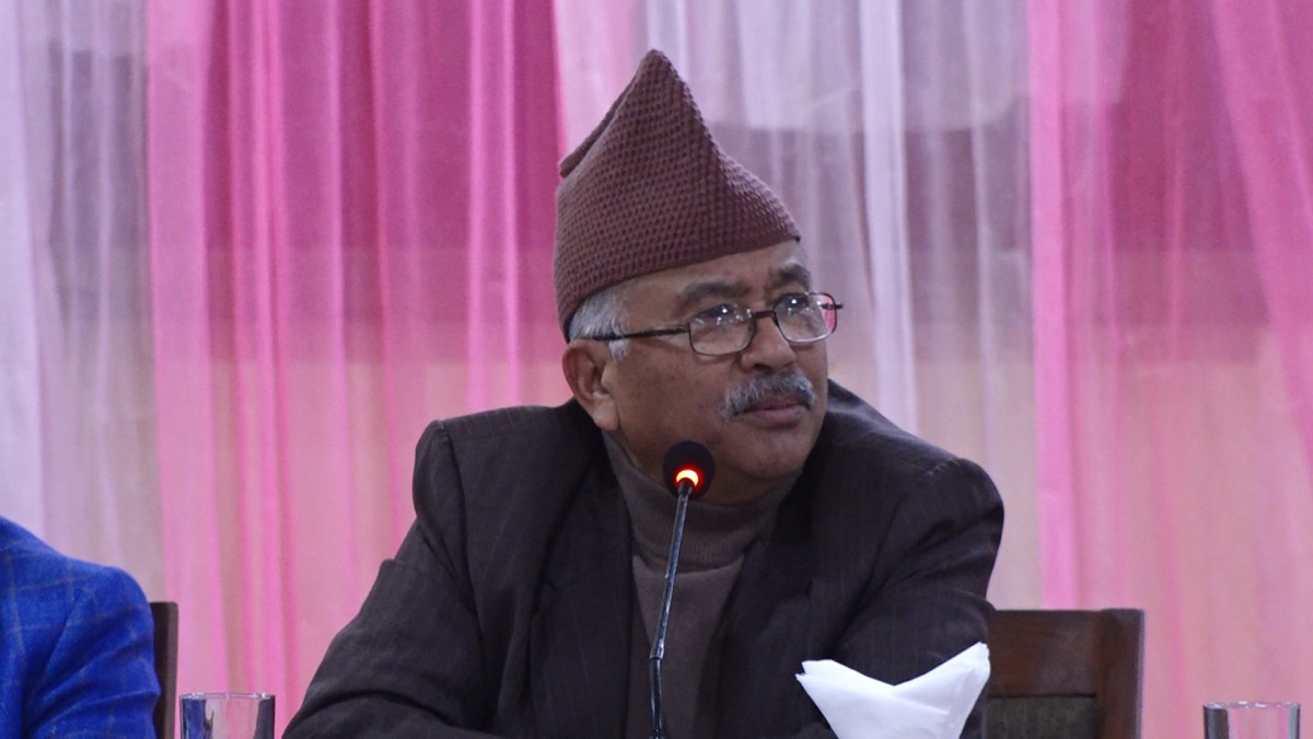 पूर्वप्रधानन्यायाधीश कल्याण श्रेष्ठले कानून निर्माणको विषयलाई अड्कलबाजीको विषय बनाउन नहुने बताउनुभएको छ । कुष्ठरोगको क्षेत्रमा गरिएको एक विस्तृत अध्ययन प्रतिवेदन सार्वजनिक तथा नेपाल ल सोसाइटीद्वारा आयोजित छलफल कार्यक्रममा बोल्दै उहाँले सो कुरा प्रष्टयाउनुभएको हो । पूर्वप्रधानन्यायाधीश श्रेष्ठले कानून निर्माणमा सम्बन्धित पक्षको सहभागिता नहुँदा त्यो कानून कार्यान्वयनका लागि योग्य हुने अवस्था नरहेकोतर्फ पनि सचेत गराउनु भयो । उहाँले अन्धविश्वासको भरमा कानून निर्माण गर्ने कुराका कारण कुष्ठरोग निवारणमा पनि समस्या देखिएको तथ्य औँल्याउनु भयो । पूर्वप्रधानन्यायाधीश श्रेष्ठले सम्बन्धित पक्षसँग अन्तरंग कुराकानी गरेर मात्रै कानून निर्माण गर्नुपर्नेमा जोड समेत दिनुभयो । उहाँले भन्नुभयो, ‘कानून निर्माणको विषयलाई अडकलको विषय बनाईनु हुन्न । किनभने कानून निर्माणमा सहभागिता राख्ने अवसर नै थिएन । कुष्टरोगलाई महारोग भनिन्थ्यो । त्यसलाई छुनै नहुने रोगको रुपमा हेरियो । कुष्ठरोगको विषयमा किञ्चित विचार नै नगरीकन यसका विभिन्न चरणहरु छन् । यो निको हुनसक्छ । यसको इजलाज हुन सक्छ । यसका कार्यक्रमहरु हुन सक्छन । यसको सामान्यीकरण गर्न सकिन्छ । जीवनमा यसलाई पुनर्वास गर्न सकिन्छ । यी सबै सम्भावनाहरुलाई बन्द गरेर अन्ध विश्वासको भरमा जव हामी कानून निर्माण गर्दछौँ । तब कानून यस्तै हुने गर्दछ । हामीले समाजमा यस्ता समस्याबारे राम्रोसँग सम्वाद नै गर्नं नसकेको, यसका अन्तरंग प्रश्नहरु गर्नै नसकेको र कुष्टरोग प्रभावितहरु पनि उत्तिकै सम्मानित हुन् । उनीहरुले पनि उत्तिकै सम्मानका साथ जीवन जीउन सक्दछन । समाज र राष्ट्रका लागि उनीहरुले योगदान दिन सक्दछन भन्ने कुरालाई राम्रोसँग मान्यता नदिई कानून निर्माण गरिएको हुनाले यसको कार्यान्वयन नसकेको हो ।’ पूर्वप्रधानन्यायाधीश श्रेष्ठले कुष्ठ निवारण हुने र उनीहरुले पनि समाज र राष्ट्रका योगदान गर्न सक्छन भन्ने कुरालाई भुल्न नहुने पनि बताउनु भयो ।