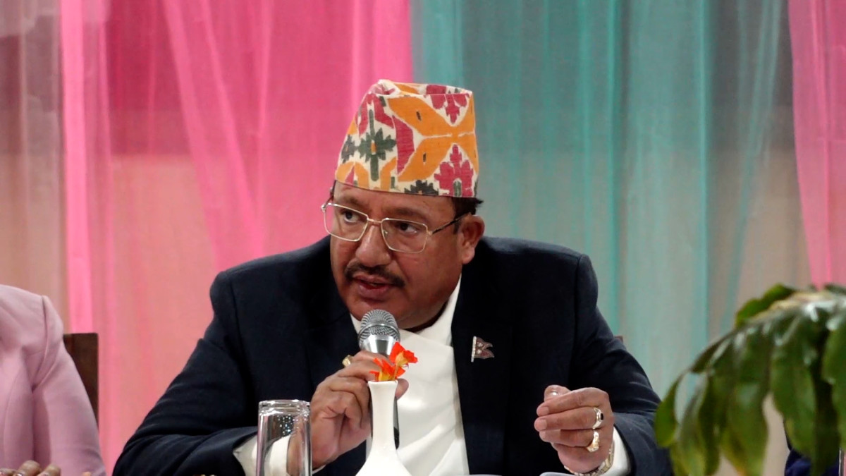 निर्वाचन आयोगका कार्यवाहक प्रमुख निर्वाचन आयुक्त रामप्रसाद भण्डारीले आगामी निर्वाचनका लागि देशका १६५ वटै निर्वाचन क्षेत्रमा आवश्यक सम्पूर्ण तयारी पूरा भएको जानकारी दिनुभएको छ । कुटनीतिक नियोगका प्रमुखहरू, संयुक्त राष्ट्र संघ र अन्य अन्तर्राष्ट्रिय संघसंस्थाका आवासीय प्रतिनिधिहरू तथा विकास साझेदारहरूलाई सम्बोधन गर्दै भण्डारीले निर्वाचनका लागि स्म्पूर्ण तयारी पूरा भएको बताउनुभएको हो । उहाँले निर्वाचनलाई स्वच्छ, स्वतन्त्र र विश्वसनीय बनाउन आयोग प्रतिवद्ध रहेको बताउनु भयो । निर्वाचनको सुचारु सञ्चालन र पर्यवेक्षणका लागि आयोगले निर्वाचन सूचना तथा समन्वय केन्द्र, कल सेन्टर र संयुक्त निर्वाचन सञ्चालन समिति स्थापना गरेको उहाँले जानकारी दिनुभया । साथै, निर्वाचनको समयमा फैलिन सक्ने भ्रामक सूचना, दुष्प्रचार र घृणास्पद अभिव्यक्ति विरुद्ध आयोगले कडा कदम चालेको स्पष्ट पार्नुभयो । उहाँले भन्नुभयो, ‘१६५ वटै निर्वाचन क्षेत्रमा तयारी पूरा भएको छ । हामीले निर्वाचन जानकारी स्थापना गरेका छौं । यो सूचना तथा समन्वय केन्द्र, कल सेन्टर र संयुक्त निर्वाचन सञ्चालन समिति, जेईओसी, सहज सञ्चालनदेखि अवलोकनसम्मको लागि हो । हामीले गलत सूचना, मिथ्या सूचना र घृणायुक्त भाषण विरुद्ध कारबाही गरेका छौं । निर्वाचन आयोगले निर्वाचनको सफल सञ्चालनको लागि तपाईंको निरन्तर समर्थन र सहयोग र सद्भावको अपेक्षा गर्दछ ।’ आयोगले सम्पूर्ण सरोकारवालालाई निर्धक्क भएर निर्वाचन प्रक्रियामा सहभागी हुन र सहयोग गर्न आग्रह गरेको छ ।