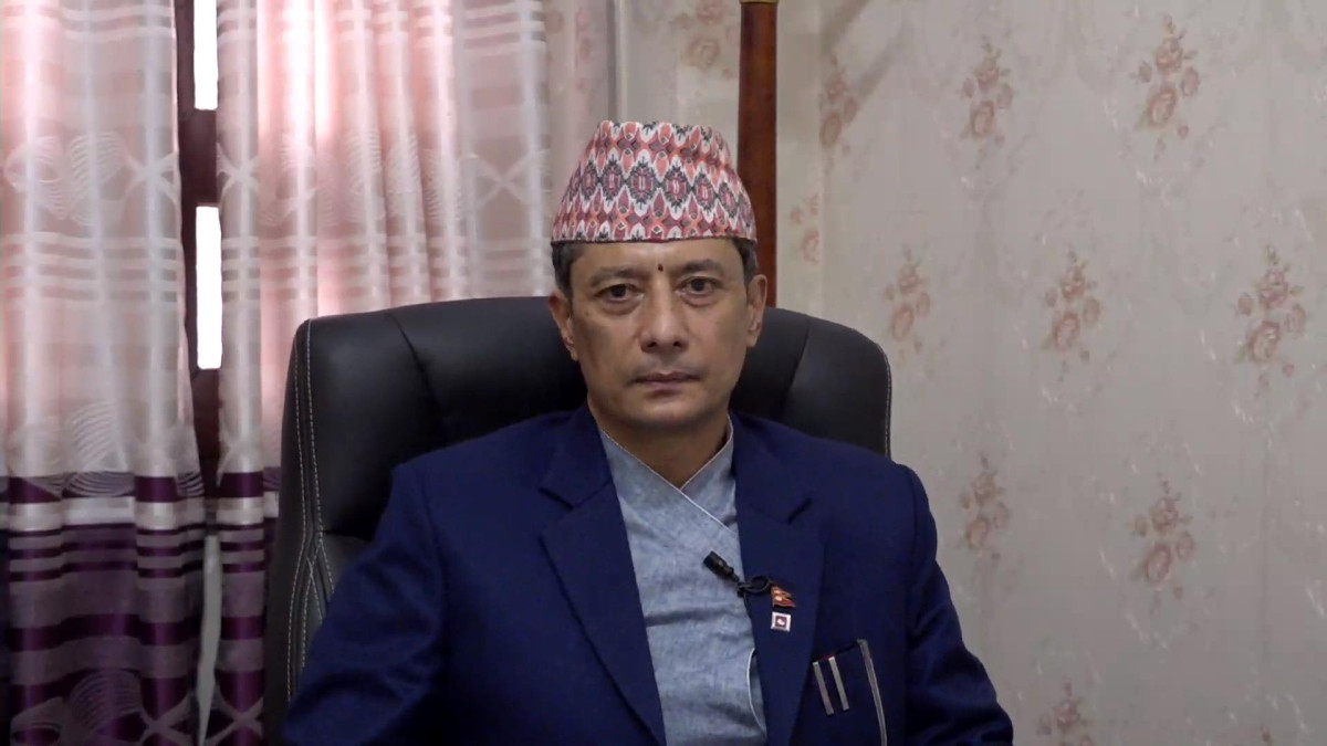 निर्वाचन आयोगले प्रतिनिधि सभा सदस्य निर्वाचनका उम्मेदवारका एकाघरका परिवारको बैंक खाता निगरानी शुरु गरेको छ । निर्वाचन सम्बन्धी सम्पूर्ण खर्च बैंकिङ्ग प्रणालीमार्फत गर्नेगरी बैंक खाता खोल्न राजनीतिक दल र उम्मेदवारलाई पटक पटक ध्यानाकर्षण गराउँदा पनि अधिकांश उम्मेदवारले बैंकिङ कारोबार भन्दा बाहिर खर्च गरेकाले आयोगले परिवार सहितको खातामा निगरानी बढाएको हो । चुनावी खर्चलाई पारदर्शी बनाउन आयोगले आचारसंहितामा नै बैक खातामार्फत चुनावी खर्च गर्नुपर्ने व्यवस्था गरेको थियो । बैंक खातामार्फत निर्वाचन खर्च गर्नुपर्ने प्रावधानको पालन नभएपछि आयोगले निर्वाचन प्रचारप्रसारको समयमा उम्मेदवारसहित परिवारका सदस्यहरुको बैंक खाताको कारोवारमा निगरानी बढाएको हो । शुक्रवार न्युज एजेन्सी नेपालसँग कुराकानी गर्दै केन्द्रिय निर्वाचन आचारसंहिता तथा अनुगमन समितिका संयोजक समेत रहनुभएका आयुक्त सगुन शमशेर जबराले बैंक खातामार्फत निर्वाचन खर्च नगर्ने उम्मेदवारलाई निर्वाचन आचारसंहिता उल्लंघन गरेको आधारमा प्रचलित कानूनअनुसार आयोगले कारबाहीको निर्णय गर्ने बताउनु भयो । उम्मेदवारको चुनावी खर्चको अुनगमन जिल्लास्थित कोष तथा लेखा नियन्त्रण कार्यालयबाट भईरहेको उहाँले उल्लेख गर्नुभयो । उहाँले भन्नुभयो, ‘हामीले उम्मेदवारले गर्ने खर्चका सम्बन्धमा जिल्लादेखि नै अनुगमन गरिरहेका छौ । त्यसका लागि सहायक प्रमु्ख जिल्ला अधिकारीले निर्वाचन सामग्रीमा भएको खर्च अनुगमन गर्नुहुन्छ भने कोष तथा लेखा नियन्त्रण कार्यालयका अधिकृतले सम्बन्धित जिल्लाका निर्वाचन उम्मेदवारको वित्तीय अवस्थाको अनुगमन गर्नुहुन्छ । हामीले राष्ट्रबैंकलाई पत्राचार पनि गरेका छौँ । यदि उम्मेदवारले पुरानै खाता प्रयोग गरेर खर्च गर्नुभएको छ भने, हामीले उम्मेदवार र उम्मेदवारको परिवारको बैंक खाताको कारोवारको निगरानी गरिरहेका छौँ । आयोगले निर्वाचन प्रयोजनको छुट्टै खाता खोल्न निर्देशन जारी गरेका थियौ । निर्देशन मान्नुभएन भने, भविष्यमा आचारसंहिता उल्लघंन अन्तर्गत निर्वाचन कसुरको ऐन आकर्षित गरी ब्ल्याकलिस्टमा राखेर आयोगले कारवाहीको निर्णय गर्नसक्छ । हामी त्यो गर्नसक्छौँ । ’ आयुक्त जबराले आचारसंहिताको पूर्ण पालना गरी निर्वाचनलाई स्वच्छ, निष्पक्ष र भयरहित वातावरणमा सम्पन्न गर्ने वातावरण मिलाउन पनि सबैलाई आग्रह गर्नुभयो ।