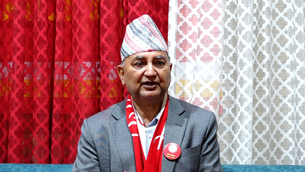 नेकपा (एमाले) का नेता ईश्वर पोखरेलले आसन्न निर्वाचनमा एमाले मुलुकको निर्णायक शक्तिको रुपमा उदाउनुपर्ने बताउनु भएको छ । काठमाडौं क्षेत्र नम्बर ५ का प्रतिनिधि सभा सदस्यका उम्मेदवारसमेत रहनुभएका उहाँले शुक्रवार सञ्चारकर्मीहरुले राखेका जिज्ञासाको जवाफ दिने क्रममा सो जिकिर गर्नुभएको हो । आसन्न निर्वाचनलाई देश बनाउने र विगार्नेहरुबीचको जनमत संग्रहको रुपमा चित्रण गर्दै नेता पोखरेलले एमाले देश बनाउने शक्ति भएकाले निर्णायक राष्ट्रिय शक्तिको रुपमा स्थापित गराउन लागि परेको समेत बताउनु भयो । उहाँले केही शक्तिहरुले मुलुकलाई अस्तव्यस्त बनाएर आफूले लाभ प्राप्त गर्ने कोशिस गरिरहेको पनि बताउनु भयो । नेता पोखरेलले भन्नुभयो,‘यो निर्वाचनलाई नेपाली जनताले एउटा महत्वपूर्ण जनमत संग्रहको रुपमा लिनुपर्छ जस्तो लाग्छ । त्यो जनमत संग्रह भनेको देश बनाउनेहरु र बिगार्नेहरुबीचको जनमत संग्रह हो । त्यसकारण नेकपा (एमाले)ले देश बनाउनेहरुको प्रतिनिधित्व गर्छ । र देश बिगार्नेहरु पनि छन । र तिनीहरु पनि यो अस्तव्यस्त परिस्थिति निर्माण गरेर लाभ प्राप्त गर्ने कोशिस गरेका छन । तर हाम्रो कोशिस, नेकपा एमालेका कोशिस के भने भने देश बनाउनेहरुले निर्णायक शक्तिको रुपमा आउनु पर्छ । हामी यो निर्वाचनलाई त्यो परिणाममा पु¥याउन चाहन्छौँ ।’ त्यस अवसरमा नेता पोखरेलले आफू काठमाडौं क्षेत्र नम्बर ५ बाट विजयी हुने सुनिश्चित भएको दाबी समेत गर्नुभयो ।