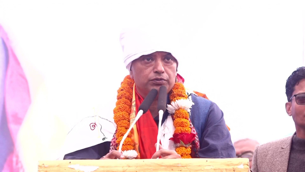 नेपाली काँग्रेसका सभापति गगनकुमार थापाले पार्टीका नेता, कार्यकर्तालाई सामाजिक सञ्जालमा भिडेर बस्ने काम नगर्न निर्देशन दिनुभएको छ । शुक्रवार पोखरामा आयोजित चुनावी सभामा बोल्दै उहाँले सामाजिक सञ्जालले घृणा फैल्याउने काम गर्ने भएकाले त्यसको भर नपरी घरघरमा गएर प्रचार अभियानमा जुट्न सिंगो पार्टी पंक्तिलाई आह्वान गर्नुभएको हो । सभापति थापाले मुलुक एक्लै नबन्ने भएकाले आफूले सबै दललाई सँगै लिएर अघि बढ्ने बाटो तय गरेको समेत बताउनु भयो । आफूले प्रधानमन्त्री हुने मौका पाए सबै दलहरुलाई साथ लिएर अघि बढ्ने सभापति थापाको भनाई थियो । देश एक्लै नबन्ने उल्लेख गर्दै उहाँले एमाले, रास्वपालगायतका सबै दलसँग सहकार्य गरेर अघि बढ्नु नै मुलुकको हितमा हुने समेत बताउनु भयो । सभापति थापाले भन्नुभयो,‘तपाईहरुले केवल सामाजिक सञ्जालमा भिडेर मात्रै हुँदैन । सामाजिक सञ्जाल जहिले पनि सामान्यता कसको पक्षमा हुन्छ ? जसले घृणा फैल्याउँछ । जस्तो म अहिले यहाँ आए । यहाँ आएर २ जनालाई गाली गरेँ । केही तुच्छ कुरा बोले । बेलुका त्यो भाईरल हुन्छ । त्यो कन्टेन्ट बन्छ । तर मैले प्रेमको कुरा गर्छु । सृजनाको कुरा गर्छु । विकासको कुरा गर्छु, मिलाउने कुरा गर्छु । किन मलाई थाहा छ– देश एक्लैले बन्दैन, एक्लैले चल्दैन। मैले भोली प्रधानमन्त्री बन्ने मौका पाएभने मलाई एमाले पनि चाहिन्छ, मलाई माओवादी चाहिन्छ । मलाई रास्वपा चाहिन्छ । मलाई सबै पार्टी चाहिन्छ नि त । मैले त सबैलाई लिएर जानुपर्छ । संविधान संशोधन गर्नुपर्छ । चाहिएन, मलाई ६, ७४३ वडाको वडाध्यक्षको साथ चाहिन्छ । सात प्रदेशको साथ चाहिन्छ । चाहिदैन ?’ सभापति थापाले सामाजिक सञ्जालमा तुच्छ कुरा गरेर आफू भाईरल हुने पक्षमा नरहेको पनि बताउनु भयो ।