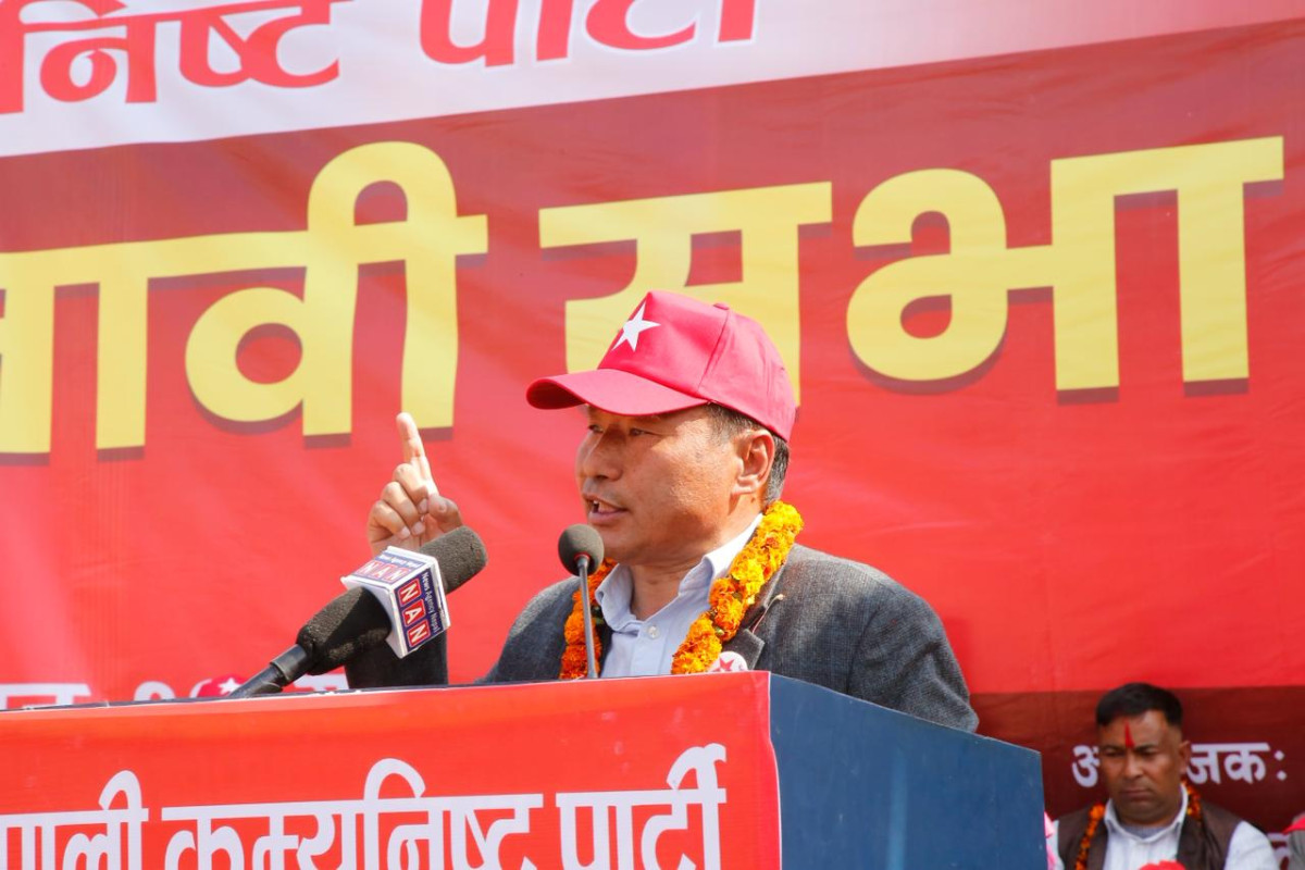 नेपाली कम्युनिष्ट पार्टी (नेकपा)का नेता एवं रोल्पाका प्रतिनिधि सभा सदस्य उम्मेदवार वर्षमान पुनले आगामी निर्वाचनपछि आफ्नो पार्टीको पहिलो राजनीतिक शक्ति बन्ने हैसियत रहेको बताउनुभएको छ । शनिवार रोल्पाको लिवाङमा आयोजित पार्टीको चुनावी सभामा बोल्दै उहाँले सो दाबी गर्नुभएको हो । उहाँले मुलुकलाईं नेतृत्व दिन सक्ने नेता र एजेण्डा आफ्नो पार्टीसँग मात्रै रहेको दाबी समेत गर्नुभयो । रोल्पाका प्रतिनिधि सभा सदस्यका उम्मेदवार समेत रहनुभएका पुनले मुलुकको राष्ट्रियता, समृद्धि र सबै खालका समस्याहरुलाई सम्बोधन गर्ने सामथ्र्य पनि आफ्नो पार्टीले मात्रै राख्ने जिकिर गर्नुभयो । निर्वाचनपछि आफ्नो पार्टी मुलुकको निर्णायक शक्ति बन्ने र जेन–जीको सकारात्मक मागहरुलाई आफूहरुले सम्बोधन गर्ने आश्वासन समेत उहाँले दिनुभयो । उहाँले भन्नुभयो,‘हामी जनताको जनमतबाट जेन–जीका सकारात्मक माग, उनीहरुको भावनालाई सम्बोधन गर्छौं । राष्ट्रियता, समृद्धि, सुशासनका एजेण्डाहरुलाई अघि बढाउने सामथ्र्य हामीसँग छ । त्यो नेतृत्व कमरेड प्रचण्डसहित हामीसँग छन । र नेपाली कम्युनिष्ट पार्टी आजको राष्ट्रिय स्वाधिनता, समृद्धि र देशका सबै समस्याहरु सम्बोधन गर्न सामथ्र्य राख्छ । त्यसैले हामी आगामी निर्वाचनमार्फत देशको सबैभन्दा ठूलो पार्टी, निर्णायक पार्टी हुने हामी हैसियत राख्छौँ । त्यो एजेण्डा राख्छौ, त्यो नेतृत्व राख्छौँ ।’ नेता पुनले रोल्पामा आफ्नो पार्टीले सडक, शिक्षा, स्वास्थ्य लगायतका क्षेत्रमा उल्लेख्य काम गरेको भन्दै अव समृद्धिको नयाँ मोडेलको रुपमा विकास गर्ने प्रतिवद्धता समेत व्यक्त गर्नुभयो ।