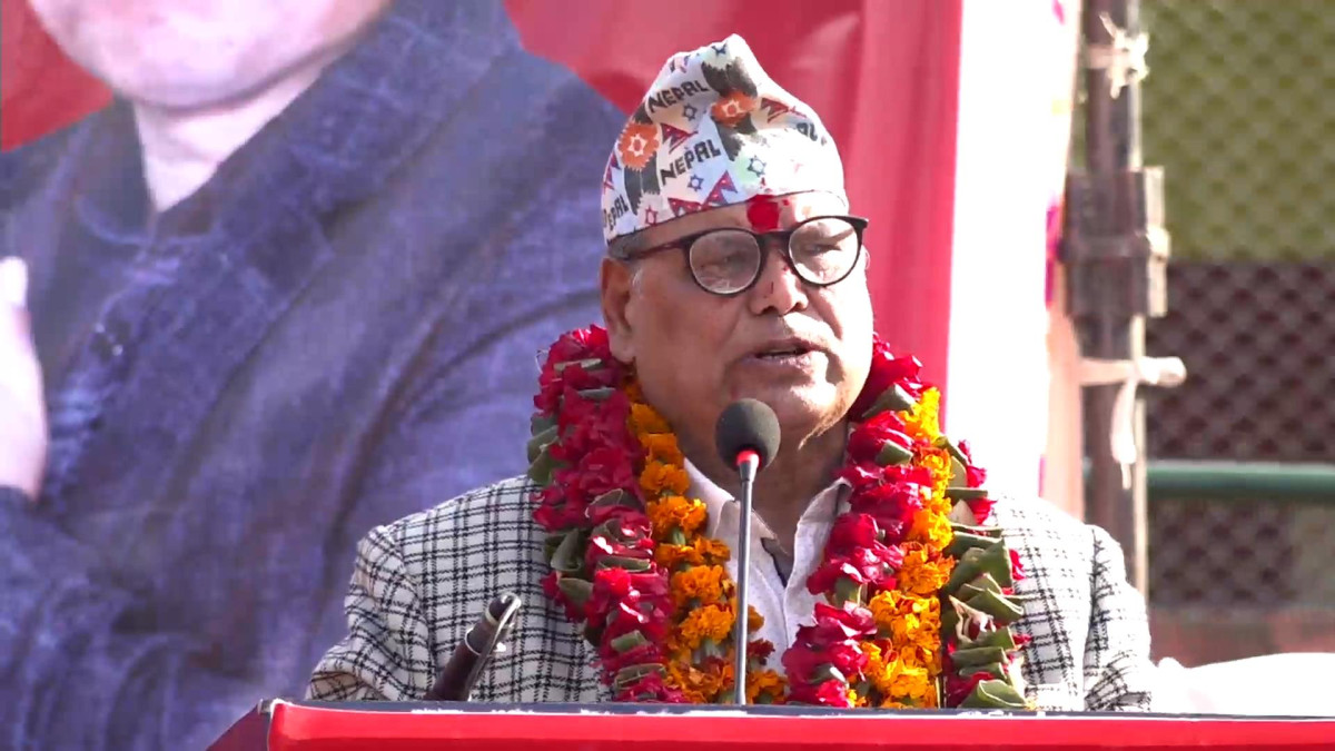 नेपाली कम्युनिष्ट पार्टी (नेकपा) का नेता एवं पूर्वसभामुख कृष्णबहादुर महराले नवयुवाहरुको आकांंक्षालाई सम्बोधन गर्न पनि आसन्न निर्वाचनमा आफ्नो पार्टी विजयी हुनुपर्ने जिकिर गर्नुभएको छ । शनिवार रोल्पाको लिवाङमा आयोजित चुनावी सभामा बोल्दै उहाँले सो कुरा बताउनुभएको हो । नेता महराले मुलुकमा समाजवादी व्यवस्था सुदृढ बनाउन पनि पुष्पकमल दाहाल नेतृत्वको नेकपा विजयी हुनुको विकल्प नभएको बताउनु भयो । उहाँले रोल्पाले जनयुद्धमा खेलेको भूमिकाका कै कारण मुलुकमा संघीयतासहितको गणतन्त्र आएको पनि बताउनु भयो । नेता महराले भन्नुभयो,‘नवयुवाहरुको आकांक्षा सम्बोधन हामीले गर्नुपर्दछ । त्यस उद्देश्यका लागि क्रान्तिका नायक प्रचण्डको नेतृत्वमा समाजवादी व्यवस्था सृदृढ गर्नुपर्दछ । तसर्थ निर्वाचनमा हाम्रो पार्टीको चुनाव चिन्ह तारामा मतदान गरी प्रचण्डसहितका हाम्रो पार्टीका सबैलाई जिताउन पनि हार्दिक अपिल गर्दछु ।’ नेता महराले मुलुकलाई समृद्ध बनाउने काममा आफूहरुले नेतृत्वदायी भुमिका निर्वाह गरेको पनि बताउनु भयो ।