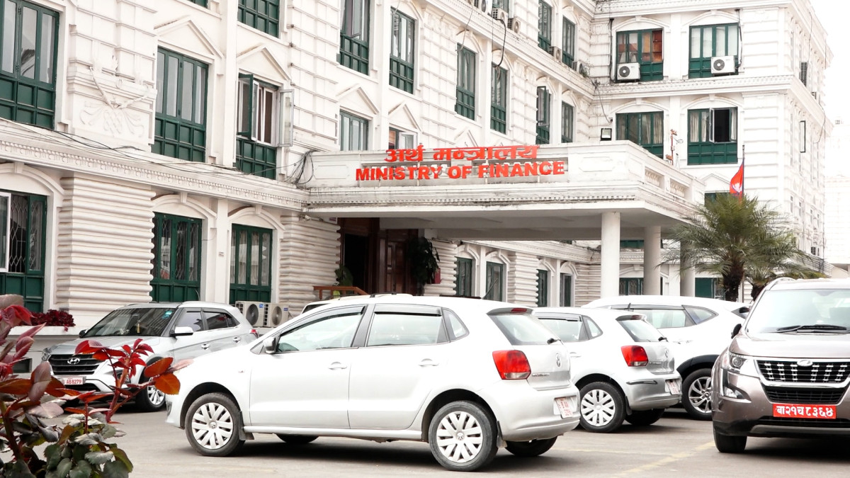 सरकारले फागुनसम्म कुल ७ खर्ब ५१ अर्ब राजश्व संकलन गरेको छ । चालु आर्थिक वर्षमा १४ खर्ब ८० अर्ब आम्दानी गर्ने लक्ष्य राखेको सरकारले ७ खर्ब ५१ अर्ब ८५ करोड ६५ लाख राजश्व संकलन गरेको हो । गत आ.व.को सोही अवधिसम्म ७ खर्ब २९ अर्ब ६५ करोड ८८ लाख संकलन भएको थियो । समीक्षा अवधीमा भ्याट, अन्तःशुल्क भन्सार महशुल लगायत शीर्षकको राजस्व संकलन बढेको छ भने अन्य शिर्षकमा भने सरकारले राजश्व सोचेअनुसार उठाउन सकेको छैन । अर्थ मन्त्रालयकाअनुसार आयकर, ब्याजकरसहितका शीर्षकमा अघिल्लो वर्षको तुलनामा राजश्व उठाउन सकेको छैन । आयकरतर्फ फागुनसम्म १ खर्ब ७० अर्ब ९० करोड रुपैयाँ आयकर संकलन भएको छ । गत आवको फागुनसम्म भने १ खर्ब ७३ अर्ब २६ करोड संकलन भएको थियो । गत आ.व.को फागुनसम्म २२ अर्ब ५९ करोड ४६ लाख ब्याज कर संकलन भएको थियो । जबकि चालु आ.व.मा १९ अर्ब ५१ करोडमात्रै संकलन भएको छ । भन्सार महशुल चालु आ.व.को फागुन मसान्तसम्ममा १ खर्ब ५५ अर्ब ९० करोड संकलन भएको छ । त्यस्तै मूल्य अभिवृद्धि कर २ खर्ब २५ अर्ब ५३ करोड संकलन भएको अर्थ मन्त्रालयले जनाएको छ । सरकारले फागुनसम्म ९ खर्ब १० अर्ब २० करोड रुपैयाँ राजश्व उठाउने लक्ष्य लिएको थियो । आठ महिनामा कति भयो खर्च ? सरकारले चालु आर्थिक वर्षको आठ महिनामा ९ खर्ब २६ अर्ब कुल बजेट खर्च गरेको छ । चालु आ.व.का लागि सरकारले १९ खर्ब ६४ अर्बको बजेट ल्याएको थियो । चालुतर्फ ११ खर्ब ८० अर्ब बजेटमध्ये सरकारले ६ खर्ब ४२ अर्ब खर्च गरेको छ । यता विकास बजेट भने सरकारले खर्च गर्न सकेको छैन् । पुँजीगततर्फ ४ खर्ब ७ अर्ब बजेटमध्ये सरकारले ७८ अर्ब खर्च गरेको छ । सार्वजनिक ऋणको सावा ब्याजसहितको दायित्व व्यवस्थापनमा सरकारले ३ खर्ब ७५ अर्ब बजेट छुट्याएकोमा हालसम्म २ खर्ब ५ अर्ब भन्दा बढी रकम खर्च गरिसकेको छ । पछिल्लो समय विदेशी मुद्रामा देखिएको उतारचढावले पनि सरकारलाई ऋण व्यवस्थापनमा चुनौती थप्दै गएको छ ।