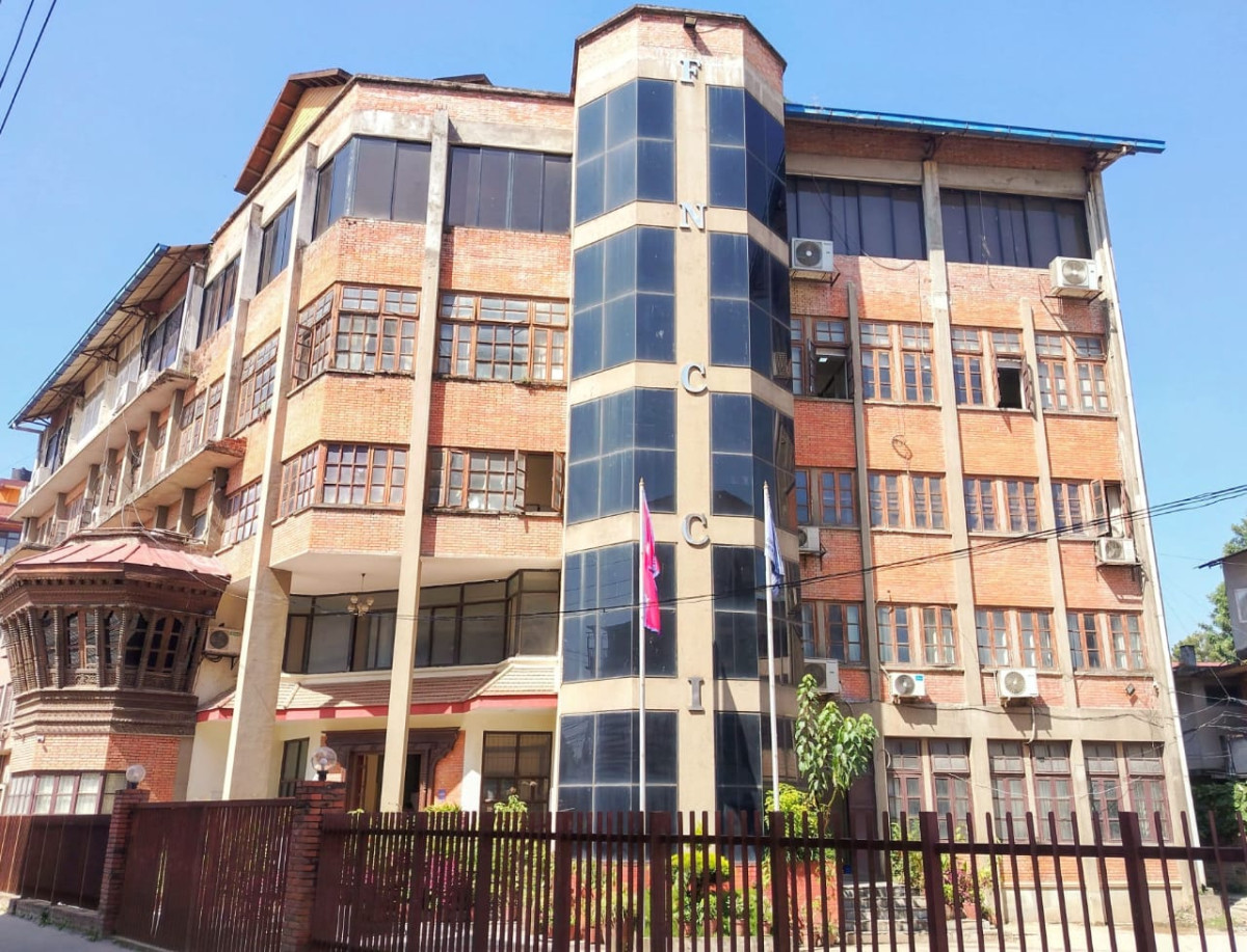 निजी क्षेत्र संरक्षण एवं प्रवर्द्धन रणनीति तत्काल कार्यान्वयन गर्ने सरकारी निर्णयलाई निजी क्षेत्रले स्वागत गरेको छ । आफूहरुको प्रश्ताव अनुरुप २०८२ चैत्र १३ गते बसेको मन्त्रिपरिषद् बैठकले उक्त रणनीति लागू गर्ने निर्णय गरेको भन्दै नेपाल उद्योग वाणिज्य महासंघ (एफएनसीसीआई) ले सरकारी निर्णयको स्वागत गरेको हो । महासंघले आईतवार जारी गरेको प्रेस विज्ञप्तिअनुसार यो रणनीति लागू भएपछि निजी क्षेत्रका व्यवसाय, लगानी तथा व्यक्तिको सुरक्षामा सरकारले प्रत्यक्ष प्रतिवद्धता जनाएको सन्देश गएको छ । महासंघका अध्यक्ष चन्द्रप्रसाद ढकालले सरकारी निर्णयलाई निजी क्षेत्रको मनोबल बढाउने र लगानी प्रवर्द्धन गर्ने महत्वपूर्ण कदमका रूपमा स्वागत गर्नुभएको छ । यसबाट निजी क्षेत्रका व्यवसाय, व्यक्तिगत र लगानीको सुरक्षा तथा आवश्यक प्रवद्र्धन सरकारले प्रत्याभुत गर्ने प्रतिवद्धता आएको छ । निजी क्षेत्रको मनोबल बढाइ लगानी प्रवद्र्धनमा सहयोग पुग्ने अपेक्षा गरिएको अध्यक्ष ढकालको भनाइ छ । महासंघले २०८२ कार्तिक २२ गते ‘आर्थिक बहसः २.०’ कार्यक्रम आयोजना गरी परिवर्तित आर्थिक अवस्थामा निजी क्षेत्र संरक्षण तथा प्रवद्र्धन रणनीति आवश्यक भएको भन्दै पहिलो पटक सरकारको ध्यानाकर्षण गराएको थियो । त्यसपछि ‘शान्ति, स्थायित्व र समृद्धिका लागि सहकार्य’ कार्यक्रममार्फत थप छलफल गरी महासंघले सरकारलाई पीएसपीपीको अवधारणापत्र पेश गरेको थियो । सरकारको शासकीय सुधार सम्बन्धी सय बुँदे कार्यक्रमको ६० औँ बुँदामा समेत उक्त रणनीति समेटिएको छ । देशको आर्थिक स्थायित्व कायम गर्ने, लगानी वातावरण सुदृढ बनाउने तथा निजी क्षेत्रको विश्वास पुनःस्थापना गर्ने उद्देश्यले रणनीति स्वीकृत गरी तत्काल कार्यान्वयन गर्ने निर्णय मन्त्रिपरिषद्ले गरेको महासंघले जनाएको छ । रणनीतिअनुसार भौतिक सुरक्षा तथा सम्पत्ति संरक्षण, आर्थिक पुनरोत्थान, नियामकीय सरलीकरण, लगानी प्रवद्र्धधन तथा युवा उद्यमशीलता सम्बन्धी कार्यनीतिहरू कार्यान्वयन गरिनेछ । भदौ २३ र २४ गतेको प्रदर्शनपछि निजी क्षेत्रका व्यवसाय, आवास तथा प्रतिष्ठानमा भएको तोडफोड र आगजनीबाट प्रभावित व्यवसायीलाई राहत तथा व्यवसाय सञ्चालन सहज बनाउन महासंघले सरकारसमक्ष प्रश्ताव पेश गरेको थियो । मन्त्रिपरिषद्ले प्रभावित निजी क्षेत्रलाई एकीकृत राहत र आवश्यक सहुलियत उपलब्ध गराउने निर्णय पनि गरेको छ । यसैबीच दोस्रो चरणको आर्थिक सुधारका लागि गठित उच्चस्तरीय आर्थिक सुधार सुझाव आयोगले पेश गरेका सुझावहरूलाई सरकारले कार्यान्वयन गर्ने निर्णय गरेको छ । सोही अनुरुप नवनियुक्त अर्थमन्त्री डा. स्वर्णिम वाग्लेले १५ वटा कानून खारेजी प्रक्रियामा लैजाने निर्णय गरेका छन् । महासंघले ढोरपाटनमा आयोजित तेस्रो कार्यकारिणी समितिको बैठकबाट दोस्रो चरणको आर्थिक सुधारको मार्गचित्र तयार पार्न उच्चस्तरीय आर्थिक सुधार सुझाव आयोग गठन गर्न सरकारसमक्ष आग्रह गर्ने निर्णय गरेको थियो र त्यसका लागि पैरवी गरेको थियो । अध्यक्ष ढकालकाअनुसार महासंघले ‘राष्ट्रिय आर्थिक रूपान्तरण २०३०’ मार्फत विभिन्न कानुन संशोधन, परिमार्जन तथा खारेजीको आवश्यकता औंल्याउँदै आएको छ । आयोगका सुझाव कार्यान्वयनका लागि पीएसपीपी संयन्त्रका रूपमा काम गर्ने र रणनीति निर्माण तथा कार्यान्वयनमा महासंघले सरकारसँग सहकार्य गर्ने उहाँले बताउनु भयो । यसैगरी महासंघको आग्रहमा विदेशी लगानी सहजीकरणका लागि लगानी बोर्ड, उद्योग विभागलगायत समान प्रकृतिका कार्य गर्ने निकायहरूलाई एकीकृत संरचनामा ल्याउने निर्णय पनि गरिएको छ । यसबाट सेवाग्राहीलाई सरल र सहज सेवा उपलब्ध हुने अपेक्षा गरिएको छ । सरकारले अधिकांश सेवा डिजिटल माध्यमबाट उपलब्ध गराउने र सुशासन कायम गर्ने प्रतिवद्धता समेत जनाएको छ । त्यसअनुसार सबै व्यवसायिक सेवा उपलब्ध हुने ‘वन डोर बिजनेस प्लेटफर्म’ ४५ दिनभित्र तयार पार्ने योजना अघि बढाइएको छ । उक्त सेवा नागरिक एपमार्फत उपलब्ध गराउने सम्भावना रहेको र यसबारे महासंघले अध्ययन प्रतिवेदन सरकारसमक्ष छिट्टै पेश गर्ने जनाएको छ । महासंघले ऊर्जा उत्पादन तथा निर्यातलाई प्रोत्साहन गर्ने सरकारी नीतिलाई पनि सकारात्मक रूपमा लिएको छ । ऊर्जा कच्चा पदार्थका रूपमा प्रयोग गरी उत्पादनमूलक उद्योगलाई सहुलियत दरमा उपलब्ध गराउन सके देशले दोहोरो लाभ लिन सक्ने महासंघको भनाइ छ ।