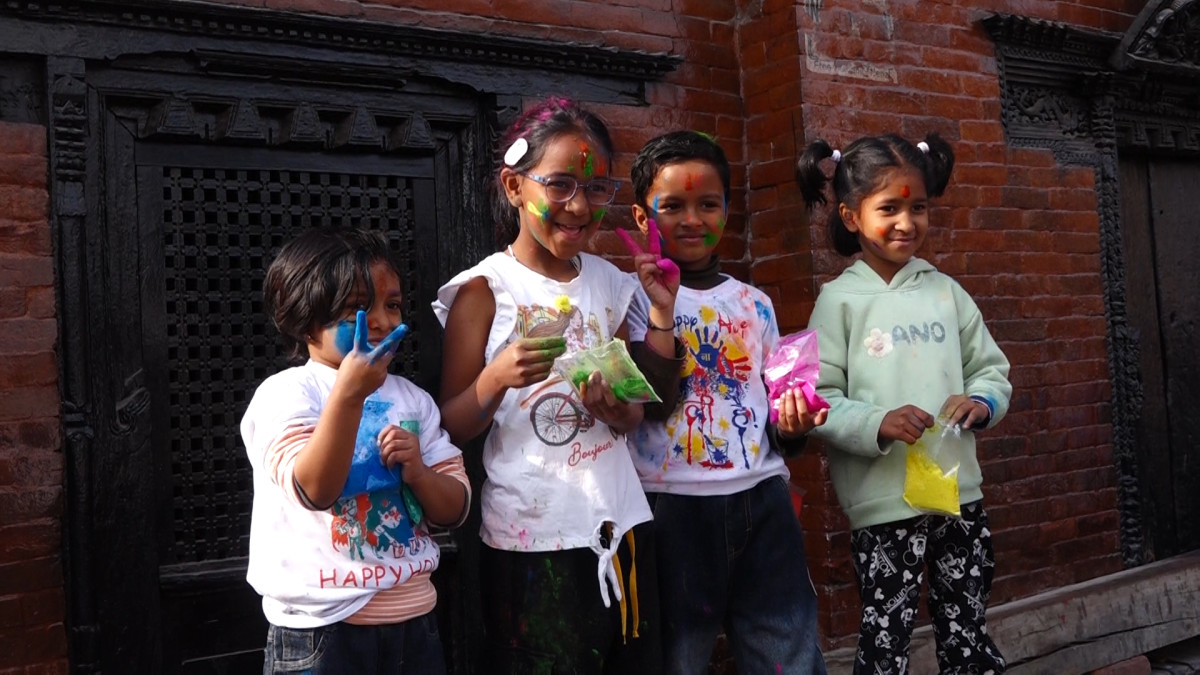 होली मनाउन शुरु, वसन्तपुर चीर पूजा गर्नेको भीड