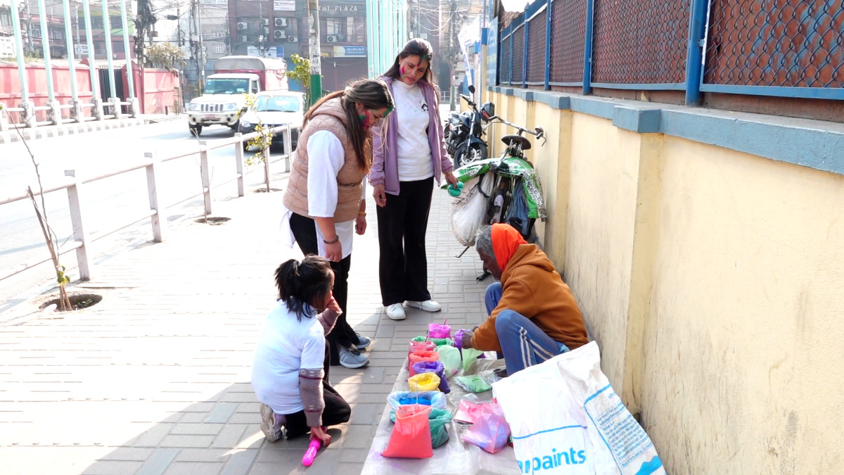 होलीः सडकमा पोखिएको इन्द्रेणी