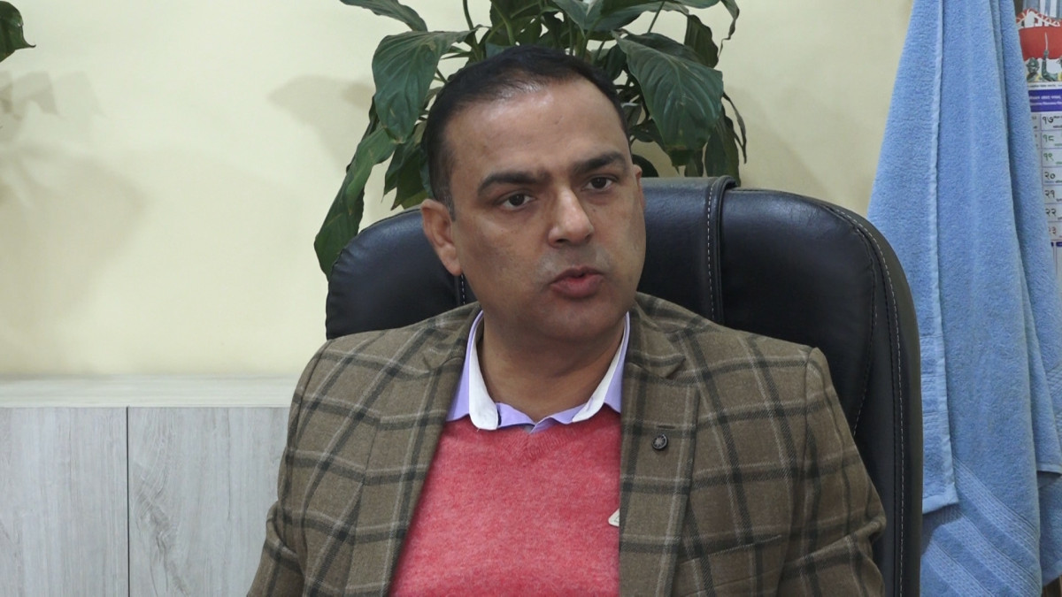 दैनिक ५ हजार सबारी लाइसेन्सको माग हुने गरेको छ । यातायात व्यवस्था विभागकाअनुसार यसअघि आवेदन दिइसकेका २५ लाख सेवाग्राहीलाई लाइसेन्स दिन बाँकी रहेको छ । अहिले अत्यावश्यक भएकालाई प्राथमिकतामा राखेर तत्काल लाइसेन्स उपलब्ध गराउने गरिएको विभागका महानिर्देशक राजीव पोखरेलले बताउनु भयो । उहाँकाअनुसार विभागमा दैनिक करिब ६ सय जनाले इमरजेन्सी भन्दै लाइसेन्स लिन आउने गरेका छन् र सोही अनुपातमा वितरण भइरहेको छ । अनलाइन वा भौतिक रूपमा आवेदन दिएपछि लाइसेन्ससम्बन्धी डेटा सेक्युरिटी प्रिन्टिङ प्रेसमा पठाइन्छ । त्यहाँबाट ५ देखि ७ दिनभित्र लाइसेन्स प्रिन्ट भएर आउने र त्यसपछि वितरण गरिने व्यवस्था गरिएको विभागका महानिर्देशक पोखरेलले बताउनु भयो । उहाँकाअनुसार लाइसेन्सको समस्या समाधान गर्न विभागले विभिन्न उपाय अवलम्वन गरेको छ । नागरिक एपमार्फत डिजिटल लाइसेन्स देखाउन सकिने व्यवस्था गरिएको छ । ट्राफिक प्रहरीले पनि सो डिजिटल लाइसेन्सलाई मान्यता दिने गरेको छ । ट्राफिक नियम उल्लंघन भएमा त्यही लाइसेन्सका आधारमा चिट काट्न र जरिवाना पनि अनलाइनमार्फत तिर्न सकिने व्यवस्था गरिएको छ । यसले लाइसेन्स वा रसिद बोकिरहनुपर्ने बाध्यता हटेको विभागको भनाइ छ । जेन–जी आन्दोलनका बेला विभागमा लागेको आगलागीका कारण करिव २ लाख ५० हजार लाइसेन्स जलेर नष्ट भएका थिए । तर अहिले लाइसेन्स छपाइको काम जारी रहेको र केही सेवाग्राही भने तयार भइसकेको लाइसेन्स लिन नआएको अवस्था पनि रहेको महानिर्देशक पोखरेलले बताउनु भयो । उहाँकाअनुसार जेन–जी आन्दोलनका बेला संसद भवन नजिक रहेको कारण आन्दोलनको केन्द्रबिन्दुमै रहेको विभागमा सबैभन्दा बढी क्षति पुगेको थियो । विभाग पूर्णरूपमा क्षतिग्रस्त भएपनि कर्मचारीको प्रयासबाट करिव ६० लाख ड्राइभिङ लाइसेन्सको डेटा पुनर्जीवित (रिभाइभ) गर्न सफल भएको महानिर्देशक पोखरेलले जानकारी दिनुभयो । उहाँकाअनुसार जेन–जी आन्दोलनका बेला लाइसेन्स प्रिन्ट गर्ने मेसिन जलेर नष्ट भएको थियो । उक्त मेसिन सञ्चालनमा आउन नसकेपछि अहिले सेक्युरिटी प्रिन्टिङ प्रेस बनेपासँग सम्झौता गरेर लाइसेन्स छपाइको काम अघि बढाइसकिएको छ । विभागकाअनुसार वैदेशिक रोजगारीमा जाने वा अन्य आपतकालीन आवश्यकताका लागि लाइसेन्स चाहिने व्यक्तिले विभागमा निवेदन दिएपछि प्राथमिकताका आधारमा लाइसेन्स उपलब्ध गराइँदै आएको छ । सेक्युरिटी प्रिन्टिङ प्रेसले पहिलो चरणमा १२ लाख लाइसेन्स छपाइ गरेर उपलब्ध गराउने प्रक्रिया अघि बढाएको छ र क्रमशः सबैले लाइसेन्स पाउने पोखरेलले बताउनु भयो । महानिर्देशक पोखरेलले भन्नुभयो– ‘यातायात व्यवस्था विभाग संसद भवनबाट नजिक भयो । आन्दोलनको केन्द्रबिन्दु भएको कारणले यातायात व्यवस्था विभागमा बढी क्षति भयो । विभाग पूर्णरुपमा क्षति हुँदा पनि अहिलेको अवस्थामा निकै मेहनत गरेर ६० लाख लाइसेन्सको डेटाहरुलाई रिभाइभ गरेका छौँ । लाइसेन्स प्रिन्टिङ गरेर दिने मेसिन जेन–जी आन्दोलनका बेला जलेको थियो । त्यो मेसिन नचल्ने भएपछि अहिले सेक्युरिटी प्रिन्टिङ प्रेस बनेपासँग सम्झौता गरेर लाइसेन्स छपाइको काम भइरहेको छ । त्यसैबाट लाइसेन्स वितरण भइरहेको छ । वैदेशिक रोजगारमा जानेदेखि इमरजेन्सी कसैलाई लाइसेन्स चाहिएको छ भने विभागमा आएर निवेदन दिन सक्छन् र त्यस्तोलाई लाइसेन्स दिइरहेको अवस्था छ । पुरानो लाइसेन्स दिन बाँकी रहेकालाई सेक्युरिटी प्रिन्टिङ प्रेसले १२ लाख पहिलो चरणमा छपाइ गरेर दिँदैछ । क्रमश उनीहरुले पनि लाइसेन्स पाउने छन् । दैनिक ५ हजार लाइसेन्सको माग हुने गरेको छ । पहिले आवेदन गरिसकेका २५ लाखलाई लाइसेन्स दिन बाँकी छ । उनीहरुलाई छापेर दिन बाँकी छ । अहिले जसलाई आवश्यक छ, उनीहरुलाई तत्काल लाइसेन्स दिने गरिएको छ । आजको दिनमा दैनिक ६ सय इमरजेन्सी भनेर लाइसेन्स लिन आउने गरेका छन् भने वितरण पनि सोही अनुपातमा भइरहेको छ । दैनिक रुपमा अनलाइन, भौतिक रुपमा लाइसेन्सका लागि आवेदन दिएपछि सेक्युरिटी प्रिन्टीङ प्रेसमा डेटा प्रिन्ट गरेर दिने गरिएको छ । डेट दिइसकेपछि ५–७ दिनको बीचमा लाइसेन्स प्रिन्ट भएर आउने गरेको छ । लाइसेन्स आइसकेपछि वितरण गर्ने गरिएको छ । यदी कसैलाई पनि लाइसेन्स चाहिएको छ भने आवेदन दिन सक्नुहुनेछ । अहिले लाइसेन्सको समस्यामा २÷३ वटा विषयबाट सहजीकरण गरिएको छ । एउटा अनलाइन सिस्टमबाट समस्या समाधान गरिएको छ । जस्तै नागरिक एपबाट लाइसेन्स सबैको देखिन्छ । त्यो लाइसेन्सलाई देखाएपछि ट्राफिकले पनि मान्यता दिने गरेको छ । यदी ट्राफिक नियम उल्लंघन गरियो भने त्यही लाइसेन्सकै आधारमा चिट काट्न प्रहरीले सक्छ र जरिवाना भुक्तानी पनि अनलाइनबाटै गर्न सकिन्छ । जसले गर्दा अब लाइसेन्स, रसिद बोकिरहनु पर्ने आवश्यकता रहेन र मोबाइल बोके पुग्ने भयो । जसले लाइसेन्सका लागि रसीद बोकिरहेका छन् त्यो रसीदलाई पनि मान्यता दिइरहेको अवस्था छ । त्यसकारणले जेन–जी आन्दोलनका बेला विभाग जलेको बेला अढाइ लाख लाइसेन्स जल्न पुग्यो । काम चलिरहेको छ भनेर कतिपय आवेदन दिएकाहरु लिन आएको अवस्था छैन । अहिले पनि लाइसेन्स प्रिन्ट भइरहेको छ, कतिपय लिन नआइरहेको अवस्था छ । डिजिटल लाइसेन्सले काम गरेका कारण अहिले लाइसेन्समा ठूलो समस्या छैन ।’ डिजिटल लाइसेन्स प्रयोग बढेकाले अहिले लाइसेन्ससम्बन्धी समस्या पहिलेको जस्तो गम्भीर नरहेको महानिर्देशक पोखरेलको भनाइ छ ।