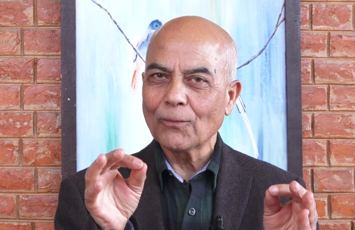 पूर्वप्रमुख निर्वाचन आयुक्त भोजराज पोखरेलले उम्मेदवारको क्षमता र हैसियत जाँचेर मात्रै आफ्नो अमूल्य मताधिकार प्रयोग गर्न आग्रह गर्नुभएको छ । निर्वाचनमा दिइने भोट केवल एक मत मात्र नभई नागरिकमा निहित सार्वभौम सत्ताको प्रत्यायोजन भएको उल्लेख गर्दै उहाँले सही उम्मेदवार छनोट गर्न सुझाव दिनुभएको हो । मतदातालाई सचेत गराउँदै पूर्वप्रमुख निर्वाचन आयुक्त पोखरेलले उम्मेदवारले मतदाताको महत्वपूर्ण अधिकार कसरी प्रयोग गर्छ र त्यो अधिकार प्रयोग गर्नसक्ने हैसियत राख्छ कि राख्दैन भन्नेकुरामा गम्भीर ध्यान दिनुपर्नेमा जोड दिनुभयो । उम्मेदवारले व्यक्ति र मुलुकको भविष्य कसरी बनाउँछ भन्नेकुरामा आफू पूर्णरुपमा विश्वस्त भएपछि मात्रै उम्मेदवारलाई ‘फिल्टर’ गरेर भोट हाल्न उहाँले आग्रह गर्नुभयो । न्युज एजेन्सी नेपालसँग कुरा गर्दै पोखरेलले निर्वाचनलाई स्वच्छ र मर्यादित बनाउन सञ्चारमाध्यमको भुमिका सबैभन्दा महत्वपूर्ण हुने बताउनु भयो । सञ्चारमाध्यमले भ्रम, अफवाह र गलत सूचनाहरुलाई नियन्त्रण गर्नुपर्ने भन्दै उहाँले सञ्चारकर्मीहरुलाई आफ्नो आचरण र परिधिभित्र रहेर काम गर्न आग्रह समेत गर्नुभयो । उहाँले भन्नुभयो, ‘आम मतदातालाई मेरो आग्रह के छ भनेदेखि तपाईंले यो निर्वाचनमा आफ्नो एउटा भोट मात्रै हाल्नुभएको छैन । त्यो मत त्यो भोटमार्फत, त्यो मतमार्फत तपाईंमा अन्तर्निहित सार्वभौम सत्ता अधिकार प्रतिनिधिलाई प्रत्यायोजन गर्दै हुनुहुन्छ । तपार्ईंको त्यो महत्वपूर्ण अधिकार उसले कसरी प्रयोग गर्छ, उसले त्यो प्रयोग गर्नसक्ने हैसियत राख्छ कि राख्दैन ? त्यो उम्मेदवारले तपाईंको भविष्य अथवा मुलुकको भविष्यलाई कसरी बनाउँछ भन्ने लाग्छ तपार्ईं जहाँ कन्भिन्स हुनुहुन्छ । त्यस्तो आफूले फिल्टर गरेर मात्रै आफ्नो अमूल्य मताधिकारलाई प्रयोग गर्नुस् । सबभन्दा भुमिका मिडियाको छ । भ्रम, अफवाह, गलत सूचनाहरुलाई तपाईंहरु कन्ट्रोल गर्दिनुस्, आफ्नो आचरण भित्र बस्दिनुस् र कसरी निर्वाचनको शुद्धता कायम गर्न सकिन्छ तपाईंहरुका सब प्रयासहरु त्यस दिशातर्फ केन्द्रित हुन् सबैलाई मेरो यही आग्रह छ ।’ निर्वाचनमा खसालिने एउटा मत केवल प्राविधिक प्रक्रिया मात्र नभई मतदातामा अन्तर्निहित सार्वभौम सत्ताको प्रत्यायोजन भएको बताउनु भयो ।